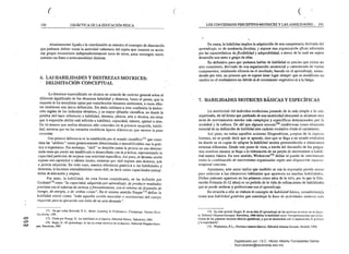 .( ( ( 

190 DIDÁCfICA DE LA EDUCACIÓN FÍSICA
Absolutamente ligado a la coordinación Se muestra el concepto de disociaci6n
que podemos definir como la actividad voluntaria del sujeto que consiste en accio­
nar grupos musculares independientemente unos de otros, para conseguir movi­
mientos con fines o intencionalidad distintas.
6. LAS HABILIDADES Y DESTREZAS MOTRICES: 

. DELIMITACIÓN CONCEPTUAL 

La literatura especializada no alcanza un acuerdo de carácter general sobre el
diferente significado de los términos habilidad ydestreza, basta el punto, que la
mayoría de los tratadistas optan por considerarlos términos sinónimos, a cUy05 efec­
tos establecen una única definición. Sin duda colabora a esta confusi6nla traduc­
ción inglesa de los indicados términos, y su mayor difusión científica, en donde la
palabra skill hace referencia a habilidad, destreza, p6ricia, arte o técnica. mientras
que la expresi6n ability está referida a habilidad, capacidad, talento, aptitud o dote.
De tal manera que ambos términos sólo coinci4ell en la primera acepci6n, habili­
dad, mientras que en las restantes establecen ligeras diferencias que merece la pena
comentar.
Una primera diferellcia es la establecida por el mundo científicol71 que consi­
dera las "abilities" como genericamente determinadas e inmodificables con la prác­
tica o experiencia. Sin embargo, "skill" se describe como la perici~ en una dete,rmi~
nada tarea que puede ser modificada o desarrollada con la práctica, representando la
capacidad particular de mejorar una actividad específica.Asf pues, el término abiliti
supone una capacidad o talento innato, mientras que skill supone una destreza, arte
o pericia adquirida. En todo caso, nuestra referencia genérica a las 'habilidades y
destrezas, la hacemos entendiéndolas como skíll, es decir corílO capacidades suscep­
tibles de educación y mejora.
Por tanto, la habilidad, de. esta forma considerada,. se ha definido por
Glltheriel72
como "la capacidad, adquirida por aprendizaje, de producir resultados
previstos con el md.ximo de certeza y jrecuentemellfe, COII el mínimo de dispendio de
tiempo. de energ(a, o de ambas cosas". En el mismo sentido Singe'r173 define la
habilidad motriz como "toda aquella acción muscular o /IIovím¡emo del cuerpo
requerido para la ejecución COI! éxito de U/l acto deseado".
17L Ver por todos Sehmidt. R.A.: Motor Learni1!g & Perfomance. Champaigfl. Human KÍl:e­
ties Books. 199L
o 172. Citado por Knapp. 8.: La habilidad eTl el deporte, Editorial Mirion. Valladolid, 198 l.
O 173. Singer. R.: El aprelldizaje de las acciones 1!U)lrices ell el deporte. Editorial Hispano-Euro­
CO pea. Barcelona, 1986.
LOS CONTENIDOS PERCEPTIVO-MOTRlCES y LAS HABILIDADES... 191
En suma, la habilidad implica la adquisición de una competencia derivada del
aprendizaje. es de tendencia finalista. y supone una orgallÍl,.ación eficazadomada
por las características de flexibilidad y adaptabilidad, a traves de la cual un sujeto
desarrolla una tarea o grupo de ellas.
En definitiva para que podamos hablar de habilidad es preciso que exista un
acto consciente. derivado de una organización secuencial y estructurada de varios
componentes. existiendo eficacia en el resultado, basado en el aprendizaje, enten­
diendo por este; un proceso que se supone tiene lugar siemprp. que se manifiesta un
cambio en el rendimiento n9 debido ni al crecimiento vegetativo ni a la fatiga.
7. HABILIDADES MOTRICES BÁSICAS Y ESPECÍFICAS
La motricidad del individuo evoluciona pasando de lo más simple a lo más
organizado. de tal forma que partiendo de una motricidad elerr,ental se alcanzan otra
serie de movimientos mucho más complejos y específicos determinados por la
sociedad y la cultura. De ahí que algunos autores174 establezcan como elemcnto
esencial de.su definición de habilidad este carácter evolutivo desde elnacimiellto.
Así poes, en t.odas aquellas acciones fi.logenéticas, propias de la especie
llUmana, no se puede decir que se aprende. sino que se llega a un estado evolutivo
en donde se es capaz de l!daptar la habilidad motriz preestaolecida a situaciones
externas diferentes. Desde este punto de vista, a través del desmollo de los progra­
mas motrices innatos se llega a la elaboración de un patrón de movimiento o habili­
dad motriz básica. En este s~ntido. WickstrOlnl75 defdte el Pdtrón de movimiento
como la combinaci61~ de movimientos organizados según una disposición espacio-
temporal concreta. .
Asimismo. este autor indica que también se usa la expresión patrón motor
para referirse a los elementos habiiuales que aparecen en muchas habilidadcs.
Dichos patrones aparecen en lo~ primeros cinco años de la vioa, por lo que la Edu­
cación Primaria (6-12 años) es un período de la vida de refinal.Jiento de habilidades
que se puede acelerar y perfeccionar con el aprendizaje.
En relaci6n a ello se elabora el concepto de'habilidad básica, considerándQla
como ulla habilídad genérica que constituye la base de actividades motoras más
174. En este sentido Singer. R. en su obra El aprendizaje de las acciones /IIotrice; en el depor.
te. Editorial Hispano-Europea. B~rcelofla. 1966 define la habilidad como "comportamientos que evolu­
cionan de los patrones motores básicos (genéticos), y que se desarrollan con la maduraci6n, la práctica
y la experiencia". . .
175. Wiclcstrom, R.L.: Patrolles motoru básicos. Editorial Alianza Dellorte. Mé:drid, 1990.
Digitalizado por: I.S.C. Hèctor Alberto Turrubiartes Cerino
hturrubiartes@beceneslp.edu.mx
 