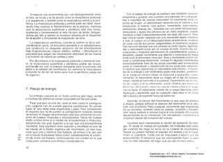( (
c:::l
c...n
c..o
A menudo nos encontramos con una desorganización entre
el tono de fondo y el de acción. entre la musculatura
y la superficial, y también entre la musculatura central y la peri­
férica. La musculatura profunda y central suele ser débil, resul­
tando nlJy costoso el mantenimiento de la postura. mientras
que la musculatura superficial y periférica está muy tensa.
supliendo y compensando la falta de lona de fondo. obligán­
donos por ello a realizar un excesivo esfuerzo en el desarrollo
de la acción y dificultando la modulación del tono.
La musculatura periférica. cuando la central no es lo sufi­
cientemente fuerte. se encuentra sometida a un sobréesluerZG
que producirá un clesgaste temprano de las articulaciones
más finas (muliecas. manos, tobillos. rodillas ..) dificultando la
precisión que exigen los movimientos delicados de las mano~
y la función de resorle en rodillas y pies.
Por el contrario si la musculatura profunda y central es luer­
te. la musculatura superficial y periférica puede ser suave,
aportando tan solo la eller~Jia necesaria para la precisión del
gesto y la calidad del movimiento. En delinitivD la n,uscutaturu
profunda ha de ser de acero para que la periférica pueda ser
de algodón.
7. Pasaje de energía
La energía corporal es un fluido continuo que rieg8. activa
y moviliza tas diferentes zonas corporales por las que pasa.
Para que esto ocurra 8sl. tnnto el lona como la
ción corporal han eJe cumplir algunas condiciones.
el lono debe estar equilibrado y justo. Para comprender
el requis ita que I,a de cumplir la configuración corporal. hemos
de evocar la imagen de entramado tolal que conlorman el con­
junto de huesos. músculos y articulaciones. Todos los huesos
están unidos entre sí a través de articulaciones y músculos.
adquiriendo una gran sujeción a la vez que una extraordinaria
Este equilibrio entre sujeción y movilidad es una de
las claves de la fluidez orgánica del movimiento. Un haz mus­
cular que une y moviliza dos huesos, se enlaza ala vez con
otros haces musculares hasta cubrir completamente el conto;­
no de todos los huesos. constituyendo unA unidad en la que
cada parte conservél una mlnliva independencia.
Con el pasnje ele energia se produce una i.lclividé¡(! 111uscul;.1I
progresiva y gradual, .una sucesión encíldcnada ele Co"tl Dccio­
nes e impulsos ele diversa intensidad. El movimiento tlolle tlll
cíe origen. un determinado recorrido por el cuerpo y Ul1él
proyección al exterior. Una acc!ión: movimiento.
contracción. empuje, etc., realizada con una cierta minuciosicJ¡xJ.
delicadeza y ajusle fino del,lono en un (mico segmento. puecJe
movilizar a éste incJependienlemente elel reslo elel cuer¡Jo. Pero
esa misma 8cción realizada con una inlensid8d mayor ,nvolucr <1
o lacio 01 cuerpo on un cJcsacoplmnieIlIO-<lc,oplarniulllo cOlllinuo
de cRcla una do sus parles, adai)lánclose almovimiellto
Eslo ocurrirá siempre que sus uniones no eslén rígicliJS. <i~Jmrolél­
das o clemasiaclo (Iuras por un oxceso de tono. Cuando los arli·
culaciones y músculos permanecen lo suficientemente :::>uellas y
sensibles. puede mantenerse una relación y comunicaCión fluida
entro lodo el enlr;::¡maclo musculm. Tono y movimiento p()(lr¡'¡n cir­
cular y c;:malizarse libremenle. Incluso on algunos lIlovimientos
extremadamente finos de las zonas conlmles serf¡
senlir la illlerrclflción y movili7.<1ción elo 1,18. zonns I1lfl~;
A rnecJicla que realicemos un movirnionlo 111éÍS inloll~;o. ,;1 rr:corri­
do ele la energía y elel movimiento serón méls <llllplios.
se 811 jt logo UI1 n(lInoro moyor ele lIlusculm; y SCUI1lCllt()~;. UUIl(]
ralmenle, el movimiento tiene su origen en el eje (!el Ctll;rpo.
clcsclc clonde se lmnsrnile a la perilaria. Dopencliendo elo St Icen·
110 [Ir~ orinel) y do SIl intonsid;Hl. p¡l(~d0. :,(mtirsn ql(~ 1[1;1( !1; {
lud;¡!: !;¡~: dil(~t:cillll~!:. Il;H:í;¡ !!I (~!:p;lcill (~Xll:li(ll y 11;ti;¡ d ;¡P{)yll
con la tierra. El movimiento consta de un jue~Jo tlllernaiivu (~ntrc
y expansión que en cualquier caso Ilace en el CCI11IU
cuerpo y se expande hacia los extremos.
Además, lo natural del movimiento es que vay8 de élclentlo
a afuera. porque siempre el objOiivo del movin,iento os 18 reta­
ción con el exterior. Pero cualquier movimiento que originemos
en un exlremo, también tiene su pasaje, recorriclo y transmi­
sión hacia adentro e incluso hacia el aIro extremo clpl cuerpo,
dependiendo de su intensidad. Ello demostrará y IllDnlel1(ká la
vitalidad natural del conjunto del cuerpo. . •
Aparece aquí nuevamente la noción de economi8 ele ener­
gía. Al darse un Irabajo en sucesión. los mlJsculos sólo traba­
jan cuando les llega su turno en la cadena de muvimiento.
Desde su puesto reciben el impulso del anterior y se lo Irans­
miten al siguiente. Cada uno es impulsado y rq¡él(:O pUf los
precedentes. El esfuerzo que les corresponde h,Jc()f a cacl,l
uno do ellos denende del lugeH Cjue OCIII)8n en 8,,(1 '-'Idon;.
:1756
Digitalizado por: I.S.C. Hèctor Alberto Turrubiartes Cerino
hturrubiartes@beceneslp.edu.mx
 