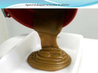 Agora é só despejar na bandeja de plástico
 