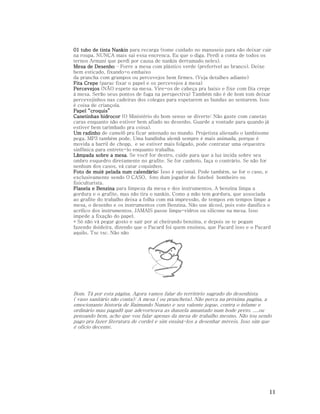 01 tubo de tinta Nankin para recarga (tome cuidado no manuseio para não deixar cair
na roupa. NUNCA mais sai essa encrenca. Eu que o diga. Perdi a conta de todos os
ternos Armani que perdi por causa de nankin derramado neles).
Mesa de Desenho – Forre a mesa com plástico verde (preferível ao branco). Deixe
bem esticado, fixando-o embaixo
da prancha com grampos ou percevejos bem firmes. (Veja detalhes adiante)
Fita Crepe (parac fixar o papel e os percevejos à mesa)
Percevejos (NÃO espete na mesa. Vire-os de cabeça pra baixo e fixe com fita crepe
à mesa. Serão seus pontos de fuga na perspectiva) Também não é de bom tom deixar
percevejinhos nas cadeiras dos colegas para espetarem as bundas ao sentarem. Isso
é coisa de criançola.
Papel “croquis”
Canetinhas hidrocor (O Ministério do bom senso se diverte: Não gaste com canetas
caras enquanto não estiver bem afiado no desenho. Guarde a vontade para quando já
estiver bem tarimbado pra coisa).
Um radinho de camelô pra ficar antenado no mundo. Projetista alienado o lambisome
pega. MP3 também pode. Uma bandinha alemã sempre é mais animada, porque é
movida a barril de chopp, e se estiver mais folgado, pode contratar uma orquestra
sinfônica para entrete-lo enquanto trabalha.
mesa.
Lâmpada sobre a mesa Se você for destro, cuide para que a luz incida sobre seu
ombro esquedro diretamente no grafite. Se for canhoto, faça o contrário. Se não for
nenhum dos casos, vá catar coquinhos.
Foto de muié pelada num calendário: Isso é opcional. Pode também, se for o caso, e
exclusivamente sendo O CASO, foto dum jogador de futebol bombeiro ou
fisiculturista.
Flanela e Benzina para limpeza da mesa e dos instrumentos. A benzina limpa a
gordura e o grafite, mas não tira o nankin. Como a mão tem gordura, que associada
ao grafite do trabalho deixa a folha com má impressão, de tempos em tempos limpe a
mesa, o desenho e os instrumentos com Benzina. Não use álcool, pois este danifica o
acrílico dos instrumentos. JAMAIS passe limpa-vidros ou silicone na mesa. Isso
impede a fixação do papel.
* Só não vá pegar gosto e sair por aí cheirando benzina, e depois se te pegam
fazendo doideira, dizendo que o Pacard foi quem ensinou, que Pacard isso e o Pacard
aquilo. Tsc tsc. Não não

Bom. Tá por esta página. Agora vamos falar do território sagrado do desenhista
( vaso sanitário não conta): A mesa ( ou prancheta). Não perca na próxima pagina, a
emocionante historia de Raimundo Nunato e seu valente jegue, contra o infame e
ordinário mau pagadô que adevorteava as dunzela amuntado num bode preto. ....ou
pensando bem, acho que vou falar apenas da mesa de trabalho mesmo. Não tou sendo
pago pra fazer literatura de cordel e sim ensiná-los a desenhar móveis. Isso sim que
é oficio decente.

11

 