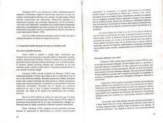 ~
Abraham (1977), ca şi Machover (1949), subliniază aspectul
adaptativ al desenului, respectiv felul în care subiectul, în acest caz
copilul, reacţionează la solicitarea de a desena. Această reacţie reflectă
anumite caracteristici ale subiectului. Observarea copilului şi a
răspunsului acestuia, sau a absenţei răspunsului, vor fi revelatoare.
Unii indici pot fi lămuritori: simplitatea (sau complexitatea) răspunsului
subiectului, spontaneitatea (sau lipsa acesteia) în reacţii, uşurinţa (sau
dificultatea) executării sarcinii şi manifestările afective prezente în
cursul administrării (Sattler, 1990).
Kim Chi (1989) subliniază importanţa indicilor clinici relevaţi În
calitatea desenului, în funcţie de timpul de execuţie.
2. Compoziţia familiei desenate În raport cu familia reală
Descrierea familiei desenate
Porat (1965) a stabilit o relaţie între valorizarea sau
devalorizarea unui personaj şi anumiţi indici ai desenului: poziţia,
ordinea, dimensiunea fiecăruia. Pentru el, ordinea în care subiectul
desenează fiecare personaj reflectă valoarea pe care o acordă acestora.
În general, primul personaj desenat este considerat ca cel mai
important pentru subiect, în plan afectiv. În general, remarcă Porat, el
este desenat în partea stângă.
Grimard (1982) citează lucrările lui Harsanyi (1965) care
analizează desenele a 740 de copii, băieţi şi fete cu vârste între 10 şi 16
ani, şi care relevă trei tendinţe: desenarea prima oară a tatălui, desenarea
prima oară a mamei (tendinţă care diminuează cu vârsta) şi desenarea
prima oară a propriei persoane. Cercetătorul a concluzionat că subiectul
ordonează personajele desenului său în funcţie de evaluarea
subiectivă pe care o face În planul investiţiilor identificatoare,
obiectale, sau după un alt registru de semnificaţie (de exemplu,
narcisic).
Morval (1973) afirmă că indicii de valorizare pot fi deduşi
plecând de la sexul primului personaj. Pentru Anzieu (1973), faptul că
primul personaj desenat este de sex opus desenatorului, adăugat la o
diferenţă mare de vârstă, semnifică o tulburare În planul identificării.
După Abraham (1992), alegerea sexului primului personaj
desenat se raportează la identificarea cu rolurile social-sexuale
66

"masculine" şi "feminine", cu valorile reprezentate în societatea
noastră despre ce înseamnă un bărbat sau o femeie. Este vorba,
întrucâtva, de un nivel ideal al Eului. Identificarea sexuală şi acceptarea
nu ar fi singurele motivaţii interne implicate în alegere. Cum aceasta
ţine de rolurile sociale, devine mai de înţeles că identităţile feminine
sunt mai puternice în perioada de latenţă, când mama şi substitutul său,
învăţătoarea, deţin un rol educativ important În planul identificării şi al
modelelor.
Ea remarcă faptul că, în fapt, la cei ele 6-12 ani~ băieţii desenează
mai frecvent un personaj de sex opus, şi această tendinţă descreşte la
adolescenţă. La fete se observă contrariul. Ele desenează mai Întâi
personaje de acelaşi sex cu ele, şi această tendinţă descreşte până la
vârsta adultă. Abraham crede că, ÎtI adolescenţă, se impun valorile
masculine: spiritul de iniţiativă, independenţa,competiţia, prioritatea
raţionalităţii asupra emoţiei, corespunzând unei modificări în idealul
Eului.
Personaje adăugate sau omise
Debienne (1968) a reluat argumentaţia lui Connan (1965) în ceea
ce priveşte personajele adăugate. Acestea indică, după ei, o proiecţie a
unei părţi mascate a subiectului. De fapt, subiectul se travesteşte, mai
mult sau mai puţin, în toate personajele, dar într-un mod mai special,
mai proiectiv, în aceste personaje adăugate. Din cauza acestei tendinţe,
desenul familiei ne permite, într-o manieră privilegiată, să completăm o
evaluare, să adăugăm nuanţe care îmbogăţesc înţelegerea dinamică a
subiectului.
După Porot (1965), analiza compoziţiei familiale oferă infonnaţii
asupra relaţiilor între membrii săi, cum ar fi cele interpretate de subiect.
Omisiunea unui membru indică adesea un afect de respingere referitor
la această persoană. Dacă, de exemplu, un copil uită să se deseneze, ne
putem gândi la un sentiment de excuziune din familia sa. Un personaj
adăugat poate face trimitere la o reprezentare alterată a subiectului
însuşi.
La un copil care a- fost adoptat, mai ales dacă această adopţie s-
a făcut după vârsta de un an, reprezentarea familiei poate duce la
calitatea ataşamentului copilului faţă de familia sa de adopţie. În
desenul lui Bernard, 7 ani, adoptat la vârsta de 3 ani, remarcăm absenţa
67
 