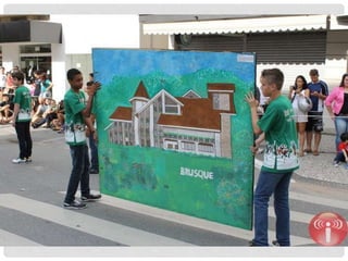 Desfile de aniversário de brusque