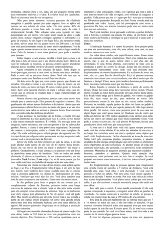 montanha, olhando para o sol, sabe, em um pequeno monte entre
duas montanhas maiores, é o ideal. É o típico local dos Apalaches.
Você vai encontrar isso de vez em quando.
Olhe para esses números: sessenta porcento da eficiência
energética é perdida apenas por estar exposta. Isso se aplica até
mesmo ao seu coletor de calor solar. Ele tem apenas 40% de
eficiência quando o vento bate nele. A maior parte do calor é
simplesmente levado. Não coloque uma casa gigante no topo
descampado de um morro. Um lugar assim muda de dono a cada
quatro anos, porque ninguém consegue agüentar o sofrimento e o
gasto de energia. Se um lugar é um lugar feliz, ele raramente muda
de dono, talvez umas três ou quatro vezes em 200 anos. Um local
com mal posicionamento muda de dono muito rapidamente. Via de
regra, quanto menos árvores se têm ao redor, mais o lugar muda de
dono. Falta de árvores é uma coisa péssima, para gado e também
para pessoas.
Então, mapeie o seu acesso, escolha o local para a casa, e aí
olhe para a lista de coisas que o seu cliente deseja fazer. Depois de
você ter indicado os recursos, as pessoas podem querer abandonar
algumas dessas escolhas em favor de outros empreendimentos.
Agora concentre-se nos sistemas de águas. Tente dispor os
locais para água, acesso e a casa como se fossem uma única entidade.
Todo o mais vai se encaixar dentro disso. Você não tem que se
preocupar muito com detalhes se você fizer isso direito.
Há dois erros de tipo um, erros muito graves, que devem ser
evitados. Um deles é situar o seu cliente no topo do morro, ou em
túneis de vento, ou túneis de fogo. O outro é meter gente no meio do
mato, fazer uma pequena clareira na mata e colocar uma casa ali.
Assim que as pessoas se mudam para o lugar, experimentam um
conflito terrível.
Nossos clientes são geralmente pessoas com uma mente bem
voltada para a conservação. Eles gostam de esquilos e castores. Eles
geralmente não atiram nesses bichinhos o dia inteiro. Assim que nós
posicionamos o cliente bem no meio do mato, ele passa a ser um alvo
muito atrativo para todos os animais e pássaros locais. Esses animais
vêm correndo atrás das abóboras do cliente.
O que acontece: as marmotas vão lá. Então, o cliente tem que
matar as marmotas. Ele não queria fazer isso. E o pior, ele vai passar
a vida inteira matando marmotas. É verdade. Ele tem que atirar em
cangurus, matar marmotas, sair com um porrete e dar na cabeça dos
gambás. Porém, o cliente é uma pobre alma vegetariana. Os animais
são mortos e destroçados, então o cliente fica com complexo de
culpa. Ele acaba voltando para a cidade porque não aguenta isso. Ele
tem que deixar para alguma outra pessoa esse serviço sangrento, tudo
porque você o meteu no meio da floresta!
Talvez ele tenha um belo pinheiro ao lado da cerca, e ele não
pode plantar nada dentro de um raio de 13 metros dessa árvore.
Então, ele vai morrer de fome ou matar o pinheiro? Vai matar o
pinheiro. Gradualmente, o local começa a se parecer com um disco
de penicilina numa placa de bactérias. Tudo ao redor vai sendo
eliminado. O cliente se transforma, de um conservacionista, em um
destruidor. Você fez isso. É sua culpa. Ou, se foi outra pessoa que fez
isso, então você tem um trabalho de recuperação nas suas mãos.
Posicionar um cliente no topo de um morro, onde estará sujeito
ao fogo e ao frio, e freqüentemente falta d’água, é um erro de tipo
um; porém, você também deve tomar cuidado para não o colocar
onde a próxima catástrofe vai destruí-lo: deslizamentos de terra,
vulcões. Verifique que você não fez isso. Você deve conferir essa
lista de erros ao escrever um relatório. Esses erros são muito sérios.
Se lhe pedirem para fazer o projeto de um terreno que é
completamente coberto de florestas, primeiro tenha uma longa
conversa de coração com o cliente. Veja se não seria mais sensato
para ele comprar certos alimentos de vizinhos. Veja se ele realmente
quer abrir espaço para plantações lá. Se ele quiser, você até pode
abrir. Mas mostre ao cliente que ele pode prover toda a sua comida a
partir de um espaço muito pequeno, tal como uma grande estufa
anexa mais uma área totalmente fechada, com uma cerca elétrica, de
apenas 500 metros quadrados. Sugira que ele se dedique a produção
altamente intensiva.
Há lugares na Austrália chamados de áreas de conservação. Em
uma delas, todos os 385 lotes na área tem proprietários com um
mesmo objetivo. Eles limitam-se a 500 metros quadrados para se
manterem, e eles conseguem. Então, isso significa que toda a área é
uma enorme reserva de vida selvagem, com milhares de cangurus e
gambás. Cada pessoa que vai lá – agora por lei – tem que se sustentar
em 500 metros quadrados. Isto pode ser feito. Muita comida pode ser
produzida sob vidro. Assim, não há preocupação com ursos e
guaxinins. De fato, um sistema intensivo pode não ser muito mais
caro que um extensivo.
Você pode também tentar persuadir o cliente a ganhar dinheiro
com a floresta, e comprar sua comida. Ou então, vá em frente e abra
meio hectare da floresta, e certifique-se que o material é usado com o
mais alto benefício.
Zonas
A habitação humana é o centro do projeto. Esse projeto pode
ser para um assentamento, uma vila, uma cidade, uma casa, ou uma
modesta caverna em uma rocha.
Ao redor desse núcleo, nós especificamos zonas. Essas zonas
não são realmente círculos concêntricos. Você pode indicá-las como
quizer, mas o que eu quero deixar claro é que elas não são
delimitadas. É uma forma abstrata, conveniente de lidar com as
distâncias a partir do centro do design. Zonas em um projeto de
permacultura representam locais onde você está presente mais
freqüentemente ou menos freqüentemente. Eu as chamo de zonas um,
dois, três, etc., para fins de identificação. Eu já vi pessoas tentarem
construir essas zonas com cercas circulares, mas não é assim que nós
fazemos o design! Claro, desse jeito também funciona perfeitamente
bem; mas não é realmente assim que nós fazemos.
Estou falando a respeito da distância a partir do centro do
design. O que fica mais longe deve necessitar menos visitas. O local
menos visitado ao redor desta casa pode ser logo abaixo desta janela.
Este local é mais longe que a frente do galpão. Nós vamos ao galpão
todo dia, duas vezes ao dia, para ordenhar as vacas. Nós
provavelmente vamos lá por duas ou três outras razões também.
Portanto, na verdade, aquele pedaço de chão em frente ao galpão é
muito mais próximo de nós que aquele pedaço de chão logo abaixo
desta janela. Há muitas vezes uma pequena parte da sua casa em
algum lugar que você quase nunca vê. Qualquer um de vocês que
tenha um terreno de 1000 metros quadrados pode definir uma parte,
talvez um oitavo do terreno que você muito raramente visita. Você
pode ir lá uma vez por ano. Se você possuir 80 hectares, haverá uma
grande parte disso onde seus pés nunca pisarão.
A zona um é o local onde você está quase sempre presente,
onde você faz visitas diárias. É ao redor das entradas da sua casa, e
ao longo dos caminhos entre sua casa e qualquer outro objeto que
você visite freqüentemente. Defina claramente as áreas da zona um.
Nelas você põe pequenas plantas, pequenos animais, e aquelas
unidades de alta energia, alta produção que representam os elementos
mais importantes da auto-suficiência. As plantas anuais ali estão em
constante renovação, alta demanda, e as perenes lá terão rendimento
constante. Mantenha ali pequenos animais que requerem cuidados –
bezerros, pintinhos e patinhos. Quanto mais atenção eles
necessitarem, mais próximo você os traz. Isso é simples. Se você
projetar isso assim conscientemente, é incrível como o local produz
muito mais.
Eu freqüentemente digo às pessoas apenas para imaginarem
uma grande moita de salsinha a 7 metros de distância. Você está
fazendo uma sopa. Você olha, e está chovendo. E você está de
pantufas e bobes no cabelo. Não tem como você vencer aqueles 7
metros na ida mais 7 metros na volta. Por isso, você deixa de colher.
Isso ocorre freqüentemente. Você planta tantas coisas que você nunca
colhe, e que não recebem a atenção necessária porque não estão sob
seus olhos.
Isso vale para a estufa. É uma manhã ensolarada. O dia está
apenas começando a esquentar, e ninguém ainda abriu as janelas de
ventilação. As mudas começam a cozinhar na estufa, só porque a
estufa está muito longe da casa, a 100 metros do seu caminho.
Esta área da zona um realmente não se extende mais que uns 7
a 10 metros ao redor da casa, e não em todas as direções. O que
estamos realmente falando é sobre uma pequena área que nem sequer
inclui a parte de trás da casa. É muito perto. De lá, você tira a maior
parte da sua comida. Se você tiver bom senso, você tira toda a sua
comida de lá, exceto alguns poucos ítems.
É bom ter algumas pequenas lagoas na zona um, pequenos
 