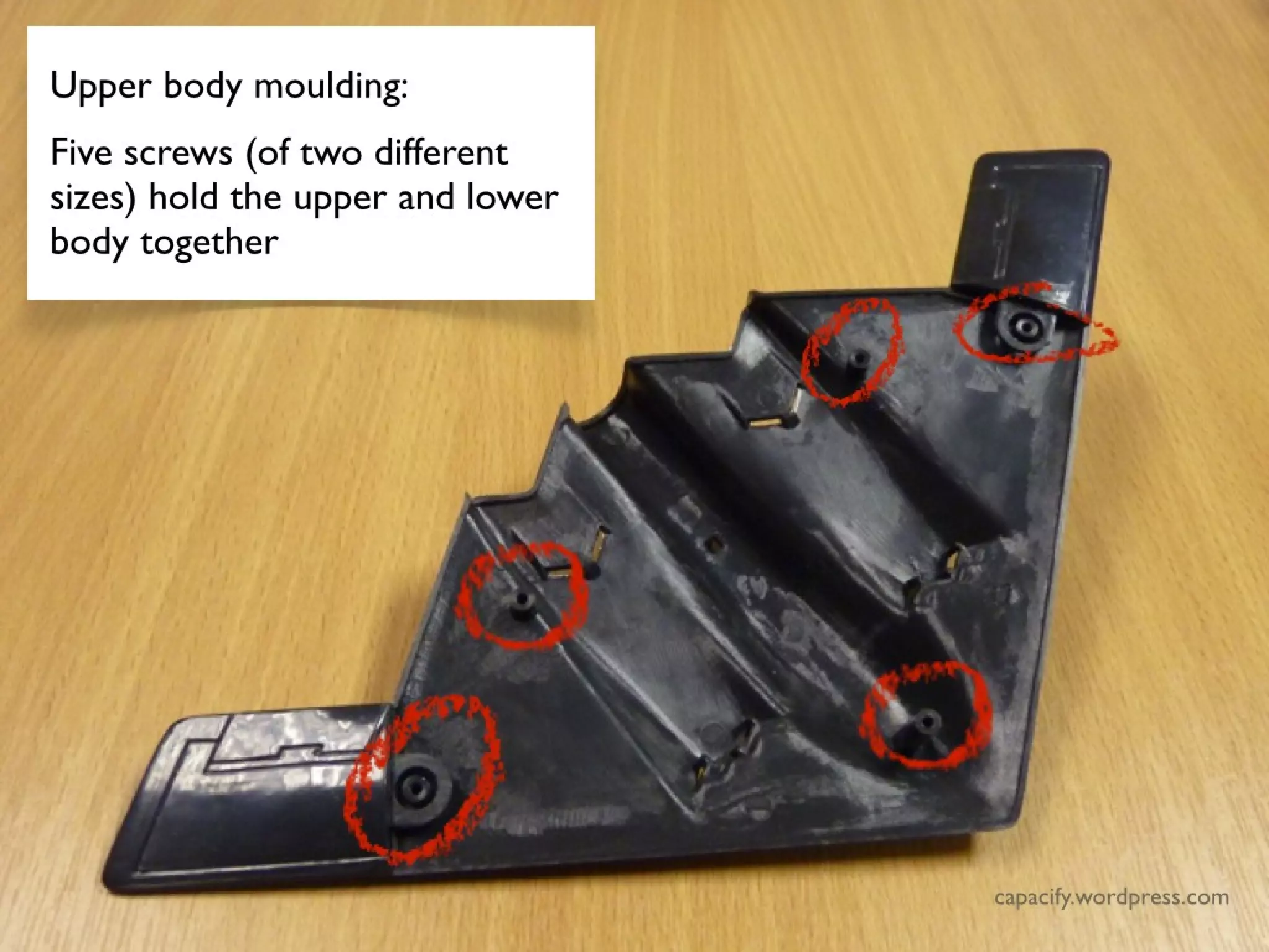 Upper body moulding:
Five screws (of two different
sizes) hold the upper and lower
body together
Upper body moulding:
Five screws (of two different
sizes) hold the upper and lower
body together
 