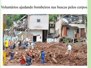 Voluntários ajudando bombeiros nas buscas pelos corpos