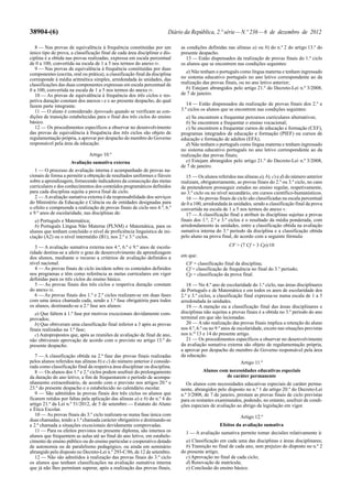 38904-(6) Diário da República, 2.ª série—N.º 236—6 de dezembro de 2012
8 — Nas provas de equivalência à frequência constituídas por um
único tipo de prova, a classificação final de cada área disciplinar e dis-
ciplina é a obtida nas provas realizadas, expressa em escala percentual
de 0 a 100, convertida na escala de 1 a 5 nos termos do anexo IV.
9 — Nas provas de equivalência à frequência constituídas por duas
componentes (escrita, oral ou prática), a classificação final da disciplina
corresponde à média aritmética simples, arredondada às unidades, das
classificações das duas componentes expressas em escala percentual de
0 a 100, convertida na escala de 1 a 5 nos termos do anexo IV.
10 — As provas de equivalência à frequência dos três ciclos e res-
petiva duração constam dos anexos I e II ao presente despacho, do qual
fazem parte integrante.
11 — O aluno é considerado Aprovado quando se verificam as con-
dições de transição estabelecidas para o final dos três ciclos do ensino
básico.
12 — Os procedimentos específicos a observar no desenvolvimento
das provas de equivalência à frequência dos três ciclos são objeto de
regulamentação própria, a aprovar por despacho do membro do Governo
responsável pela área da educação.
Artigo 10.º
Avaliação sumativa externa
1 — O processo de avaliação interna é acompanhado de provas na-
cionais de forma a permitir a obtenção de resultados uniformes e fiáveis
sobre a aprendizagem, fornecendo indicadores da consecução das metas
curriculares e dos conhecimentos dos conteúdos programáticos definidos
para cada disciplina sujeita a prova final de ciclo.
2 — Aavaliação sumativa externa é da responsabilidade dos serviços
do Ministério da Educação e Ciência ou de entidades designadas para
o efeito e compreende a realização de provas finais de ciclo nos 4.º, 6.º
e 9.º anos de escolaridade, nas disciplinas de:
a) Português e Matemática;
b) Português Língua Não Materna (PLNM) e Matemática, para os
alunos que tenham concluído o nível de proficiência linguística de ini-
ciação (A2) ou o nível intermédio (B1), nos 2.º e 3.º ciclos.
3 — A avaliação sumativa externa nos 4.º, 6.º e 9.º anos de escola-
ridade destina-se a aferir o grau de desenvolvimento da aprendizagem
dos alunos, mediante o recurso a critérios de avaliação definidos a
nível nacional.
4 — As provas finais de ciclo incidem sobre os conteúdos definidos
nos programas e têm como referência as metas curriculares em vigor
definidas para os três ciclos do ensino básico.
5 — As provas finais dos três ciclos e respetiva duração constam
do anexo III.
6 — As provas finais dos 1.º e 2.º ciclos realizam-se em duas fases
com uma única chamada cada, sendo a 1.ª fase obrigatória para todos
os alunos, destinando-se a 2.ª fase aos alunos:
a) Que faltem à 1.ª fase por motivos excecionais devidamente com-
provados;
b) Que obtiveram uma classificação final inferior a 3 após as provas
finais realizadas na 1.ª fase;
c) Autopropostos que, após as reuniões de avaliação de final de ano,
não obtiveram aprovação de acordo com o previsto no artigo 13.º do
presente despacho.
7 — A classificação obtida na 2.ª fase das provas finais realizadas
pelos alunos referidos nas alíneas b) e c) do número anterior é conside-
rada como classificação final da respetiva área disciplinar ou disciplina.
8 — Os alunos dos 1.º e 2.º ciclos podem usufruir do prolongamento
da duração do ano letivo, a fim de frequentarem o período de acompa-
nhamento extraordinário, de acordo com o previsto nos artigos 20.º e
23.º do presente despacho e o estabelecido no calendário escolar.
9 — São admitidos às provas finais dos três ciclos os alunos que
ficarem retidos por faltas pela aplicação das alíneas a) e b) do n.º 4 do
artigo 21.º da Lei n.º 51/2012, de 5 de setembro — Estatuto do Aluno
e Ética Escolar.
10 — As provas finais do 3.º ciclo realizam-se numa fase única com
duas chamadas, tendo a 1.ª chamada carácter obrigatório e destinando-se
a 2.ª chamada a situações excecionais devidamente comprovadas.
11 — Para os efeitos previstos no presente diploma, são internos os
alunos que frequentem as aulas até ao final do ano letivo, em estabele-
cimento de ensino público ou do ensino particular e cooperativo dotado
de autonomia ou de paralelismo pedagógico, ou ainda em seminário
abrangido pelo disposto no Decreto-Lei n.º 293-C/86, de 12 de setembro.
12 — Não são admitidos à realização das provas finais do 3.º ciclo
os alunos que tenham classificações na avaliação sumativa interna
que já não lhes permitam superar, após a realização das provas finais,
as condições definidas nas alíneas a) ou b) do n.º 2 do artigo 13.º do
presente despacho.
13 — Estão dispensados da realização de provas finais do 1.º ciclo
os alunos que se encontrem nas condições seguintes:
a) Não tenham o português como língua materna e tenham ingressado
no sistema educativo português no ano letivo correspondente ao da
realização das provas finais, ou no ano letivo anterior;
b) Estejam abrangidos pelo artigo 21.º do Decreto-Lei n.º 3/2008,
de 7 de janeiro.
14 — Estão dispensados da realização de provas finais dos 2.º e
3.º ciclos os alunos que se encontrem nas condições seguintes:
a) Se encontrem a frequentar percursos curriculares alternativos;
b) Se encontrem a frequentar o ensino vocacional;
c) Se encontrem a frequentar cursos de educação e formação (CEF),
programas integrados de educação e formação (PIEF) ou cursos de
educação e formação de adultos (EFA);
d) Não tenham o português como língua materna e tenham ingressado
no sistema educativo português no ano letivo correspondente ao da
realização das provas finais;
e) Estejam abrangidos pelo artigo 21.º do Decreto-Lei n.º 3/2008,
de 7 de janeiro.
15 — Os alunos referidos nas alíneas a), b), c) e d) do número anterior
realizam, obrigatoriamente, as provas finais do 2.º ou 3.º ciclo, no caso
de pretenderem prosseguir estudos no ensino regular, respetivamente,
no 3.º ciclo ou no nível secundário, em cursos científico-humanísticos.
16 — As provas finais de ciclo são classificadas na escala percentual
de 0 a 100, arredondada às unidades, sendo a classificação final da prova
convertida na escala de 1 a 5 nos termos do anexo V.
17 — A classificação final a atribuir às disciplinas sujeitas a provas
finais dos 1.º, 2.º e 3.º ciclos é o resultado da média ponderada, com
arredondamento às unidades, entre a classificação obtida na avaliação
sumativa interna do 3.º período da disciplina e a classificação obtida
pelo aluno na prova final, de acordo com a seguinte fórmula:
CF = (7 Cf + 3 Cp)/10
em que:
CF = classificação final da disciplina;
Cf = classificação de frequência no final do 3.º período;
Cp = classificação da prova final.
18 — No 4.º ano de escolaridade do 1.º ciclo, nas áreas disciplinares
de Português e de Matemática e em todos os anos de escolaridade dos
2.º e 3.º ciclos, a classificação final expressa-se numa escala de 1 a 5
arredondada às unidades.
19 — A menção ou a classificação final das áreas disciplinares e
disciplinas não sujeitas a provas finais é a obtida no 3.º período do ano
terminal em que são lecionadas.
20 — A não realização das provas finais implica a retenção do aluno
nos 4.º, 6.º ou no 9.º anos de escolaridade, exceto nas situações previstas
nos n.os
13 e 14 do presente artigo.
21 — Os procedimentos específicos a observar no desenvolvimento
da avaliação sumativa externa são objeto de regulamentação própria,
a aprovar por despacho do membro do Governo responsável pela área
da educação.
Artigo 11.º
Alunos com necessidades educativas especiais
de caráter permanente
Os alunos com necessidades educativas especiais de caráter perma-
nente, abrangidos pelo disposto no n.º 1 do artigo 20.º do Decreto-Lei
n.º 3/2008, de 7 de janeiro, prestam as provas finais de ciclo previstas
para os restantes examinandos, podendo, no entanto, usufruir de condi-
ções especiais de avaliação ao abrigo da legislação em vigor.
Artigo 12.º
Efeitos da avaliação sumativa
1 — A avaliação sumativa permite tomar decisões relativamente à:
a) Classificação em cada uma das disciplinas e áreas disciplinares;
b) Transição no final de cada ano, sem prejuízo do disposto no n.º 2
do presente artigo;
c) Aprovação no final de cada ciclo;
d) Renovação de matrícula;
e) Conclusão do ensino básico.
 