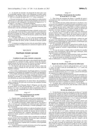 Diário da República, 2.ª série—N.º 236—6 de dezembro de 2012 38904-(7)
2 — As decisões de transição e de progressão do aluno para o ano
de escolaridade seguinte e para o ciclo subsequente revestem caráter
pedagógico e são tomadas sempre que o professor titular de turma, no
1.º ciclo, ou o conselho de turma, nos 2.º e 3.º ciclos, considerem:
a) Nos anos terminais de ciclo, que o aluno adquiriu os conhecimentos
e desenvolveu as capacidades necessárias para progredir com sucesso os
seus estudos no ciclo subsequente, sem prejuízo do disposto no n.º 11
do artigo 9.º e no artigo 13.º do presente despacho;
b) Nos anos não terminais de ciclo, que o aluno demonstra ter adqui-
rido os conhecimentos e desenvolvido as capacidades essenciais para
transitar para o ano de escolaridade seguinte.
3 — No 1.º ano de escolaridade não há lugar a retenção, exceto se tiver
sido ultrapassado o limite de faltas e, após cumpridos os procedimentos
previstos no Estatuto do Aluno e Ética Escolar, o professor titular da
turma em articulação com o conselho de docentes, quando exista, decida
pela retenção do aluno.
4 — Um aluno retido nos 1.º, 2.º ou 3.º anos de escolaridade pode
integrar a turma a que pertencia por decisão do diretor, sob proposta
do professor titular de turma, ouvido o conselho de docentes quando
exista.
5 — A retenção em qualquer um dos ciclos do ensino básico implica
a repetição de todas as componentes do currículo do respetivo ano de
escolaridade.
SECÇÃO IV
Classificação, transição e aprovação
Artigo 13.º
Condições de aprovação, transição e progressão
1 — A avaliação sumativa dá origem a uma tomada de decisão sobre
a progressão ou a retenção do aluno, expressa através das menções,
respetivamente, de Transitou ou de Não Transitou, no final de cada ano,
e de Aprovado ou de Não Aprovado, no final de cada ciclo.
2 — No final de cada um dos ciclos do ensino básico, o aluno não
progride e obtém a menção de Não Aprovado, se estiver numa das
seguintes condições:
a) Tiver obtido simultaneamente classificação inferior a 3 nas áreas
disciplinares ou disciplinas de Português (ou PLNM) e de Matemática;
b) Tiver obtido classificação inferior a 3 em três ou mais disciplinas,
no caso dos 2.º e 3.º ciclos, e tiver obtido classificação inferior a 3 em
Português (ou PLNM) ou em Matemática e simultaneamente menção
não satisfatória nas outras áreas disciplinares, no caso do 1.º ciclo.
3 — Os alunos autopropostos do ensino básico não progridem e
obtêm a menção de Não Aprovado se estiverem nas condições referidas
no número anterior.
4 — A disciplina de Educação Moral e Religiosa, nos três ciclos
do ensino básico, as áreas não disciplinares, no 1.º ciclo, o Apoio ao
Estudo, no 2.º ciclo, e as disciplinas de oferta complementar, nos 2.º e
3.º ciclos, não são consideradas para efeitos de progressão de ano e
conclusão de ciclo.
Artigo 14.º
Constituição e funcionamento do conselho
de docentes do 1.º ciclo
1 — Quando criado, o conselho de docentes será constituído, para efei-
tos de avaliação dos alunos, por todos os professores titulares de turma
do 1.º ciclo de cada estabelecimento constituinte do agrupamento.
2 — No conselho de docentes, podem ainda intervir, sem direito a
voto, os serviços com competência em matéria de apoio educativo e
serviços ou entidades cuja contribuição o conselho pedagógico consi-
dere conveniente.
3 — Aclassificação final a atribuir em cada área disciplinar é da com-
petência do professor titular de turma, ouvido o conselho de docentes.
4 — As deliberações do conselho de docentes devem resultar do
consenso dos professores que o integram, admitindo-se o recurso ao
sistema de votação, quando se verificar a impossibilidade de obtenção
desse consenso.
5 — No caso de recurso à votação, todos os membros do conselho de
docentes devem votar nominalmente, não havendo lugar a abstenção,
sendo registado em ata o resultado da votação.
6 — Adeliberação só pode ser tomada por maioria, tendo o presidente
do conselho de docentes, cooptado entre os membros, voto de qualidade
em caso de empate.
7 — Na ata da reunião de conselho de docentes, devem ficar registadas
todas as deliberações e a respetiva fundamentação.
Artigo 15.º
Constituição e funcionamento dos conselhos
de turma dos 2.º e 3.º ciclos
1 — Para efeitos de avaliação dos alunos, o conselho de turma é
constituído por todos os professores da turma, sendo seu presidente o
diretor de turma.
2 — Nos conselhos de turma, podem ainda intervir, sem direito a voto,
os serviços com competência em matéria de apoio socioeducativo ou en-
tidades cuja contribuição o conselho pedagógico considere conveniente.
3 — Sempre que por motivo imprevisto se verificar ausência de
um membro do conselho de turma, a reunião é adiada, no máximo por
quarenta e oito horas, de forma a assegurar a presença de todos.
4 — No caso de a ausência a que se refere o número anterior ser
presumivelmente longa, o conselho de turma reúne com os restantes
membros, devendo o respetivo diretor de turma dispor de todos os
elementos referentes à avaliação de cada aluno, fornecidos pelo pro-
fessor ausente.
5 — A deliberação final quanto à classificação a atribuir em cada
disciplina é da competência do conselho de turma que, para o efeito,
aprecia a proposta apresentada por cada professor, as informações que
a suportam e a situação global do aluno.
6 — As deliberações do conselho de turma devem resultar do con-
senso dos professores que o integram, admitindo-se o recurso ao sistema
de votação, quando se verificar a impossibilidade de obtenção desse
consenso.
7 — No caso de recurso à votação, todos os membros do conselho
de turma votam nominalmente, não havendo lugar a abstenção, sendo
registado em ata o resultado da votação.
8 — Adeliberação é tomada por maioria absoluta, tendo o presidente
do conselho de turma voto de qualidade, em caso de empate.
9 — Na ata da reunião de conselho de turma devem ficar registadas
todas as deliberações e a respetiva fundamentação.
Artigo 16.º
Registo das classificações e ratificação das deliberações
1 — As classificações no final de cada período letivo, no 4.º ano do
1.º ciclo e em todos os anos de escolaridade dos 2.º e 3.º ciclos, são
registadas em pauta.
2 — As decisões do professor titular de turma, no 1.º ciclo, e as delibe-
rações do conselho de turma, nos 2.º e 3.º ciclos, carecem de ratificação
do responsável do órgão de direção da escola.
3 — O responsável do órgão de direção da escola deve proceder à ve-
rificação das pautas e da restante documentação relativa às reuniões dos
conselhos de docentes e conselhos de turma, assegurando-se do integral
cumprimento das disposições em vigor e da observância dos critérios
definidos pelo conselho pedagógico, competindo-lhe desencadear os
mecanismos necessários à correção de eventuais irregularidades.
4 — As pautas, após a ratificação prevista no n.º 2, são afixadas em
local apropriado no interior da escola, nelas devendo constar a data da
respetiva afixação.
Artigo 17.º
Revisão das deliberações
1 — As decisões decorrentes da avaliação de um aluno no 3.º período
de um ano letivo podem ser objeto de um pedido de revisão, devidamente
fundamentado, dirigido pelo respetivo encarregado de educação ao órgão
de direção da escola no prazo de três dias úteis a contar da data de entrega
das fichas de registo de avaliação nos 1.º, 2.º e 3.º anos ou da afixação
das pautas no 4.º ano de escolaridade e nos 2.º e 3.º ciclos.
2 — Os pedidos de revisão a que se refere o número anterior são
apresentados em requerimento devidamente fundamentado em razões
de ordem técnica, pedagógica ou legal, dirigido ao diretor da escola,
podendo ser acompanhado dos documentos considerados pertinentes.
3 — Os requerimentos recebidos depois de expirado o prazo fixado no
n.º 1 do presente artigo, bem como os que não estiverem fundamentados,
serão liminarmente indeferidos.
4 — No caso dos 2.º e 3.º ciclos, o diretor da escola convoca, nos
cinco dias úteis após a aceitação do requerimento, uma reunião extraor-
dinária do conselho de turma, que procede à análise do pedido de revisão
e delibera com base em todos os documentos relevantes para o efeito e
toma uma decisão que pode confirmar ou modificar a avaliação inicial,
elaborando um relatório pormenorizado, que deve integrar a ata da
reunião.
5 — No caso do 1.º ciclo, o diretor da escola convoca, nos cinco
dias úteis após a aceitação do requerimento, uma reunião com o pro-
fessor titular de turma, para apreciação do pedido de revisão, podendo
confirmar ou modificar a avaliação inicial, elaborando um relatório
pormenorizado.
 