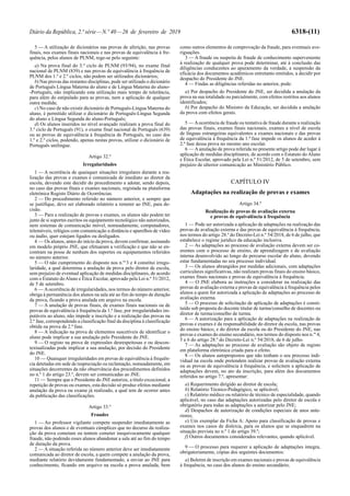 Diário da República, 2.ª série—N.º 40—26 de fevereiro de 2019 6318-(11)
5 — A utilização de dicionários nas provas de aferição, nas provas
finais, nos exames finais nacionais e nas provas de equivalência à fre-
quência, pelos alunos de PLNM, rege-se pelo seguinte:
a) Na prova final do 3.º ciclo de PLNM (93/94), no exame final
nacional de PLNM (839) e nas provas de equivalência à frequência de
PLNM dos 1.º e 2.º ciclos, não podem ser utilizados dicionários;
b) Nas provas das restantes disciplinas, pode ser utilizado o dicionário
de Português Língua Materna do aluno e de Língua Materna do aluno-
-Português, não implicando esta utilização mais tempo de tolerância,
para além do estipulado para as provas, nem a aplicação de qualquer
outra medida;
c) No caso de não existir dicionário de Português-Língua Materna do
aluno, é permitido utilizar o dicionário de Português-Língua Segunda
do aluno e Língua Segunda do aluno-Português;
d) Os alunos inseridos no nível avançado realizam a prova final do
3.º ciclo de Português (91), o exame final nacional de Português (639)
ou as provas de equivalência à frequência de Português, no caso dos
1.º e 2.º ciclos, podendo, apenas nestas provas, utilizar o dicionário de
Português unilingue.
Artigo 32.º
Irregularidades
1 — A ocorrência de quaisquer situações irregulares durante a rea-
lização das provas e exames é comunicada de imediato ao diretor da
escola, devendo este decidir do procedimento a adotar, sendo depois,
no caso das provas finais e exames nacionais, registada na plataforma
eletrónica Registo Diário de Ocorrências.
2 — Do procedimento referido no número anterior, e sempre que
se justifique, deve ser elaborado relatório a remeter ao JNE, para de-
cisão.
3 — Para a realização de provas e exames, os alunos não podem ter
junto de si suportes escritos ou equipamento tecnológico não autorizados,
nem sistemas de comunicação móvel, nomeadamente, computadores,
telemóveis, relógios com comunicação a distância e aparelhos de vídeo
ou áudio, quer estejam ligados ou desligados.
4 — Os alunos, antes do início da prova, devem confirmar, assinando
em modelo próprio JNE, que efetuaram a verificação e que não se en-
contram na posse de nenhum dos suportes ou equipamentos referidos
no número anterior.
5 — O não cumprimento do disposto nos n.os
3 e 4 constitui irregu-
laridade, a qual determina a anulação da prova pelo diretor de escola,
sem prejuízo de eventual aplicação de medidas disciplinares, de acordo
com o Estatuto doAluno e Ética Escolar, aprovado pela Lei n.º 51/2012,
de 5 de setembro.
6 — Aocorrência de irregularidades, nos termos do número anterior,
obriga à permanência dos alunos na sala até ao fim do tempo de duração
da prova, ficando a prova anulada em arquivo na escola.
7 — A anulação de provas finais, de exames finais nacionais ou de
provas de equivalência à frequência da 1.ª fase, por irregularidades im-
putáveis ao aluno, não impede a inscrição e a realização das provas na
2.ª fase, correspondendo a classificação final da disciplina à classificação
obtida na prova da 2.ª fase.
8 — A indicação na prova de elementos suscetíveis de identificar o
aluno pode implicar a sua anulação pelo Presidente do JNE.
9 — O registo na prova de expressões desrespeitosas e ou descon-
textualizadas pode implicar a sua anulação, por decisão do Presidente
do JNE.
10 — Quaisquer irregularidades em provas de equivalência à frequên-
cia detetadas em sede de reapreciação ou reclamação, nomeadamente, em
situações decorrentes da não observância dos procedimentos definidos
no n.º 1 do artigo 23.º, devem ser comunicadas ao JNE.
11 — Sempre que o Presidente do JNE autorize, a título excecional, a
repetição de provas ou exames, esta decisão só produz efeitos mediante
anulação da prova ou exame já realizado, a qual tem de ocorrer antes
da publicação das classificações.
Artigo 33.º
Fraudes
1 — Ao professor vigilante compete suspender imediatamente as
provas dos alunos e de eventuais cúmplices que no decurso da realiza-
ção da prova cometam ou tentem cometer inequivocamente qualquer
fraude, não podendo esses alunos abandonar a sala até ao fim do tempo
de duração da prova.
2 — A situação referida no número anterior deve ser imediatamente
comunicada ao diretor de escola, a quem compete a anulação da prova,
mediante relatório devidamente fundamentado, a enviar ao JNE para
conhecimento, ficando em arquivo na escola a prova anulada, bem
como outros elementos de comprovação da fraude, para eventuais ave-
riguações.
3 — A fraude ou suspeita de fraude de conhecimento superveniente
à realização de qualquer prova pode determinar, até à conclusão das
diligências conducentes ao apuramento da verdade, a suspensão da
eficácia dos documentos académicos entretanto emitidos, a decidir por
despacho do Presidente do JNE.
4 — Findas as diligências referidas no anterior, pode:
a) Por despacho do Presidente do JNE, ser decidida a anulação da
prova na sua totalidade ou parcialmente, com efeitos restritos aos alunos
identificados;
b) Por despacho do Ministro da Educação, ser decidida a anulação
da prova com efeitos gerais.
5 — Aocorrência de fraude ou tentativa de fraude durante a realização
das provas finais, exames finais nacionais, exames a nível de escola
de línguas estrangeiras equivalentes a exames nacionais e das provas
de equivalência à frequência da 1.ª fase impede os alunos de aceder à
2.ª fase dessa prova no mesmo ano escolar.
6 — Aanulação de prova referida no presente artigo pode dar lugar à
aplicação de medidas disciplinares, de acordo com o Estatuto do Aluno
e Ética Escolar, aprovado pela Lei n.º 51/2012, de 5 de setembro, sem
prejuízo de ulterior comunicação ao Ministério Público.
CAPÍTULO IV
Adaptações na realização de provas e exames
Artigo 34.º
Realização de provas de avaliação externa
e provas de equivalência à frequência
1 — Pode ser autorizada a aplicação de adaptações na realização das
provas de avaliação externa e das provas de equivalência à frequência,
nos termos do artigo 28.º do Decreto-Lei n.º 54/2018, de 6 de julho, que
estabelece o regime jurídico da educação inclusiva.
2 — As adaptações ao processo de avaliação externa devem ser co-
erentes com o processo de ensino, de aprendizagem e de avaliação
interna desenvolvido ao longo do percurso escolar do aluno, devendo
estar fundamentadas no seu processo individual.
3 — Os alunos abrangidos por medidas adicionais, com adaptações
curriculares significativas, não realizam provas finais do ensino básico,
exames finais nacionais e provas de equivalência à frequência.
4 — O JNE elabora as instruções a considerar na realização das
provas de avaliação externa e provas de equivalência à frequência pelos
alunos a quem for autorizada a aplicação de adaptações ao processo de
avaliação externa.
5 — O processo de solicitação de aplicação de adaptações é consti-
tuído sob proposta do docente titular de turma/conselho de docentes ou
diretor de turma/conselho de turma.
6 — A autorização para a aplicação de adaptações na realização de
provas e exames é da responsabilidade do diretor da escola, nas provas
do ensino básico, e do diretor da escola ou do Presidente do JNE, nas
provas e exames do ensino secundário, nos termos do disposto nos n.os
4,
5 e 6 do artigo 28.º do Decreto-Lei n.º 54/2018, de 6 de julho.
7 — As adaptações ao processo de avaliação são objeto de registo
em plataforma eletrónica criada para o efeito.
8 — Os alunos autopropostos que não tenham o seu processo indi-
vidual na escola onde pretendem realizar provas de avaliação externa
ou as provas de equivalência à frequência, e solicitem a aplicação de
adaptações devem, no ato da inscrição, para além dos documentos
referidos no artigo 7.º, apresentar:
a) Requerimento dirigido ao diretor de escola;
b) Relatório Técnico-Pedagógico, se aplicável;
c) Relatório médico ou relatório de técnico de especialidade, quando
aplicável, no caso das adaptações autorizadas pelo diretor de escola e
obrigatório para todas as adaptações a autorizar pelo JNE;
d) Despachos de autorização de condições especiais de anos ante-
riores;
e) Um exemplar da Ficha A: Apoio para classificação de provas e
exames nos casos de dislexia, para os alunos que se enquadrem na
situação prevista no n.º 1 do artigo 39.º;
f) Outros documentos considerados relevantes, quando aplicável.
9 — O processo para requerer a aplicação de adaptações integra,
obrigatoriamente, cópias dos seguintes documentos:
a) Boletim de inscrição em exames nacionais e provas de equivalência
à frequência, no caso dos alunos do ensino secundário;
 