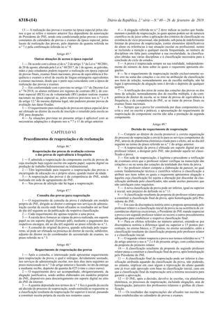 6318-(14) Diário da República, 2.ª série—N.º 40—26 de fevereiro de 2019
13 — A realização das provas e exames na época especial pelos alu-
nos a que se refere o número anterior fica dependente da autorização
do Presidente do JNE, sendo esta condicionada pelas provas e exames
constantes do calendário de provas e exames da época especial, pelos
locais de realização das provas, pelo depósito da quantia referida no
n.º 7 e pela confirmação referida no n.º 8.
Artigo 45.º
Outras situações de acesso à época especial
1 — De acordo com a alínea a) do n.º 2 do artigo 3.º da Lei n.º 90/2001,
de 20 de agosto, alterada pela Lei n.º 60/2017, de 1 de agosto, as grávidas,
mães e pais estudantes podem requerer a realização em época especial
de provas finais, exames finais nacionais, provas de equivalência à fre-
quência e exames a nível de escola de língua estrangeira equivalentes
a exames nacionais, desde que o parto seja coincidente com a época de
realização das provas e exames.
2 — Em conformidade com o previsto no artigo 13.º do Decreto-Lei
n.º 76/2018, os alunos militares em regimes de contrato (RC), de con-
trato especial (RCE) ou de voluntariado (RV) podem realizar exames
nacionais na época especial se, pelos motivos previstos nos n.os
3 e 4
do artigo 12.º do mesmo diploma legal, não puderem prestar provas de
avaliação nas datas fixadas.
3 — O requerimento para realização de provas em época especial deve
ser efetuado ao diretor da escola de inscrição e remetido pela escola ao
JNE para despacho.
4 — Às situações previstas no presente artigo é aplicável com as
necessárias adaptações o disposto nos n.os
7 e 11 do artigo anterior.
CAPÍTULO VI
Procedimentos de reapreciação e de reclamação
Artigo 46.º
Reapreciação das provas de avaliação externa
e das provas de equivalência à frequência
1 — É admitida a reapreciação da componente escrita de provas de
cuja resolução haja registo escrito em suporte papel, suporte digital ou
produção de trabalho bidimensional ou tridimensional.
2 — Têm legitimidade para requerer a reapreciação das provas o
encarregado de educação ou o próprio aluno, quando maior de idade.
3 — A reapreciação das provas é da competência do JNE, sendo
realizada em sede de agrupamento do JNE.
4 — Nas provas de aferição não há lugar a reapreciação.
Artigo 47.º
Consulta das provas para reapreciação
1 — O requerimento de consulta da prova é elaborado em modelo
próprio do JNE, dirigido ao diretor e entregue nos serviços de adminis-
tração escolar da escola onde foram afixados os resultados até ao final
do dia útil seguinte ao da publicação da respetiva classificação.
2 — Cada requerimento diz apenas respeito a uma prova.
3 — A escola deve fornecer as cópias da prova realizada, em suporte
papel ou em suporte digital (formato pdf), mediante o pagamento dos
respetivos encargos, até ao dia útil seguinte ao prazo referido no n.º 1.
4 — A consulta do original da prova, quando solicitada pelo reque-
rente, só pode ser efetuada na presença do diretor de escola, subdiretor,
adjunto do diretor ou do coordenador do secretariado de exames, no
prazo referido no n.º 3.
Artigo 48.º
Requerimento de reapreciação das provas
1 — Após a consulta, o interessado pode apresentar requerimento
para reapreciação da prova, o qual é entregue, devidamente assinado,
nos serviços de administração escolar, nos dois dias úteis seguintes ao
prazo mencionado no n.º 3 do artigo anterior e fazendo, no ato da entrega
e mediante recibo, depósito da quantia de €25 (vinte e cinco euros).
2 — O requerimento deve ser acompanhado, obrigatoriamente, da
alegação justificativa, sendo ambos elaborados em modelos próprios
do JNE, disponíveis para descarregamento em suporte digital no sítio
do JNE da internet.
3 — Aquantia depositada nos termos do n.º 1 fica à guarda da escola
até decisão do processo de reapreciação, sendo restituída ao requerente se
a classificação resultante da reapreciação for superior à inicial, passando
a constituir receita própria da escola nos restantes casos.
4 — A alegação referida no n.º 2 deve indicar as razões que funda-
mentam o pedido de reapreciação, as quais apenas podem ser de natureza
científica ou de juízo sobre a aplicação dos critérios de classificação ou
existência de vício processual, não podendo, sob pena de indeferimento
liminar do processo de reapreciação, conter elementos identificativos
do aluno ou referências à sua situação escolar ou profissional, nestes
se incluindo a menção a qualquer escola frequentada, ao número de
disciplinas em falta para completar a sua escolaridade, às classifica-
ções obtidas nas várias disciplinas e à classificação necessária para a
conclusão do ciclo de estudos.
5 — A prova é reapreciada sempre na sua totalidade, independente-
mente do número de itens sobre os quais o requerente apresenta ale-
gações.
6 — Se o requerimento de reapreciação incidir exclusivamente so-
bre erro na soma das cotações e ou erro na atribuição da classificação
aos itens de seleção, nomeadamente aos de escolha múltipla, não há
lugar à apresentação da alegação nem é devido o depósito de qualquer
quantia.
7 — A retificação dos erros de soma das cotações das provas ou dos
itens de seleção, nomeadamente dos de escolha múltipla, é da com-
petência do diretor de escola, se se tratar de provas de equivalência à
frequência, e da competência do JNE, se se tratar de provas finais ou
exames finais nacionais.
8 — Sempre que a prova for constituída por duas componentes (es-
crita e oral ou escrita e prática), a apresentação do requerimento de
reapreciação da componente escrita não adia a prestação da segunda
componente.
Artigo 49.º
Decisão do requerimento de reapreciação
1 — Compete ao diretor de escola promover a correta organização
do processo de reapreciação e enviá-lo para os serviços competentes do
JNE, através de plataforma eletrónica criada para o efeito, até ao dia útil
seguinte ao termo do prazo referido no n.º 1 do artigo anterior.
2 — A reapreciação da prova é efetuada em suporte digital por um
professor relator, a designar pelo JNE, não podendo aquele ter classi-
ficado a prova.
3 — Em sede de reapreciação, é legítima e procedente a retificação
de eventuais erros que o professor relator verifique na transcrição das
cotações e ou na soma das cotações da totalidade dos itens da prova.
4 — Ao professor relator compete a elaboração de parecer, no qual
conste fundamentação técnica e científica relativa à classificação a
atribuir aos itens sobre os quais o requerente apresentou alegação e
àqueles cuja classificação foi sujeita a alteração por discordar da clas-
sificação atribuída pelo classificador, não sendo aceites pareceres que
não satisfaçam estes requisitos.
5 — Anova classificação da prova pode ser inferior, igual ou superior
à inicial, sem prejuízo do definido no n.º 11.
6 — Aclassificação resultante da proposta do professor relator passa
a constituir a classificação final da prova, após homologação pelo Pre-
sidente do JNE.
7 — Em caso de discrepância notória entre a proposta apresentada pelo
professor relator e a classificação inicial da prova ou na ocorrência de cir-
cunstâncias objetivas excecionais, o Presidente do JNE manda reapreciar
a prova a um segundo professor relator ou recorre a outros procedimentos
adequados para estabelecer a respetiva classificação final.
8 — Para os efeitos referidos no número anterior, entende-se por
discrepância notória a diferença igual ou superior a 15 pontos per-
centuais, no ensino básico, e 25 pontos, no ensino secundário, entre a
classificação resultante da classificação proposta pelo professor relator
e a classificação inicial.
9 — O segundo relator reaprecia a prova nos termos referidos no n.º 5
do artigo anterior e nos n.os
2 e 4 do presente artigo, com conhecimento
da proposta do primeiro relator.
10 — A classificação resultante da proposta do segundo professor
relator passa a constituir a classificação final da prova, após homologação
pelo Presidente do JNE.
11 — A classificação final da reapreciação pode ser inferior à clas-
sificação atribuída aquando da classificação da prova, não podendo,
no entanto, implicar em caso algum a reprovação do aluno quando
este já tiver sido aprovado com base na classificação inicial, caso em
que a classificação final da reapreciação será a mínima necessária para
garantir a aprovação.
12 — O JNE, após a decisão, devolve às escolas, via plataforma
eletrónica, os processos de reapreciação, incluindo alegações, atas de
homologação, pareceres dos professores relatores e grelhas de classi-
ficação.
13 — Os resultados das reapreciações são afixados nas escolas nas
datas estabelecidas no calendário de provas e exames.
 