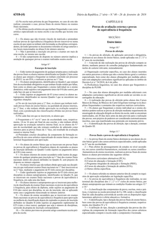 6318-(4) Diário da República, 2.ª série—N.º 40—26 de fevereiro de 2019
iii) Na escola mais próxima da que frequentam, no caso de esta não
realizar, consoante o caso, provas finais do ensino básico ou exames
finais nacionais;
iv) Na última escola artística em que tenham frequentado o seu curso
artístico especializado ou numa escola à sua escolha que lecione esse
curso.
2 — Os alunos que não tiverem vínculo de matrícula e pretendam
realizar provas de equivalência à frequência devem inscrever-se numa
escola em que sejam ou tenham sido lecionadas as disciplinas correspon-
dentes, devendo apresentar os documentos referidos no artigo anterior e
nos locais mencionados na alínea b) do número anterior.
3 — Não é permitida a inscrição em provas e exames em mais de
uma escola, no mesmo ano escolar.
4 — O não cumprimento do disposto no número anterior implica a
anulação de quaisquer provas e exames realizados noutra escola.
Artigo 9.º
Encargos de inscrição
1 — Estão isentos do pagamento de qualquer propina para a realização
das provas finais os alunos internos identificados no Quadro I, bem como
os alunos que estejam a frequentar ou tenham concluído um processo
de RVCC ou um EFA, e realizem as provas na 1.ª fase.
2 — Os alunos autopropostos, identificados no Quadro I, que estejam
fora da escolaridade obrigatória ou que tenham ficado retidos por faltas,
bem como os alunos que frequentam o ensino individual ou o ensino
doméstico, estão sujeitos a um pagamento único de €10 (dez euros), por
cada fase em que se inscrevem.
3 — Estão sujeitos ao pagamento de €5 (cinco euros) os alunos au-
topropostos identificados no mesmo Quadro I que se encontrem nas
seguintes situações:
a) No ato de inscrição para a 2.ª fase, os alunos que tenham reali-
zado provas finais do ensino básico, na qualidade de alunos internos,
na 1.ª fase, e não tenham obtido aprovação na avaliação sumativa
final, com a ponderação das classificações obtidas nas provas finais
realizadas;
b) Por cada fase em que se inscrevem, os alunos que:
i) Frequentam o 4.º ou 6.º anos de escolaridade com, respetiva-
mente, 14 ou 16 anos até final do ano escolar, e não tenham obtido
aprovação na avaliação sumativa interna final, ou os alunos do 9.º
ano de escolaridade que não reúnam condições de admissão como
internos para as provas finais da 1.ª fase, em resultado da avaliação
sumativa interna final;
ii) Pretendam concluir disciplinas da componente de formação es-
pecífica de um curso artístico especializado do ensino básico, cujo ano
terminal frequentaram sem aprovação.
4 — Os alunos do ensino básico que se inscrevam em provas finais
ou provas de equivalência à frequência depois de expirados os prazos
de inscrição definidos no Quadro I estão sujeitos ao pagamento único
de €20 (vinte euros).
5 — Os alunos internos do ensino secundário estão isentos do paga-
mento de qualquer propina para inscrição na 1.º fase dos exames finais
nacionais dentro dos prazos definidos no Quadro II, sem prejuízo do
disposto no número seguinte.
6 — Os alunos internos que não tenham obtido aprovação nas discipli-
nas em que realizaram exames finais nacionais na 1.ª fase inscrevem-se
na 2.ª fase, mediante o pagamento de €3 (três euros) por disciplina.
7 — Estão igualmente sujeitos ao pagamento de €3 (três euros) por
disciplina os alunos autopropostos, identificados no Quadro II, que
se inscrevam em exames finais nacionais e provas de equivalência à
frequência, em cada uma das fases.
8 — Os alunos internos e autopropostos que se inscrevam para melho-
ria de classificação de exames finais nacionais ou provas de equivalência
à frequência, para efeitos de diploma, estão sujeitos ao pagamento de
€10 (dez euros) por disciplina, no ato da inscrição, não se aplicando
neste caso o pagamento mencionado no número anterior.
9 — Os alunos do ensino secundário que se inscrevam em exames
finais nacionais ou provas de equivalência à frequência para aprovação
ou melhoria de classificação depois de expirados os prazos de inscrição
definidos no Quadro II estão sujeitos ao pagamento suplementar de
€25 (vinte e cinco euros), qualquer que seja o número de disciplinas,
acrescido da propina de inscrição correspondente.
10 — Os valores previstos no presente artigo constituem receita pró-
pria da escola.
CAPÍTULO II
Provas de avaliação externa e provas
de equivalência à frequência
SECÇÃO I
Ensino básico
Artigo 10.º
Provas de aferição
1 — As provas de aferição, de aplicação universal e obrigatória,
destinam-se aos alunos do ensino básico, sendo aplicadas nos 2.º, 5.º e
8.º anos de escolaridade.
2 — A decisão de não realização das provas de aferição compete ao
diretor, mediante parecer do conselho pedagógico fundamentado em
razões de carácter relevante, nomeadamente:
a) Organização curricular específica, no caso dos alunos inseridos
em outros percursos e ofertas que não o ensino básico geral e o artístico
especializado, bem como dos alunos abrangidos por medidas adicio-
nais com adaptações curriculares significativas aplicadas no âmbito do
Decreto-Lei n.º 54/2018, de 6 de julho;
b) Proficiência linguística, no caso dos alunos que frequentem a
disciplina de PLNM.
3 — No caso dos alunos abrangidos por medidas adicionais com
adaptações curriculares significativas devem ainda ser ouvidos os en-
carregados de educação.
4 — A realização das provas de aferição pelos alunos dos Cursos
Básicos de Dança, de Música e de Canto Gregoriano restringe-se às disci-
plinas frequentadas e constantes das respetivas matrizes curriculares.
5 — Os alunos que frequentam o ensino individual ou o ensino do-
méstico podem realizar as provas de aferição mediante requerimento do
encarregado de educação dirigido ao diretor da escola, onde se encontram
matriculados, até 20 dias úteis antes da data prevista para a realização
das provas, sem prejuízo de poderem ser considerados automaticamente
inscritos, caso seja manifestada essa pretensão em momento prévio.
6 — A identificação das provas de aferição, tipo e duração, constam
do Quadro III.
Artigo 11.º
Provas finais e provas de equivalência à frequência
1 — As provas finais do ensino básico destinam-se aos alunos do en-
sino básico geral e dos cursos artísticos especializados, sendo aplicadas
no 9.º ano de escolaridade.
2 — Para efeitos de prosseguimento de estudos no nível secundá-
rio, em cursos científico-humanísticos, excluindo os cursos científico-
-humanísticos do ensino recorrente, realizam as provas finais do ensino
básico os alunos provenientes das seguintes ofertas:
a) Percursos curriculares alternativos (PCA);
b) Cursos de educação e formação (CEF);
c) Programas integrados de educação e formação (PIEF);
d) Cursos de educação e formação de adultos (EFA);
e) Outras ofertas específicas.
3 — Os alunos referidos no número anterior têm de cumprir os requi-
sitos de aprovação estipulados em legislação específica.
4 — As provas de equivalência à frequência são realizadas, no ano
terminal das disciplinas dos 1.º, 2.º e 3.º ciclos do ensino básico, por
alunos autopropostos que reúnam as condições fixadas nos artigos 12.º
e 14.º
5 — A classificação das componentes de prova, escritas, orais e prá-
ticas, é expressa na escala percentual de 0 a 100, sendo a classificação
final de cada disciplina convertida de acordo com as disposições regu-
lamentares aplicáveis à oferta educativa e formativa.
6 — Aidentificação, tipo e duração das provas finais do ensino básico,
bem como das provas de equivalência à frequência constam, respetiva-
mente, dos Quadros IV e V.
7 — A definição do tipo, duração e ponderação das provas das dis-
ciplinas da componente de formação específica dos cursos artísticos
especializados compete à escola onde a componente é lecionada.
 