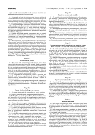 6318-(10) Diário da República, 2.ª série—N.º 40—26 de fevereiro de 2019
ii) Os casos de exames a nível de escola que não se encontrem ade-
quados aos documentos curriculares em vigor.
6 — A marcação de férias dos professores que integram as bolsas de
classificadores não deve incluir os períodos de classificação das fases de
provas e exames para as quais foram previamente convocados, de forma a
assegurar o número necessário de docentes para estas funções, de acordo
com Informação Conjunta IAVE, I. P./JNE publicitada anualmente.
7 — Com vista a garantir o princípio da imparcialidade, o diretor,
subdiretor, adjuntos do diretor e outros intervenientes no processo de
provas e exames, referidos no n.º 1, devem observar as disposições
respeitantes aos casos de impedimento constantes dos artigos 69.º a 72.º
do Código do ProcedimentoAdministrativo, aprovado pelo Decreto-Lei
n.º 4/2015, de 7 de janeiro.
8 — Quando se verifique causa de impedimento, deve ser comuni-
cado o facto ao respetivo superior hierárquico e, no caso do diretor, ao
Presidente do JNE, podendo apenas participar em procedimentos que
não comprometam os requisitos de imparcialidade e de anonimato das
provas.
9 — No cumprimento do presente Regulamento e das normas espe-
cíficas a emitir pelo JNE, os estabelecimentos de ensino público e os
estabelecimento de ensino particular e cooperativo, devem assegurar,
em ambas as fases de provas e exames, os recursos humanos necessários
à concretização do processo de avaliação externa da aprendizagem,
nomeadamente, professores vigilantes e coadjuvantes, elementos do
secretariado de exames, técnicos responsáveis pelos programas informá-
ticos e professores classificadores, sem os quais não poderão manter-se
na rede de escolas que realizam provas e exames nacionais, referida no
artigo 6.º do Regulamento do JNE, que constituiu oAnexo I ao Despacho
normativo n.º 1-D/2016, de 4 de março.
Artigo 26.º
Secretariado de exames
1 — Nas escolas onde se realizam provas de aferição, provas finais,
exames finais nacionais, exames a nível de escola de línguas estrangeiras
equivalentes a exames nacionais e provas de equivalência à frequência,
deve ser constituído um secretariado de exames, ao qual compete, sob a
responsabilidade e supervisão do diretor, a organização e o acompanha-
mento do serviço de provas e exames desde a inscrição dos alunos até
ao registo das classificações nos termos, sem prejuízo das competências
e atribuições dos serviços de administração escolar.
2 — O coordenador do secretariado de exames é designado pelo
diretor de escola de entre os professores do quadro e desempenha as
respetivas funções durante todo o processo de provas e exames, no
mesmo ano escolar.
3 — O substituto do coordenador do secretariado de exames é de-
signado pelo diretor de escola de entre os professores que integram o
secretariado, competindo-lhe substituir o coordenador nas ausências e
impedimentos.
Artigo 27.º
Pautas de chamada das provas e exames
1 — As pautas de chamada são organizadas nos termos seguintes:
a) Por prova de aferição, sendo os alunos agrupados por turma;
b) Por disciplina, no caso das provas finais, dos exames finais nacio-
nais, dos exames a nível de escola de língua estrangeira equivalentes a
exames nacionais e das provas de equivalência à frequência, sendo os
alunos ordenados por ordem alfabética.
2 — No caso das provas a que se refere a alínea a) do número ante-
rior, o diretor pode adotar outro critério de organização dos alunos que
considere adequado ao contexto específico da escola.
3 — Os alunos do ensino individual e do ensino doméstico inscritos
para realizar as provas de aferição, nos termos previstos no n.º 5 do
artigo 10.º, devem integrar as pautas de chamada para a realização das
provas de aferição.
4 — Os serviços de administração escolar elaboram as pautas de cha-
mada, devendo nelas constar a identificação da prova e exame (código
e disciplina), o local, a data, a hora e a sala onde se realizam.
5 — Compete ao diretor garantir que as pautas de chamada sejam
afixadas na escola frequentada pelo aluno, na escola de inscrição ou
onde realiza as provas, com uma antecedência de, pelo menos, quarenta
e oito horas relativamente ao início das provas ou exames.
6 — As pautas de chamada em suporte papel são publicitadas em lugar
de estilo da escola e constituem o único meio oficial de comunicação
das informações referidas no presente artigo.
Artigo 28.º
Relatórios das provas de aferição
1 — Os resultados e desempenhos dos alunos, com informação agre-
gada por turma e por escola, são disponibilizados às escolas através
de um relatório de escola das provas de aferição (REPA) com dados
quantitativos e qualitativos.
2 — A caracterização do desempenho de cada aluno é inscrita num
relatório individual das provas de aferição (RIPA), considerando os
parâmetros relevantes de cada uma das áreas curriculares e dos domínios
avaliados na prova.
3 — A informação disponibilizada nos REPA e nos RIPA é com-
plementar às informações geradas pelo processo de avaliação interna
dos alunos.
4 — Os documentos a que se referem os números anteriores são
disponibilizados às escolas pelos serviços e organismos do Ministério
da Educação, até ao início do ano letivo subsequente ao da realização
das provas.
5 — A circulação e análise da informação segue os procedimentos
previstos nas disposições regulamentares aplicáveis.
Artigo 29.º
Pautas e registo de classificações das provas finais, dos exames
finais nacionais e das provas de equivalência à frequência
1 — As pautas de classificação das provas finais, dos exames finais
nacionais e das provas de equivalência à frequência são afixadas na
escola frequentada pelo aluno, nas datas estabelecidas no Despacho
n.º 6020-A/2018, de 19 de Junho, com as alterações introduzidas pelo
Despacho n.º 1072/2019, de 30 de Janeiro, que determina o calendário
de provas e exames.
2 — A afixação das pautas de classificação nas escolas, em suporte
papel, constitui o único meio oficial de comunicação dos resultados,
sendo contados a partir das datas de afixação os prazos consequentes.
3 — As pautas das provas finais apresentam, além da classificação
global obtida em cada prova, a classificação relativa a cada um dos
temas ou domínios avaliados.
4 — As pautas com a avaliação final dos alunos devem fazer referência
à sua situação escolar.
5 — É obrigatório lavrar termo de todas as provas e exames realizados,
mesmo em caso de não aprovação.
6 — A escola pode a todo o tempo proceder à retificação dos erros
de cálculo e dos erros materiais que venham a verificar-se nas pautas,
nos termos e nas certidões consequentes.
Artigo 30.º
Suporte para realização das provas e exames
1 — As provas de aferição, as provas finais, os exames finais nacionais
e as provas de equivalência à frequência são realizados em suporte de
papel específico ou no próprio enunciado, de acordo com o discriminado
na respetiva Informação-Prova, sem prejuízo da utilização de papel de
prova de formatos adequados a disciplinas de currículos específicos ou
a alunos com adaptações ao processo de avaliação.
2 — Nas provas de equivalência à frequência da área da informática e
nas provas em suporte papel em que se aplique a adaptação ao processo
de avaliação “realização da prova em computador”, deve proceder-se à
impressão, em duplicado, na presença do aluno, logo após a conclusão
da prova.
Artigo 31.º
Material autorizado
1 — Nas provas de aferição, nas provas finais e nos exames finais
nacionais, os alunos podem utilizar apenas o material discriminado
na Informação-Prova de cada prova e código, da responsabilidade do
IAVE, I. P.
2 — Nas provas de equivalência à frequência, os alunos só podem
utilizar o material discriminado na Informação-Prova de Equivalência
à Frequência de cada disciplina.
3 — Nos exames finais nacionais do ensino secundário e sempre que
as Informações-Provas o prevejam, os alunos podem utilizar dicionários
unilingues e ou bilingues, em suporte papel, sem qualquer restrição.
4 — Nos exames de língua estrangeira realizados a nível de escola
equivalentes a exames nacionais do ensino secundário e nas provas de
equivalência à frequência do ensino básico e secundário, os alunos podem
utilizar dicionário unilingue e ou bilingue a que se reporta a prova, em
suporte papel, quando a Informação-Exame a nível de escola equivalente
a exame nacional ou Informação-Prova de Equivalência à Frequência
das disciplinas o prevejam;
 
