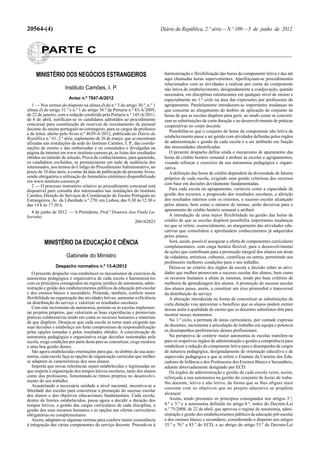 20564-(4)

Diário da República, 2.ª série — N.º 109 — 5 de junho de 2012

PARTE C
MINISTÉRIO DOS NEGÓCIOS ESTRANGEIROS
Instituto Camões, I. P.
Aviso n.º 7847-A/2012
1 — Nos termos do disposto na alínea d) do n.º 3 do artigo 30.º, n.º 1
alínea d) do artigo 31.º e n.º 1 do artigo 36.º da Portaria n.º 83-A/2009,
de 22 de janeiro, com a redação conferida pela Portaria n.º 145-A/2011,
de 6 de abril, notificam-se os candidatos admitidos ao procedimento
concursal para constituição de reservas de recrutamento de pessoal
docente do ensino português no estrangeiro, para os cargos de professor
e de leitor, aberto pelo Aviso n.º 4629-A/2012, publicado no Diário da
República n.º 61, 2.ª série, suplemento de 26 de março, que se encontram
afixadas nas instalações da sede do Instituto Camões, I. P., das coordenações de ensino e das embaixadas e ou consulados e divulgadas na
página da internet em www.instituto-camoes.pt, as listas dos resultados
obtidos no método de seleção, Prova de conhecimentos, para querendo,
os candidatos excluídos, se pronunciarem em sede de audiência dos
interessados, nos termos do Código do Procedimento Administrativo, no
prazo de 10 dias úteis, a contar da data de publicação do presente Aviso,
sendo obrigatória a utilização do formulário eletrónico disponibilizado
em www.instituto-camoes.pt
2 — O processo instrutório relativo ao procedimento concursal está
disponível para consulta dos interessados nas instalações do Instituto
Camões, Direção de Serviços de Coordenação do Ensino Português no
Estrangeiros, Av. da Liberdade n.º 270, em Lisboa, das 9.30 às 12.30 e
das 14 h às 17.30 h.
4 de junho de 2012. — A Presidente, Prof.ª Doutora Ana Paula Laborinho.
206162823

MINISTÉRIO DA EDUCAÇÃO E CIÊNCIA
Gabinete do Ministro
Despacho normativo n.º 13-A/2012
O presente despacho visa estabelecer os mecanismos de exercício da
autonomia pedagógica e organizativa de cada escola e harmonizá-los
com os princípios consagrados no regime jurídico de autonomia, administração e gestão dos estabelecimentos públicos da educação pré-escolar
e dos ensinos básico e secundário. Pretende, também, conferir maior
flexibilidade na organização das atividades letivas, aumentar a eficiência
na distribuição do serviço e valorizar os resultados escolares.
Com este incremento de autonomia, permite-se às escolas implementar projetos próprios, que valorizem as boas experiências e promovam
práticas colaborativas tendo em conta os recursos humanos e materiais
de que dispõem. Deseja-se que cada escola se torne mais exigente nas
suas decisões e estabeleça um forte compromisso de responsabilização
pelas opções tomadas e pelos resultados obtidos. A concretização da
autonomia pedagógica e organizativa exige decisões sustentadas pela
escola, exige condições por parte desta para as concretizar, exige recursos
e uma boa gestão destes.
São agora estabelecidas orientações para que, no âmbito da sua autonomia, cada escola faça as opções de organização curricular que melhor
se adaptem às características dos seus alunos.
Importa que novas referências sejam estabelecidas e legitimadas no
que respeita à organização dos tempos letivos escolares, tanto dos alunos
como dos professores, fomentando-se ritmos próprios no desenvolvimento do seu trabalho.
Acautelando a necessária unidade a nível nacional, incentiva-se a
liberdade das escolas para concretizar a promoção do sucesso escolar
dos alunos e dos objetivos educacionais fundamentais. Cada escola,
dentro de limites estabelecidos, passa agora a decidir a duração dos
tempos letivos, a gestão das cargas curriculares de cada disciplina, a
gestão dos seus recursos humanos e as opções nas ofertas curriculares
obrigatórias ou complementares.
Assim, adaptam-se algumas normas para conferir maior consistência
à integração das várias componentes do serviço docente. Procede-se à

harmonização e flexibilização das horas da componente letiva e das até
aqui chamadas horas supervenientes. Aperfeiçoam-se procedimentos
relacionados com as atividades a realizar por conta da componente
não letiva de estabelecimento, designadamente a coadjuvação, quando
necessária, em disciplinas estruturantes em qualquer nível de ensino e
especialmente no 1.º ciclo na área das expressões por professores do
agrupamento. Paralelamente introduzem-se importantes mudanças no
que concerne ao alargamento do âmbito de aplicação do conjunto de
horas de que as escolas dispõem para gerir, ao modo como se concretizam as substituições de curta duração e ao desenvolvimento de práticas
cooperativas no corpo docente.
Possibilita-se que o conjunto de horas da componente não letiva de
estabelecimento passe a ser gerido com atividades definidas pelos órgãos
de administração e gestão de cada escola e a ser atribuído em função
das necessidades identificadas.
O presente despacho define ainda o mecanismo de apuramento das
horas de crédito horário semanal a atribuir às escolas e agrupamentos,
visando reforçar o exercício da sua autonomia pedagógica e organizativa.
A definição das horas de crédito dependerá da diversidade de fatores
próprios de cada escola, exigindo uma gestão criteriosa dos recursos
com base em decisões devidamente fundamentadas.
Para cada escola ou agrupamento, variáveis como a capacidade de
gestão dos recursos, a progressão dos resultados escolares, a aferição
dos resultados internos com os externos, o sucesso escolar alcançado
pelos alunos, bem como o número de turmas, serão decisivas para o
apuramento do crédito horário semanal a atribuir.
A introdução de uma maior flexibilidade na gestão das horas de
crédito de que as escolas dispõem possibilita importantes mudanças
no que se refere, essencialmente, ao alargamento das atividades educativas que consolidem e aprofundem conhecimentos já adquiridos
pelos alunos.
Será, assim, possível assegurar a oferta de componentes curriculares
complementares, com carga horária flexível, para o desenvolvimento
de ações que contribuam para a promoção integral dos alunos em áreas
de cidadania, artísticas, culturais, científicas ou outras, permitindo aos
professores melhores condições para o seu trabalho.
Deixa-se ao critério dos órgãos da escola a decisão sobre as atividades que melhor promovam o sucesso escolar dos alunos, bem como
os recursos humanos a afetar às mesmas, tendo por base critérios de
melhoria da aprendizagem dos alunos. A promoção do sucesso escolar
dos alunos passa, assim, a constituir um eixo primordial e transversal
da distribuição de serviço.
A alteração introduzida na forma de concretizar as substituições de
curta duração visa aproximar o benefício que os alunos podem extrair
dessas aulas à qualidade de ensino que os docentes substitutos têm para
mostrar nesses momentos.
No 1.º ciclo, a permuta de áreas curriculares, por vontade expressa
de docentes, incrementa a articulação do trabalho em equipa e potencia
os desempenhos preferenciais desses profissionais.
Na perspetiva de conferir maior autonomia às escolas transfere-se
para os respetivos órgãos de administração e gestão a competência para
estabelecer a redução da componente letiva para o desempenho de cargos
de natureza pedagógica, designadamente de orientação educativa e de
supervisão pedagógica a que se refere o Estatuto da Carreira dos Educadores de Infância e dos Professores dos Ensinos Básico e Secundário,
adiante abreviadamente designado por ECD.
Os órgãos de administração e gestão de cada escola veem, assim,
reforçada a sua autonomia na gestão do conjunto de horas de trabalho docente, letivo e não letivo, da forma que se lhes afigure mais
coerente com os objetivos que no projeto educativo se propõem
alcançar.
Assim, tendo presentes os princípios consignados nos artigos 3.º,
4.º e 5.º e a autonomia definida no artigo 8.º, todos do Decreto-Lei
n.º 75/2008, de 22 de abril, que aprovou o regime de autonomia, administração e gestão dos estabelecimentos públicos da educação pré-escolar
e dos ensinos básico e secundário, considerando o disposto nos artigos
35.º e 76.º a 83.º do ECD, e ao abrigo do artigo 53.º do Decreto-Lei

 