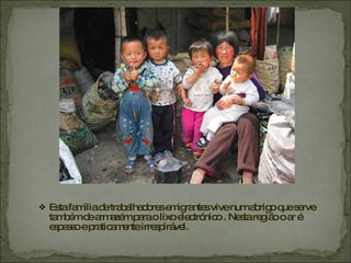 Esta família de trabalhadores emigrantes vive num abrigo que serve também de armazém para o lixo electrónico . Nesta região o ar é espesso e praticamente irrespirável.  