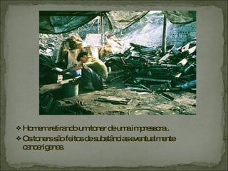 Homem retirando um toner de uma impressora . Os toners são feitos de substâncias eventualmente cancerígenas.  