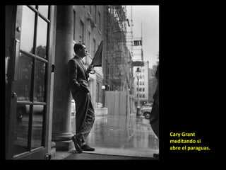 Cary Grant meditando si abre el paraguas. 