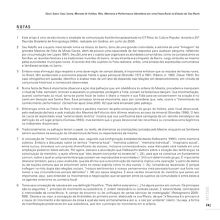 Deus Salve Casa Santa, Morada de Foliões. Rito, Memória e Performance Identitária em uma Festa Rural no Estado de São Paulo
141
ARTIGOS
N OTA S
1 Este artigo é uma versão revista e ampliada da comunicação homônima apresentada no GT Ritos da Cultura Popular, durante a 25ª
Reunião Brasileira de Antropologia (ABA), realizada em Goiânia, em junho de 2006.
2 Seu Adolfo era o sujeito mais letrado entre os idosos do bairro, dono de uma grande criatividade, e advinha de uma “linhagem” de
grandes Mestres de Folia de Minas Gerais, além de possuir uma capacidade de dar respostas para qualquer pergunta, refletindo
por circunvolução (ver Lopes 1997). Seu Zé Leite era o sujeito que organizava as atividades comunitárias, como os contatos entre as
famílias, as reuniões festivas e os tradicionais mutirões do bairro. Já seu Vicente era o Inspetor de Bairro, cargo atribuído ao mesmo
pelas autoridades municipais locais. A reunião dos três sujeitos na Folia realizava, então, uma síntese das expressões comunitárias
e familiares tecidas no bairro.
3 Embora essa afirmação diga respeito a uma observação de campo datada, é importante enfatizar que os estudos de festas rurais,
no Brasil, têm evidenciado a autonomia popular frente à igreja paroquial (Brandão 1977 e 1981; Ribeiro Jr. 1982; Zaluar 1983). No
caso etnográfico em questão, identifico e analiso mais de um fator de dispersão nas relações em desenvolvimento, em virtude de
conjunturas históricas e contextuais observadas.
4 Numa festa de Reis é importante observar a ação dos palhaços que, em obediência às ordens do Mestre, procedem e manipulam
o ritual da Folia: esmolam, brincam e assustam os presentes, protegem a Folia, coroam os festeiros e dançam. Sua movimentação,
quando conformada ao ritual, torna-se ponto focal de todos e libera o mestre e sua Folia para se concentrarem na criação e no
canto em devoção aos Santos Reis. Esse processo torna-se importante, aqui, por considerar que, nele, ocorre a “transmissão do
conhecimento performático” (Schechner apud Silva 2005: 62) que será encenado pelo palhaço.
5 Diferenças entre as Folias de Reis mineira e paulista marcam-se pela composição do grupo de foliões, pelo ritual devocional,
pela realização da festa e pela tradição dos Mestres de Folia (os dois últimos relativos ao caso da mineira) (Brandão 1996). O fato
de Lúcia ter explicitado essa “exterioridade distinta” mostra que sua justificativa está carregada de um sentido estratégico de
definição de um lugar próprio (Certeau 1993), mas também que o grupo devocional não reconhece ou considera como legítimos
os intérpretes disponíveis.
6 Tradicionalmente, os palhaços teriam o papel, ou tarefa, de dramatizar as orientações cantadas pelo Mestre, enquanto os familiares
seriam auxiliares na execução da infraestrutura da festa ou espectadores da mesma.
7 A concepção de “memória” será tratada, aqui, segundo sua configuração estabelecida desde Halbwachs (1990), como memória
coletiva. Embora a discussão sobre os termos “memória local”, “memória coletiva”, “memória individual”, “imaginário social”,
entre outros, atravesse um conjunto diversificado de autores, inclusive contemporâneos, essa discussão será tratada em uma
ampliação posterior deste estudo. Por agora, destaco a elucidação que Halbwachs elabora sobre a atuação das lembranças na
constituição da memória: o autor afirma que “elas devem concordar no essencial” (: 25), para que se constitua um fundamento
comum, sobre o qual as próprias lembranças possam ser reproduzidas e recordadas (: 34) num determinado grupo. É importante
destacar também, para o caso analisado, que ele afirma que a reconstrução da memória implica uma operação “a partir de dados
ou de noções comuns que se encontram tanto no nosso espírito como no dos outros” (: 34), tornando-as recíprocas. E porque
trafegam na mão dupla das relações sociais, “nossos sentimentos e nossos pensamentos mais pessoais buscam sua fonte nos
meios e nas circunstâncias sociais definidas” (: 36) por essas relações. É esse caráter situacional da memória que penso ser
importante, aqui, para entender os movimentos e negociações que se operam entre os sujeitos da comunidade e entre estes e
os agentes exteriores ao contexto local.
8 Toma-se a concepção de natureza em sua definição filosófica: “Para definir este termo [...] há alguns pontos em comum. Os principais
são os seguintes: 1. princípio do movimento ou substância; 2. ordem necessária ou conexão causal; 3. exterioridade, contraposta
à interioridade da consciência; 4. campo de encontro ou de unificação de certas técnicas de investigação” (Abbagnanno 2000:
699). Destaca-se, aqui, a concepção de Aristotéles do primeiro ponto, elaborada na sua Physis, de que “a Natureza é o princípio e
a causa do movimento e do repouso da coisa à qual ela inere primariamente e por si, e não por acidente” (idem). Ou seja, a forma
da manifestação preserva-se em sua substância, que tem o princípio do movimento em si própria.
 