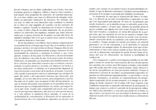 dos de volumen, que no debe confundirse con el bulto. Son este-
ticamente gruesos y delgados, sólidos y huecos, bien cortados y
mal unidos. Esta propiedad de extensión, de variedad relaciona-
da, es la fase cinética que marca la liberación de energias, repri-
midas en intervalos ordenados de descanso. No obstante, una
vez más, eI orden de estas intervalos (que constituye la simetria
de la obra) no está regulado de acuerdo con las unidades de
tiempo o espacio. Cuando se determina asi, el efecto es mecání-
co, como eI sube y baja de un ritmo tintineante. En un producto
artístico los intervalos son regulares, siempre que estén determí-
nados por eI mutuo retuerzo de las partes, en vista dei efecto de
unidad y totalidad. Esto es lo que se quíere decir cuando se llama
a la simetria dinámica y funcional.
AIver una pintura o un edifício, hay la misma compresión por
la acumulación en eI tiempo que la que hay ai oir música, lcer un
poema o novela o ver representar un drama. Ninguna obra de arte
puede ser percibida instantáneamente porque entonces no hay
oportunidad de conservar y aumentar la tensión y, por consi-
guiente, tarnpoco la hay para esa liberación y desenvolvimiento
que da volumen a una obra de arte. En la mayor parte dei trabajo
intelectual, exceptuando sus momentos más distintivamente esté-
ticos, tenernos que retroceder; tenernos que reconstruir conscien-
temente los pasos previos y recordar con distancia los hechos y
las ideas particulares. Ir ade!ante en el pensamiento depende de
estas excursiones conscientes de la memoría aI pasado. Con todo,
sólo cuando la percepción estética se interrumpe (por un lapso de
parte dei artista o dei espectador) tenemos que retroceder, por
ejemplo, aI ver una obra en la escena, para preguntarnos qué ha-
bía antes en el orden, para recuperar e! hilo dei movimiento. Lo
que se retiene dei pasado está incluido en lo percibido ahora, de
tal manera que su comprensión fuerza a la mente a proseguir ha-
cia lo que viene. Cuanto más comprimida está por la serie conti-
nua de percepciones anteriores, más rica es la percepción presen-
te y más intensa la impulsión hacia adelante. A causa de la
profundidad de concentración, la Iiberación de los materiales ai
desenvolverse da a las experiencias síguícntes un alcance más
206
amplio, que consiste en un número mayor de particularidades de-
finidas: lo que hc llamado extensión y volumen correspondiente a
la tensión de la energia ocasionada por múltiples resistencias.
Se desprende de aquí que la separación de! ritmo y la sime-
tria, y la divisíón de las artes en temporales y espaciales, es más
que una ingenuidad mal aplicada. Se basa en un princípio que
resulta destrucrívo, en la medida en que es advertido, para el en-
tendimiento estético. Un peso que, adernas, ha perdido ahora el
apoyo científico que alguna vez creyó tener. Porque los físicos se
han visto forzados a considerar, en virtud dei carácter de su pro-
pio tema, que sus unidades no son las de espacio y tiempo, sino
de espacio-tiempo. EI artista ha puesto en acción, si no en pensa-
miento consciente desde su comienzo. este tardio descubrimien-
to cientifico. Porque siempre ha tratado por fuerza con material
perceptivo, en vez de conceptual, y en lo percibido, lo espacial
y lo temporal van siempre juntos. Es interesante notar que eI des-
cubrnnienro se hizo en la ciencia cuando se hizo claro que eI pro-
ceso de la abstracción conceptual no podia llevarse hasta eI ex-
tremo dei acto de observación, sin destruir la posibilidad de
verificación.
Por consiguicnte, cuando el investigador científico se via obli-
gado a tornar en cuenta las consecuencias dei acto de percepción
en conexión con su tema, pasó dei espacio y tiempo a una unidad
que sólo podia describir como espacio-tiempo. Llegó entonces a
un hecho ejemplificado en toda percepción orclinaria. Porque la
extensión y volumen de un objeto, sus propiedades espaciales, no
pueden ser directamente experimentadas -o percibidas- en un
instante matemático, ni pueden ser experimentadas las propie-
dades temporales de los acontecimientos, si la energia no se des-
pliega de modo extensivo. Así el artista sólo hace respecto a las
cualidades temporales y espaciales deI material de percepción, lo
mísmo que respecto a todo e! contenido de la percepción ordina-
ria. Selecciona, intensifica, y concentra por media de la forma, ya
que eI ritmo y la simetria son, por necesidad, la forma que toma el
material cuando sufre las operaciones clarificadoras y ordenadoras
dei arte.
207
 
