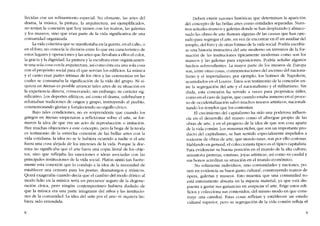 llecidas con un refinamiento especial. No obstante, las artes dei
drama, la música, la pintura, la arquirectura, asi ejemplificados,
no tenían la conexión que hoy tienen con los teatros, las galerías
y los museos, sino que eran parte de la vida significativa de una
comunidad organizada.
La vida colectiva que se manifestaba en la guerra, en el culto, o
en el foro, no eonacía la división entre lo que era característico de
estos lugares y operaciones y las artes que llevaban a ellos eI color,
la gracia y la dignidad. La pintura y la escultura eran orgánicamen-
te una sola cosa con laarquítectura, así como ésta era una sola cosa
con el propósito social para eI que servian los edificios. La música
y el canto eran partes íntimas de los ritos y las ceremonias en las
cu ales se consumaba la signifícación de la vida dei grupo. Ni si-
quiera en Atenas es posible arrancar rales artes de su situacíón en
la experiencia directa, conservando, sin embargo, 5U carácter sig-
nificativo. Los deportes atléticos, asi como el drama, celebraban y
reforzaban tradiciones de origen y grupo, instruyendo ai pueblo,
conmemorando glorias y fortaleciendo su orgullo cívico.
Bajo tales condiciones, no es sorprendente que cuando los
griegos en Atenas empezaron a reflexíonar sobre eI arte, se for-
maron la idea de que era un acto de reproducción o imitacíón.
Hay muchas objeciones a este concepto, pero la boga de la teoria
es testimonio de la estrecha conexión de las bellas artes con la
vida cotidiana; la idea no se le hubiera ocurrido a nadíe si eI arte
fuera una cosa alejada de los intereses de la vida. Porque la doe-
trina no significaba que el arte fuera una copia literal de los obje-
tos, sino que reflejaba las emociones e ideas asociadas con las
principales instituciones de la vida social. Platón sintió tan fuerte-
mente esta conexión que lo condujo a la ídea de la necesidad de
establecer una censura para los poetas, dramaturgos y músicos.
Quizá exageraba cuando decía que eI cambio dei modo dórico ai
modo lidio en la música seria un precursor seguro de la degene-
ración cívica, pera ningún contemporáneo hubiera dudado de
que la música era una parte integrante dei ethos y las institucio-
nes de la comunidad. La idea dei "arte por eI arte, ni siquiera hu-
biera sido entendida.
8
Deben existir razones históricas que determinan la aparición
dei concepto de las bellas artes como entidades separadas. Nues-
tros actuales museos y galerias donde se han desplazado y almace-
nado las obras de arte ilustran algunas de las causas que han ope-
rado para segregar eI arte, en vez de encontrar en él un auxiliar dei
templo, dei foro y de otras formas de la vida social. Podría escribir-
se una historiá ínstructiva dei arte moderno en términos de la for-
mación de las instítucíones típicamente modernas como son los
museos y las galerias para exposiciones. Podria senalar algunos
hechos sobresalientes. La mayor parte de los museos de Europa
500, entre otras cosas, conmemoraciones dei ascenso deI naciona-
lismo y eI imperialismo; por ejemplo, los botines de Napoleón,
acumulados en el Louvre. Êstos son testimonio de la conexión en-
tre la segregación dei arte y eI nacionalismo y eI militarismo. Sin
duda, esta conexíón ha servido a veces para propósitos útiles,
como en eI caso de japón, que cuando estaba inmerso en eI proce-
50 de occidentalización salvó muchos tesoros artísticos, nacionali-
zando los templos que los contenían.
EI crecimiento dei capitalismo ha sido una poderosa influen-
cia en eI desarrollo dei museo como el albergue propio de las
obras de arte, y en eI progreso de la idea de que son cosa aparte
de la vida común. Los nouveux riches, que son un importante pro-
dueto dei capitalismo, se han sentido especialmente impelidos a
rodearse de obras de arte, que siendo raras, son por ello costosas.
Hablando en general, el coleccionista tipico es el típico capitalista.
Para evidenciar su buena posición en el mundo de la alta cultura,
amontona pinturas, estatuas, joyas artísticas, así como su caudal y
sus bonos acreditan su situación en el mundo econômico.
No solamente individuos, sino comunidades y naciones, po-
nen en evidencia su buen gusto cultural, construyendo teatros de
ópera, galerias y museos. Esto muestra que una comunidad no
está enteramente absorta en la riqueza material, ya que está dis-
puesta a gastar sus ganancias en auspiciar el arte. Erige estos edi-
ficios y colecciona sus contenidos, dei rnismo modo en que cons-
truye una catedral. Estas cosas reflejan y estableccn un estado
cultural superior, pero su segregación de la vida común refleja el
9
 