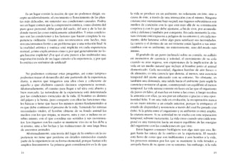 Es un lugar común la noción de que no podemos dirigir, ex-
cepto accidentalmente, e! crecimiento y f1orecimiento de las plan-
tas más delicadas, sin entender sus condiciones causales. Podria
ser un lugar común que la comprensión estética, como distinta dei
puro goce personal, debe partir dei suelo, de! aire y de la luz de
donde nacen las cosas esteticamente admirables. Y estas condicio-
nes son las condiciones y los factores que hacen completa la e-x-
periencia ordinária. Cuanto más reconocemos este hecho, más
nos encontramos frente a un problema que a una solución final. Si
la cualidad artística y estética está implicita en cada experiencia
normal, icúmo explicaremos cómo y por quê generalmente no lo-
gra hacerse explicita? ,Por qué cl arte parece a las multitudes una
importación traída de un lugar cxtrano a la expericncia, y por qué
lo estético es sinónimo de artificial?
No podremos contestar estas preguntas, asi como tarnpoco
podremos trazar e! desarrollo de! arte partiendo de la experiencia
diaria, a menos que tengamos una idea clara y cohcrcnte de
aquello a que aludimos cuando decimos -cxpcricncia normal".
Afortunadamente, e! carnino para llegar a tal idea está abierto y
bicn marcado. La naturaleza de la experiencia está determinada
por las condiciones esenciales de la vida. El hombre es distinto
de! pájaro y la bestía, pero comparte con ellos las funciones vita-
les básicas y tiene que hacer los mísmos ajustes fundamentales si
es que debe continuar e! proceso de la vida. Teniendo las mismas
necesidades vitales, el hombre obtiene de su fondo animal los
medios con los que respira, se mueve, mira y oye, e incluso su ce-
rebro mismo, con cl que coordina sus sentidos y sus movimien-
tos. Los órganos con los cuales se mantiene vivo no se los debe a
si mismo, sino a las luchas y las realizaciones de una larga linea
de ancestros animales.
Afortunadamente, una teoría de! lugar de lo estético en la ex-
pcriencía no tiene que perdcrse en detalles minúsculos cuando
parte de la experiencia en su forma e!emental, porque bastan solo
amplies lineamientos. La primcra gran consideración es la de que
14
la vida se produce en un ambiente: no solamente en este, sino a
causa de éste, a través de una interacción con el mismo. Ninguna
criaturavive meramente bajo su piei; sus órganos subcutâneos son
medias de concxión con lo que está más allá de su constitución
corpórea y con lo que debe ajustarse, a fin de vivir, por acomoda-
ción y defensa y también por conquista. En cada momento la cria-
turaviviente está expuesta a peligros de su entorno y, en cada mo-
mento, debe lanzarse sobre algo para satisfacer sus necesidades.
La carreta y e! destino de un ser viviente están ligados a sus inter-
cambias C011 su ambiente, no exteriormente, sino dei modo más
íntimo.
EI grunido de un perro inclinado sobre su comida, su aullido
en momentos de carencia y soledad, el movimíento de su cola
cuando su arrio regrcsa, son expresiones de la ímplícación de la
vida en un medío natural que incluye ai hombre junto al animal
domesticado. Cada necesidad, digamos hambre de aire fresco o
de alimento, es una carencia que denota, al menos, una auscncia
temporal dei ajuste adecuado con su entorno. No obstante, es
también una demanda, una salida hacia e! ambiente para suplír la
carencia y restaurar eI ajuste, construyendo un equilíbrio ai menos
temporal, La vida misma consiste en fases en las que eI organismo
da pasos en falso, ai marchar en torno a las cosas, y luego recobra
la armonía con ellas, ya sea por un esfuerzo o gracias a una opor-
tunidad feliz. Y cn una vida en evolución, la rccuperación nunca
es un mero retomo a un estado anterior, porque la enriquece cl
estado de disparidad y resistencia a través dei cual ha pasado con
éxito. Si la grieta entre e! organismo y su ambiente es muy amplia,
la criatura muere. Si su actividad no se exalta con esta separacíón
temporal. subsiste meramente. La vida crece cuando una caída tem-
poral es una tranxioión hacia un mayor equilibrio de las energias
deI organismo con las condiciones en que vive.
Estos lugares comunes biológicos son algo más que eso: lle-
gan hasta las raíces de lo estético en la experiencia. EI mundo
está lleno de cosas que son indiferentes y aun hostiles a la vida,
los procesos rnismos por los que se mantiene la vida tienden a
arrojarIa fuera de su ajuste cem su entorno. Sin embargo, si lavida
15
 