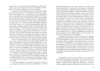 rcpctición de la vida, de los mismos incidentes que habían ocu-
rrido en una corta existencia en la tierra, descubriendo continua-
mente las relaciones ímplicadas entre estos incidentes.
La experiencia está limitada por todas las causas que ínterfíe-
ren con la percepción de las relaciones entre padecer y haccr.
Puede haber interferencia a causa del exceso, ya sea del lado dei
hacer, ya sea del lado de la receptividad, del padecer, EI desequi~
librio de algún lado mancha la percepción de las relaciones y deja
la experiencia incompleta, deformada con poco o falso significa-
do, EI ceio de hacer, el anhelo de acción, deja a muchas personas,
cspccíalmcnte cn este ambiente humano apresurado e impacie~­
te co el que vivimos, con la cxperiencia superficial de una increi-
hle pequenez. Ninguna cxpericncia tiene la oportunidad de com-
pletarse porque con demasiada rapidez se prescrita alguna otra
cosa que lo impide. Lo que se llama experiencia es una cosa tan
dispersa y mezclada que apenas merece este nombre. La resisten-
cia se trata corno una obstrucción que debe evitarse, no corno una
invitación a la reflexión. El individuo trata de buscar, inconscien-
temente más que por reflcxíón deliberada, situaciones en las cua-
les pucda hacer el mayor número de cosas en el menor tiempo,
EI exceso de receptividad corta la maduración de la experien-
eia y lo que se aprecia entonces es el mero padecer de esto o de
aquello, sin importar la percepción de algún significado, La acu-
mulacíón de la mayor cantidad posiblc de ímpresiones se COnSl~
dera que es la -vida-, aun cuando ninguna de ellas sea más que un
aleteo o un sorbo. EI sentimental y el que suena despierto pueden
ver pasar por su conciencia más fantasias e impresiones que las
que tiene el hombre animado por eI ansia de la accíón. No obstan-
te, su expcrícncia está igualmente deformada, porque nada a~r~l­
ga en la mente cuando no hay equilíbrio entre el hacer y el recibir.
Se neccsita alguna acción decisiva a fin de establecer contacto con
las realidades dei mundo y a fin de que las impresiones se relacio-
nen cem los hechos de maneta que podamos comprobar y organi-
2ar su valor.
Como la percepción ue la relación entre lo que se hace y lo
que se padece constituye el trabajo de la inteligencia, y como el
52
artista controla eI proceso de su obra, captando la concxión entre
lo que ya ha hecho y lo que dehe hacer dcspués, es absurda la
ídea de que el artista no piensa de modo tan intenso y penetrante
como el investigador cientifico, Un pintor dcbc padecer conscien-
temente el cfecto de cada toque de pincel, o no será consciente de
lo que está haciendo y dei estado cn el que se encuentra su traba-
jo, Además, debe ver cada conexión particular del hacer y el pa~
decer en relación cem el todo que desea producír. Aprehender ta-
les relaciones es pensar, y uno de los modos más cxactos de
pensamíento. La diferencia que hay entre la pintura de diversos
pintores se debe mucho más a las diferencias de capacidad para
conducir su pensamiento que a las diferencias de sensibilidad ai
color o a las de destreza en la ejecución. Con rcspccto a las cualí-
dades básicas de las pinturas, su diferencia depende más de la ap~
titud de la inteligencia para fijarse en la pcrccpción de relaciones,
que de ninguna otra cosa, aunque naturalmente la inteligencia no
puedc separarse de la sensibilidad directa y está conectada, aun-
que de un modo externo, con la habilidad.
Cualquier idea que ignore el papel necesario de la íntcligcn-
cia en la producción de obras de arte está hasada en la identifica-
ción dei pensamiento con el uso de una clase especial de mate-
rial, signos verbales y palabras. Pensar efectivamcntc cn términos
de relaciones de cualidades, es una demanda tan rigurosa para eI
pensarniento, como lo es pensar en términos de símbolos verba-
les y matemáticos, De hecho, pucsto que las palabras se manipu-
lan fácílmente de modo mecánico, la producción de una obra de
arte genuína reclama probablemente más inteligencia que la que
se denomina pensamiento entre aquellos que se jactan de ser "in-
telectualcs-.
He tratado de mostrar, cn estos capítulos. que lo estético no
es una intrusión ajena a la experiencia, ya sea por lncdio de un
lujo vano o una idealidad trascendente, sino que es el desarrollo
intenso y clarificado de los rasgos que pertenecen a toda expe~
riencia completa y normaL Considero que este hecho es la única
53
 