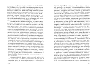es una suprcsión de la misma, la restricción no es cn arte idêntica
con la constricción. La impulsíón se modifica por tendencias cola-
terales, la modificación le anade un significado: el significado de!
todo cn el cual funciona, desde ahora, corno una parte constitu-
yente. En la percepcíón estética hay dos modos de respuesta cola-
teral y cooperativa, implicados en e! paso de la descarga directa a
un acto de exprcsión. Estas dos maneras de subordinación y re-
fuerzo cxplican la cxprcsividad de! objeto percibido. Por su me-
dio, un incidente particular deja de ser un estímulo de la acción
directa y se convierte en un valor de! objeto percibido.
EI primero de cstos factorcs colaterales es la exi.stencia de dis-
posiciones motoras previamente formadas. Un círujano, un juga-
dor de golf, de pelota, así corno un bailarín, un pintor o un violi-
nista, tiencn a mano y bajo su mando ciertos sistemas motores del
cuerpo. Sin cllos no se puede ejecutar con habilidad ningún acto
complejo. Un cazador inexperto siente fiebre cuando repentina-
mente encucntra la caza que ha estado persiguiendo, pues no tie-
ne líneas efectivas de rcspuesta motora prontas y en expectativa.
Sus tendencias a la accíón, por consiguiente, entran co contlicto y
chocan entre sí dando C01110 resultado la confusión. Sin embargo,
la mano veterana, ante la caza puede excitarsc emoclonalmente,
pelU elabora Sll cmoción dirigiendo su respuesta por los canales
preparados de anternano: firmeza de la vista y de la mano, punte-
ria del rifle, etc. Si lo sustítuímos por un pintor o por un poeta ai
encontrar repentinamente un ciervo gracioso cn una verde flores
ta, manchada de sol, se produce tamhiên una respuesta inmcdiata
desviada por canales colaterales. No está listo para disparar, pero
tampoco permite que su respuesta se difunda a travês de todo su
cuerpo. Las coordinaciones motoras que están listas a causa de
una cxpcricncia anterior hacen, desde lucgo, lnás aguda e intensa
su percepción de la situación, y la incorporan a significados que te
dan profundidad, ai mismo tiempo que lo visto cae dentro de rit-
mos apropiados.
He estado hablando desde e! punto de vista de quien actúa,
pero prccisanlcnte son válidas consideraciones similares para el
espectador. Deben de existir canales indirectos y colaterales de
110
respucsra. preparados de antemano, en el caso de quien realmen-
te ve la pintura li oye la música. Esta preparación motora es gran
parte ele la educación estética en cualquiera de sus direcciones
particulares. Saber a que mirar, cómo y para quê, es una cuestión
de preparación dei equipo motor. Un cirujano hábil es quien
aprecia el arte de la ejccucíón de otro cirujano; lo sigue crnpátíca-
mente, aunque no abiertamente, en su propio cuerpo. Quien sabe
algo sobre la relación de los movimientos de! pianista cn la ejecu-
ción de una pieza de música, oirá algo que el mero profano no
percibe, así COI110 el pianista experto -teclea- la música mientras
lee una partitura. No tiene uno que saber mucho sobre la mezcla
de colores en la paleta o sobre las pinceladas que trasladan los
pigmentos a la tela para ver la pintura. Sin embargo, es necesario
que haya canales precisos listos para la respucsra motora, debi-
dos, en parte, a la constituci6n nativa y, en parte, a la educación
mediante la expericncia, La ernoción puedc despertarse pero ser
tan irrelevante para el acto de perccpción corno lo es para un ca~
zador poseido de la fiebre dei gamo. No cs rnucho decir que la
emoción que carece de líneas motoras de operación apropiadas,
puede ser tan indirecta que confunda y deforme la percepción.
Con todo, se necesita algo para cooperar con las lincas preci-
sas de rcspuesta motora. Una persona sin "entrenarnicnto" para el
teatro puedc estar dispuesta a tornar parte aetiva en lo que suce-
de, ayudar ai héroe en burlar al villano, como lo haría en la vida
real, de modo que no verá la obra. Sin embargo, un crítico hastia-
do puede dejarse llevar por sus modos especializados de percep-
ción teatral, modos de rcspuesta siempre motora, hasta el extremo
de centrarse en percibir cómo estáo hechas las cosas, sin que le
importe gran cosa lo que se expresa. El otro factor que se requiere
a fin de que una obra pueda ser expresiva para un perceptor, son
los significados y valores extraídos de experiencias anteriores,
fundidos entre sí y cem las cualidades presentes directamente en
la obra de arte. Si no equilihra las respucstas técnicas con ese ma-
terial secundario, aqllêl1as soo tan puranleote técnicas que litnitan
estrechamente la expresividad de! objeto. No obstante, si e! mate-
rial de expcricncias anteriores no se comhina directanlente can
111
 