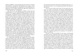 prima sea original-ya que después de todo vivimos en el mismo
viejo mundo->, sino porque cada individuo trae consigo, cuando
ejercita su individualidad, una manera de ver y de sentir que en su
interacción con el antiguo material crea algo nuevo, algo que no
existia previamente en la experiencia.
Una ohra de arte, sin importar lo antigua y clásica que sea
verdaderarnente, no sólo potencialmente, una obra de arte sólo
cuando vive en alguna experiencia individualizada. Como trozo
de pergamino, de mánnol, de tela, permanece (sujeto a los estra-
gos dei tiempo) idéntica a si misma a lo largo dei tiempo. Sin em-
bargo, como obra de arte es vuelta a crear cada vez que cs expe-
rimentada estéticamente. Nadie duda de este hecho en lo que
respecta a una partitura musical; nadie supone que las líneas y las
notas dei papel son algo más que los medios gráficos de evocar
la obra de arte, pero lo que es cierto de aquélla es igualmente cier-
to dei Partenón como un edifício. Es absurdo preguntar lo que un
artista «realmente" quiere significar con su producto, el artista mís-
1110 encontraria en éste diferentes significados en días y horas di-
ferentes y en diferentes estados de su propio desarrollo. Si pudi e-
ra hablar, diria: -quiero significar solo esta, y esto significa cualquier
cosa que usted o cualquier otra persona pueda ohtener de la ohra
honradamente, es decir, en virtud de su propia experiencía vital".
Cualquíer otra idea hace de la pretendida -universalidad- de una
ohra de arte un sinônimo de identidad monótona. El Partcnón c-«:
cualquier otra cosa- es universal porque puede inspirar continua-
mente nuevas realizaciones personales en la experiencia.
Es simplemente imposihle que alguien hoy en dia experi-
mente el Partenón corno un devoto ciudadano ateniense lo expe-
rimentaba en los tiempos en que fue construido, así corno la esta-
tuaria religiosa del sigla XII no puede significar estétícamente, aun
para el buen católico de ahora, lo que signilkaba para los fíeles
de aquel entonces. La "obra" que no puedc hacerse nueva no es
universal, sino meramente una obra que está "datada". EI produc-
to artístico que perdura puede haber sido determinado, y proba-
blemente lo fue, por alguna ocasión particular, algo que tiene su
propia fecha y lugar, pelO lo evocado es una sustancia fonnada
122
de tal manera que puede entrar en las experiencias de otros y ca-
pacitados para tcner a su vez experiencias propias más intensas y
más plenas.
Esto es lo que se llama tener fonna. Es una manera de consi-
derar, de sentir y de presentar una materia experimentada de
modo que rápida y efectivamente se convierta en material para la
construcción de una experiencia adccuada por parte de sujctos
menos dotados que el creador original. En consecuencia, no se
puedc trazar una distinción, excepto en la reflexión, entre forma
y sustancia. La obra misma es materia transformada en sustancia
estética. Sin embargo, el crítico, el teórico, como estúdio reflexi-
vo de! producto artistico, no solamente puede. sino que debe tra-
zar una distinción entre aquéllas. Algún observador hábil de un
pugilista o de un jugador de golf hará distinciones, supongo, en-
tre lo quê se hace y como se hace, entre el knock-out y la manera
de lanzar el golpe; entre la hola dirigida muchos metros hacia tal
o cual línea, y la manera como se hizo la jugada. EI artista, com-
prometido en el hacer, efeetuará una distinción similar cuando le
interese corregir un errar habitual o aprender la mejor maneta de
asegurar un efecto dado. Con todo, el acto misrno es exactamen-
te lo que es, a causa de como fue hecho. En el acto no hay distin-
ción, sino integración perfecta de la manera y el contenido, la
forma y la sustancia.
El autor ya citado, Mr. Bradley. en un ensayo, La Poesia por
la Poesia, traza una dístíncíón entre tema y sustancia que puede
ser muy bien el principio de nuestra siguiente díscusión. Pienso
que la distinción puede- ser parafraseada corno la distincíón entre
la materia para, y la materia en la producción artística. El tema o
-materia para" es ca paz de ser senalado y descrito de distinta ma-
nera al del producto artístico mismo, La -rnateria en-, la sustancia
verdadera, es e! objeto de arte mismo y, por lo tanto, no puede
ser expresado de nínguna otra maneta. El tema de EI paratso per-
dido de Milton cs, como dice Bradley, la caída dei hombre, en co-
nexión con la rebelión de los ángeles, un terna corriente cn los
círculos cristianos, y prontamente identificahle por cualqlliera
que esté fanliliarizada eon la tradición cristiana. La sustancia del
123
 