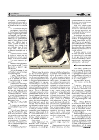 4     Jornal de Fato
      Sábado, 31 de outubro de 2009                                                                                      vestibular
bo também, a ponta tocando a                                                                                     ros que atravessaram o rio voan-
nuca. As outras tinham muita in-                                                                                 do como se fossem enormes pás-
veja porque não sabiam danças.                                                                                   saros de todas as cores.
Só sabiam berrar no curral e dar                                                                                     Neste conto, o encantamen-
leite.                                                                                                           to domina o ambiente familiar,
    - e o touro também dançava?                                                                                  seja na doce fantasia das histó-
    - Não dançava. Quando o tou-                                                                                 rias, seja no entusiasmo dos
ro chegou ficou muito zangado                                                                                    membros da família no momen-
porque não gostava que a namo-                                                                                   to do conto de ninar.
rada dançasse. Ele achava que a                                                                                      Se na maioria dos contos do
vaca não tem direto de dançar em                                                                                 livro, a tragédia se torna marca
público, que só quem dança em                                                                                    essencial da visão pesarosa que
público é vedete. E namorada de                                                                                  o autor tinha da vida, em Con-
touro não é vedete, o touro ex-                                                                                  to de Ninar, há uma apologia à
plicava. Quando ele entrou na                                                                                    fantasia, fundamental na infân-
sorveteria, todo mundo ficou                                                                                     cia, uma exaltação ao equilíbrio
com medo, por causa do revól-                                                                                    doméstico através da integração
ver que tinha à mão, um revól-                                                                                   dos adultos com o fantástico do
ver enorme, que pesava duas ar-                                                                                  mundo infantil.
robas.                                                                                                               As perdas reais no enredo
    O menino divertia-se, fazia ar                                                                               de outras narrativas, aqui estão
de admiração, parecia estar ven-                                                                                 no plano fantástico, na morte
do tudo mover-se num mundo                                                                                       do boi, que deixa tantas vacas
mágico. Num mundo de sonho.                                                                                      viúvas, no desfecho que mostra
    - E o touro mandou a vaca                                                                                    que nem tudo é previsível, nem
parar?                                                                                                           tudo é sonho e tudo passa".
    - Mandou, mas o garçom dis-
se que ela não parasse, e o touro                                                                                     Às suas ordens, Sargento
deu um tiro no grçom. E o gar-          JAIME HIPÓLITO DANTAS nasceu em Caicó (RN), a 1º de
                                        dezembro de 1928
çom morreu?                                                                                                           Tudo começa quando o sar-
    - Morreu. E quando ele caiu                                                                                  gento estaciona o furgão bem
morto o touro saiu correndo pa-            - Não comprou. Na carreira       do o carro. Vinha muito conten-      em frente à casa de Zé Firmino.
ra evitar o flagrante.                 que deu da sorveteria, para evi-     te, como se tivesse achado nova      Os quatro policiais que o acom-
    - E o que é evitar flagrante?      tar o flagrante, perdeu tudo e fi-   botija. A estrada era ruim, ha-      panhava ficaram dentro do car-
    - Evitar flagrante é azular an-    cou de novo muito pobre. Aí te-      via muitos buracos, muitos es-       ro. Bate à porta e em pouco tem-
tes de ser agarrado pela policia.      ve que voltar para o sertão, onde    tragos feito pelas chuvas. Mas o     po Zé Firmino aparece:
O touro não queria ser pegado          os outros touros trabalhavam na      carro corria a toda a velocida-           "As suas ordens, Sargento.
com a mão na botija.                   canga. Chegou lá e foi logo agar-    de. E o touro não parava de rir           - Vim buscar o senhor, dis-
    - O touro tinha uma botija?        rado e levado para o serviço. No     de contente. Só pensava nos si-      se."
    O velho disparava numa gar-        primeiro dia de trabalho o pes-      nos que ia tocar todas as manhãs          O que vem a seguir é uma
galhada, chamando a atenção da         coço do touro ficou muito doí-       chamando os cristãos para a mis-     espécie de ritual de despedida
esposa. Ela dizia que não sabia        do com o peso da canga e ele co-     sa. O carro corria mais do que       da liberdade. Zé convida o sar-
qual dos dois tinha mais juízo.        meçou a chorar. Os outros tou-       o raio, e o vento fazia nos ouvi-    gento para entrar e prepara o
Mas, na verdade, achava também         ros tiveram muita pena e come-       dos do touro um zunido muito         café, enquanto conversa calma-
tudo muito divertido. E escuta-        çaram a contar estórias de Tran-     esquisito. O zunido era como         mente com a autoridade. Lava
va sempre. Raul, dois anos mais        coso procurando acalentar o cho-     se fosse o som dos sinos. O tou-     a louça que dormira na pia, en-
velho que Sandrino, escutava no        rão. Ele dizia que não se acostu-    ro ouvia o som e se esquecia de      xuga e arruma a mesa para o ca-
quarto contíguo, enquanto não          mava mais com canga e queria         tudo. Apertava o pé, sempre          fé. O sargento elogia-lhe a me-
dominava o sono.                       morrer. Os outros tiveram me-        mais, até encostar na tábua. Ele     sa farta.
    - Diga o touro tinha uma bo-       do e imaginaram que ele ia se        queria fazer o carro decolar co-          Após a refeição, Zé Firmi-
tija?                                  suicidar. Passaram a noite com       mo um avião. Aí perto da pon-        no arruma a cozinha, cuida da
    O menino não admitia que           ele, de lamparina acesa, como se     te o carro decolou, mas teve que     higiene pessoal, arruma calma-
o mínimo detalhe ficasse sem res-      estivessem num velório. Aí o tou-    fazer uma aterrissagem forçada       mente os objetos pessoais numa
posta.                                 ro começou a dormir, e dormin-       na calçada da sorveteria, e o tou-   valise, dá uma olhada em volta
    - Tinha. O touro tinha uma         do sonhava muito. Sonhou que         ro morreu. No enterro, a vaca        e sai acompanhando o sargen-
botija. Na noite anterior, quan-       o pescoço tinha deixado de do-       chorava muito, e ela ia com a        to rumo à delegacia.
do ele estava dormindo, sonhou         er e que nunca mais teria que us-    cabeça coberta com uma véu pre-           A narrativa gravita em torno
com uma. Aí de manhãzinha se           ar de novo a canga. Sonhou tam-      to, como se fosse viúva.             da insólita prisão de Zé Firmi-
levantou e saiu com a vaca para        bém que voltaria a Mossoró pa-           - E a vaca nunca mais dan-       no e os fatos enquadrados que
arrancar o caixão e encontrou          ra aqui trabalhar de sacristão.      çou?                                 pontuam a vida em cidades in-
muito dinheiro. Tinha ouro e               - E ele voltou?                      - Nunca mais. Nem ela nem        terioranas. A relação de cordia-
muita prata. O touro disse para            - Voltou depois de um mês.       as outras, porque o touro mor-       lidade entre o prisioneiro e a au-
a vaca que estava rico e que ia com-   Aí numa noite foi dormir, e          reu.                                 toridade, as conversas informais
prar um palácio.                       quando acordou havia um car-             Durante todo o resto da noi-     entre ambos, o café de manhã
    - Ele comprou um palácio?          ro esperando, e ele veio dirigin-    te Sandrino sonhou com tou-                              CONTINUA...
 