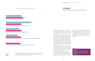 35
34
Frage: Im Folgenden würden wir gerne von Ihnen wissen, welche Bedeutung Sie einer
ganzheitlichen Strategie für Online-Kommunikation beimessen. Entscheiden Sie hier-
für inwieweit die folgenden Aussagen für Sie zutreffen.
36
31
59
27
40
36
36
35
33
Wir haben eine ganzheitliche Strategie für Online-Kommunikation
Social Media und Mobile Kommunikation sind integrale Bestandteile der Strategie
Unsere Strategie basiert auf Analysen der Bedürfnisse und Verhaltensweisen der Kunden
Die Strategie dient als Entscheidungsgrundlage und vereinfacht den Prozess zur Planung neuer Kommunikationsmaßnahmen
Content Marketing und Storytelling sind zentrale Bestandteile unserer Online-Kommunikationsstrategie
Nicht abgefragt
	 2012
	 2013
Bedeutung einer Online-Strategie Strategie:
Zwischen Wunsch und Wirklichkeit
Die Frage nach der Strategie deckt auch im B2B Online-
Monitor 2013 erneut die Diskrepanz zwischen der Eigen-
wahrnehmung der Unternehmen bezüglich ihrer Aktivitä-
ten und den tatsächlich vorhandenen oder angestrebten
Prozessen auf.
	 Die Bedeutung, die der Strategie zugemessen wird,
wächst. 40 Prozent der Teilnehmer bestätigen, dass sie
eine ganzheitliche Strategie für Online-Kommunikation
haben. Das sind vier Prozentpunkte mehr als im vergan-
genen Jahr. Dass diese Strategie wirklich ganzheitlich
ausgerichtet ist, zeigt die Zustimmung zu der Aussage,
dass Social Media und mobile Kommunikation integrale
Bestandteile sind. Sie steigt von 31 auf 36 Prozent. Ein
Drittel der Teilnehmer stimmt der Aussage zu, dass Con-
tent Marketing und Storytelling zentrale Bestandteile der
Strategie sind (danach wurde im vergangenen Jahr noch
nicht gefragt).
	 Noch größer ist der Zuwachs an Zustimmung zum
Nutzen der Strategie. Dass sie als Entscheidungsgrund-
lage für die Planung neuer Kommunikationsmaßnahmen
dient und diesen Prozess vereinfachen kann, bestätigen
35 Prozent der Teilnehmer; das sind sieben Prozentpunk-
te mehr als im vergangenen Jahr.
	 Ein Rückgang ist dagegen bei der Frage zu ver-
zeichnen, wie diese Strategie entsteht. 36 Prozent der
Teilnehmer sagen, dass ihre Strategie auf Analysen der
Bedürfnisse und Verhaltensweisen der Kunden basiert.
Dem stimmten im vergangenen Jahr noch 59 Prozent zu.
B2B Online-Monitor 2013 / Strategien der Unternehmen und Erhebung von Daten
Dieses Ergebnis passt zu der Feststellung, dass Metho-
den und Analysen, die ein tiefgehendes Kundenverständ-
nis erzeugen können, nur von maximal 18 Prozent der
Teilnehmer eingesetzt werden. An dieser Stelle entsteht
die Diskrepanz. Die Unternehmen schreiben sich ein
strategisches Vorgehen zu, ohne zugleich wichtige
grundlegende Informationen dafür zu erheben und ein-
zubeziehen.
Tweet it
Kundenglück? Für 50 % ein primäres
Anliegen. Aber nur 36 % berücksichtigen
die Bedürfnisse der Kunden in ihrer
Strategie.
 