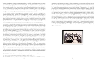 208 209
ampliándose el campo de estudio de la platería en Osuna y contribuyendo a su conservación y preservación. Por otro
lado, dicha colección enriquece el conjunto de la platería ursaonense y confirma su importancia histórica. La enriquece
porque existen piezas de gran calidad y se descubre el nombre y la obra de un platero residente en Osuna en el siglo
XIX: Mariano Rubio y su ostensorio de 1848. Participa de ella en cuanto que la cruz procesional de 1571 donada por
la fundadora Doña Isabel Méndez de Sotomayor, anónima toledana, nos remite a otras piezas castellanas donadas por
los Téllez-Girón para sus fundaciones, por ejemplo las conservadas en la Colegiata de Santa María de la Asunción.
Por último, el análisis de la platería nos habla de la propia historia del monasterio, modesta artísticamente: del siglo
XVII sólo data un cetro, a partir del siglo XVIII comienzan a proliferar, destacando el juego de incensario, naveta y
cucharilla, aumentan a finales de la centuria y a lo largo del siglo XIX. Córdoba es un centro productor en gran auge
en esos años y su cercanía justifica la presencia de sus obras. Es llamativo cómo las madres carmelitas, ante su pobreza
y la escasez de ajuar litúrgico, se aferran al copón de José Franco Hernández Colmenares de 1801, proveniente de
Écija, porque no tenían otro. De hecho, tras cuatrocientos cinquenta años de historia solo nos han llegado dos copones
destacables. Por último, a partir de la importante obra efectuada entre 1881 y 1883, se adquirieron nuevas piezas en
consonancia con la estética del momento y realizadas de manera más industrial: cáliz sevillano de carácter utilitario,
candeleros neogóticos, la corona neobarroca de la tienda de Rafael Lecaroz, la palmatoria, bandeja de comunión y
la diadema de los talleres de Meneses. En pleno siglo XX, en 1955, para la ejecución de piezas relevantes se vuelve a
recurrir a Córdoba, al taller de Díaz Roncero, reciclando unos rayos en desuso que se funden y se crea la puerta del
sagrario del retablo mayor.
El último grupo de piezas que queda por analizar del monasterio de San Pedro, son aquellas de tipología civil que han
sido recibidas como donaciones. Entre ellas existen dos bernegales, unas piezas muy comunes en el servicio de mesa
durante los siglos XVII y XVIII, utilizadas como tazas para beber agua o vino. Por lo general son anchas de boca, con
cuerpo gallonado terminado en pie26
. En concreto las del monasterio son gallonadas pero sin pie. Tienen una altura de
4 y 5 cm. respectivamente. Una de ellas cuenta con dos asitas laterales en forma de ese a la que se le ha colocado con
posterioridad otra semicircular uniéndolas, quizá para usarlo como un canastito para alguna pequeña imagen. El otro
bernegal no tiene asas laterales pero también se le ha colocado una superior de perfil ondulado.
Las otras piezas son una pareja de grandes aguamaniles donados por la familia de Sor María de los Ángeles Oriol,
colocados en el retablo mayor. Son unos jarros de estilo neobarroco, de finales del siglo XIX, hechos en cristal en
dos tonos de color azul combinado con bronce plateado. Parten de una poderosa base, sobre cuatro patas, decorada
con rocallas, muy finas y sueltas, mezcladas con cabezas de niños. Éste soporta un cuerpo semiesférico de cristal azul
oscuro fileteado por sendas franjas de metal con rocallas en sus frentes. De ahí parte un alto cuello de color celeste que
se estrecha hasta terminar en una embocadura de metal con amplio pico vertedor. Cuenta con un asa estilizada muy
elegante, que sobrepasa la altura del pico vertedor y se une en el filete del cuerpo intermedio semiesférico. De nuevo se
decora con amplias rocallas terminadas en puntas y contrapuntas, apareciendo entre ellas una pequeña águila.
Para terminar, se han conservado tres preciosas joyas procedentes de ajuares femeninos que han tenido varios usos:
para adornar los atuendos de las diversas imágenes de la Virgen del Carmen y, como se comprueba en unas interesantes
fotografías de mediados del siglo XX, en las profesiones de monjas, cuando la novicia se vestía de novia y las llevaba
sobre su pecho. Las más antiguas son los llamados lazos de pescuezo o ahogadores, es decir, unos lazos articulados
para colgar del cuello con una cinta, mediante los pasadores que tiene en el reverso27
. Los tres lazos están realizados en
oro, estando decorados con brillantes el de 9´5 cm. y con esmeraldas los otros dos de 7´5 y 6´5 cm. respectivamente.
Se datan hacia mediados del siglo XVIII. Se dividen en tres cuerpos: el superior de los dos mayores tienen forma de
lazo con doble lazada calada combinada con largos y finos tallos terminados en flores. El tercero tiene una triple lazada
muy esquemática sin decoración. El cuerpo central varía en cada caso: con forma de bellota rodeado de hojas, siendo
más alargado el de 7´5 cm, y reducido a una diminuta flor en el más pequeño. De ellos penden, en el tercer cuerpo,
una cruz griega con brazos ruleteados separados por florones. Los florones del lazo de 7´5 cm. son unas flores de seis
pétalos. En el caso del lazo de 6´5 cm., la cruz termina en un pinjante en forma de lágrima con esmeralda en su centro.
En concreto, el lazo de pescuezo de 9´5 cm. es muy similar a los que posee la Virgen del Carmen del convento de
padres carmelitas y hay piezas similares en el convento de las mercedarias descalzas28
. Entre las joyas contemporáneas
es reseñable un aderezo compuesto por broche y pendientes, del segundo cuarto del siglo XX. Sus diseños derivan de
modelos dieciochescos, están realizados en oro y decorados con pequeñas perlas. El broche tiene bastante volumen,
desarrollado sobre una superficie cuadrada sobre la que se superponen y sobresalen cuatro óvalos formando una cruz
griega, culminado al centro por una flor. De él penden tres cordoncillos terminados en hoja con forma de lágrima bajo
florecilla. Los pendientes, por su parte, están articulados en tres cuerpos repitiendo los mismos motivos del broche.
Como conclusión, hay que valorar la colección de platería del monasterio de San Pedro en una triple vertiente. Por
un lado, se difunde el conocimiento de una serie de piezas desconocidas que no habían sido estudiadas hasta ahora,
26 SÁNCHEZ-LAFUENTE GÉMAR, Rafael (coord.): El fulgor de la plata, catálogo de la exposición, Córdoba, 2007, p. 226.
27 ARBETETA MIRA, Leticia: La joyería Española de Felipe II a Alfonso XIII, Madrid, 1998, pp. 13-70.
28 SANZ SERRANO, María Jesús: “La orfebrería en el Monasterio de la Encarnación”, Archivo Hispalense, nº 190 (1980), pp. 111 y 112.
 