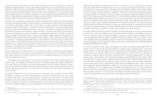 164 165
Madre de Dios le entregaba el escapulario en la noche del 15 al 16 de julio de 1251. El 3 de marzo de 1322 expedía
el Papa Juan XXII (1245-1334) la Bula Sabatina, por la que reconocía la autenticidad de la aparición y recogía la
promesa dada por la Virgen de liberar de las penas del Purgatorio a los religiosos carmelitas y devotos el primer sábado
después de su muerte. Todo ello propició que se propagara su imagen como protectora de las ánimas del Purgatorio,
con el tipo iconográfico mayoritario de la Virgen del Escapulario y el Purgatorio, que desde Italia se difundió a partir del
siglo XVII, en un ámbito superior al de la propia Orden13
. Por ello las cofradías consagradas a la salvación de las ánimas
del Purgatorio dirigían sus plegarias a la Santísima Trinidad, a los santos mediadores, pero sobre todo a la Virgen del
Carmen. En el monasterio de San Pedro se conserva un escapulario bordado con la imagen mariana carmelita con el
Niño Jesús en brazos y ángeles entregando la prenda salvadora a las ánimas del Purgatorio. En el caso de la pintura del
retablo caso cabe destacar un hecho en relación a la Virgen, que se representa sedente con su escapulario sobre el pecho.
El sentido de la composición adquiere su verdadera dimensión al observar que porta en ambas manos varias prendas
que podrían identificarse con escapularios que ofrece a los condenados como señal de protección.
En el plano inferior de la pintura se encuentran, abigarradas, las ánimas que claman misericordia y sufren espantosos
tormentos. Pese a todo no hay estridencias en la composición. Aunque se abrasan por las altas llamas que parecen
avivarse por momentos, están más pedientes del prodigio que tienen ante sí que de su propio sufrimiento. Muestran
una actitud implorante con distinto grado de conmoción. Unas elevan sus suplicas al cielo, con las manos en actitud
orante, pidiendo su rescate; otras, genuflexas, dirigen la mirada hacia sus compañeras; y no falta la que parece escrutar
al observador pidiendo su auxilio. Sobre ellas se dispone una filactelia con la frase del Salmo 88,2: “MISERICORDIAS
DOMINI IN ETERNVM CANTABO”.
En cuanto a la ejecución del retablo, algunos investigadores lo encuadran en la segunda mitad del siglo XVIII14
. El
profesor Francisco J. Herrera estima que debió realizarse en el segundo cuarto de aquella centuria15
. Los primeros
datos que apuntan a su realización, aunque someros, los encontramos en el referido legajo. El primer impulso previo
al retablo se hizo con la realización del altar. En 1726 se registra un gasto de 7 reales “de clavos” para componerlo. Al
año siguiente se le pagó al carpintero 16 reales por “frontales de mano” y 38 al pintor, además de otros 17 en tablas. La
primera vez que se cita el retablo es en 1757. En aquel año se registra una data de 80 reales para ayuda a pagar el retablo
de las ánimas que “se coloco al pie del S.to
Xphristo de la misericordia”, el que se “dispuso por todos los hermanos se
pusiera para alentar a los fieles al bien de las Animas venditas”. En 1760 se vuelven a dar noticias sobre este particular,
al hacer referencia a los 612 reales “en que ajustamos el retablo de las Animas Benditas de Señor S.n
Pedro”. En las datas
del año siguiente se alude a un dispendio de 1.246,98 reales, “De dorar el retablo y de treinta libras de cera y otros
gastos”. Finalmente, en 1762 se consigna un gasto de 104 reales por candeleros, dos atriles y la cruz para el retablo16
.
Esta sucesión de fechas e iniciativas ponen en evidencia que esta obra retablística fue realizada en varias fases, lo que
explica su estraña composición, carente de elementos articuladores de naturaleza arquitectónica. En primer lugar se
contaría con el cuadro del Cristo de la Misericordia y tiempo después se hizo el altar de Ánimas.
13 MORENO CUADRO, Fernando: “Apoteosis, tesis y privilegios del Carmelo”, Iconografía y arte carmelitanos. IV Centenario de San Juan
de la Cruz (1591-1991), Madrid, 1991, pp. 37-40; MARTÍNEZ CARRETERO, Ismael: “Origen de la advocación del Carmen y su expansión
popular en Andalucía”, Actas del I Congreso Nacional Las advocaciones marianas de Gloria, t. II, Córdoba, 2003, pp. 308-314; y DOBADO
FERNÁNDEZ, Juan: “Iconografía andaluza de la Virgen del Carmen: su plasmación en el Carmelo Descalzo”, Actas del I Congreso Nacional Las
advocaciones marianas de Gloria, t. II, Córdoba, 2003, p. 119.
14 MORALES, Alfredo J. et alli.: Inventario artístico..., p. 476.
15 HERRERA GARCÍA, Francisco J.: “Iglesia Conventual de San Pedro. 384. Retablo-marco del Crucificado”, en HALCÓN, Fátima,
HERRERA, Francisco y RECIO, Álvaro: El Retablo Barroco Sevillano, Sevilla, 2000, p. 483.
16 A.M.C.O. LIBRO DE LA CONGREGACION DE los hermanos de las Animas Benditas del Purgatorio..., s/f.
tal y como vemos en este de San Pedro o en el de San Juan Nepomuceno en la ermita de San Arcadio11
. La presencia de
pabellones con fingidos cortinajes, en madera o telas encoladas, que parten de una corona en la parte superior, es frecuente
también en la producción ursaonense, especialmente en el siglo XVIII. Lo vemos en el retablo mayor de la iglesia jesuita
de San Carlos, obra que presidía la capilla de la Vera Cruz en San Francisco, fechable hacia 1675; en el mayor de la capilla
de la Inmaculada Concepción de la Colegiata, realizado en 1771; en los del Sagrado Corazón, del segundo tercio del siglo
XVIII, y San Juan Nepomuceno, algo posterior, de la iglesia conventual de Santa Catalina Mártir; o, sin corona, en el de
San Juan Evangelista de la iglesia de la Concepción, de mediados del siglo XVIII.
Escoltando a esta composición en el retablo de San Pedro encontramos, algo más abajo, las esculturas de pequeño
formato de los arcángeles San Rafael y San Gabriel, dispuestas en sendas repisas. En la parte inferior de la composición,
a modo de banco del retablo, se dispone sobre la mesa de altar una estructura tripartita en madera dorada dividida
por pequeños estípites. En los laterales se encuentran dos nichos con fanales de riscos y pequeñas figurillas dispersas
de cera, barro, pasta y telas encoladas, que representan, entre otros, a San Jerónimo, la Anunciación, San José y San
Juan Bautista. En el centro de la composición se dispone un pintura, de factura un tanto ingenua, sobre el rescate de
las ánimas en el Purgatorio. En la parte alta se representa un rompimiento de gloria, con la Trinidad, y a los lados el
arcángel San Miguel y la Virgen del Carmen. La presencia del arcángel San Miguel adquiere gran protagonismo. Es
comandante de los arcángeles y protector de la Iglesia. Su nombre hebreo ya delata parte de esta relevancia: “¿Quién
[es] como Dios?”. Es protagonista indiscutible del rescate de las ánimas ya que tiene potestad para admitirlas en el
Paraíso. Su descenso tiene un objetivo fundamental, el peso de las almas y la liberación de sus culpas a través del fuego
purificador. Lo que se produce mediante la psicostasis, auténtica catarsis en tanto que, a través del fuego, se redimen
los pecados. Se suele representar con una balanza y una espada flamígera. En este caso no la ase con la mano sino que
se encuentra situada detrás de su pie izquierdo.
Respecto a la presencia de la Virgen del Carmen en esta composición, se debe a su condición de máxima abogada de
las ánimas del Purgatorio. Como madre de Cristo puede interceder ante Dios por los vivos y también por los difuntos.
Así lo expresan la mayoría de las reglas de cofradías, como la de la Congregación establecida en el monasterio de San
Pedro, que comienzan de esta guisa:
“En el Nombre de Dios todo Poderoso y de la Purissima Virgen Maria, Su SSma
Madre y Abogada Nuestra, por
cuia intercesión, y mano, logramos el Socorro en todas nuestras necesidades, y peligros, los miserables, y afligidos hijos
de Eua, que viuimos en este Mundo: a Cuio Assilo, deuemos acogernos todos los Pecadores, implorando su fauor, y
Socorro, el que tendremos de la poderosa mano de su Unigenito hijo, por su ruego, y meritos, si con pureza de Animo
y fervoroso Espiritu observamos el Cum.to
de su diuina Lei, y nos ejercitamos en obras de Caridad, y Misericordia, con
nuestros proximos”12
.
Pero además, la Virgen del Carmen es una de las devociones marianas que porta un elemento de carácter salvífico,
el escapulario, al igual que otras como la Virgen del Rosario. Un elemento de protección que junto a otros atavíos
y vestimentas, tales como la correa en la orden agustiniana, el escapulario en los mercedarios, o el cordón entre los
franciscanos, poseen este significado redencionista. Pero sin duda fue la Virgen del Carmen la imagen mariana que
más veces se representó y se requirió su intercesión para el rescate de las ánimas. Su primacía como mediadora por
excelencia de las almas del Purgatorio surgió en la Edad Media. A raíz de una visión de San Simón Stock en la que la
11 HERRERA GARCÍA, Francisco J.: “Osuna y su protagonismo en la retablística barroca sevillana”, Cuadernos de los Amigos de los Museos
de Osuna, nº 12 (2010), p. 65.
12 A.M.C.O. LIBRO DE LA CONGREGACION DE los hermanos de las Animas Benditas del Purgatorio..., s/f.
 