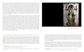 170 171
Contratación. Fue el arquitecto y escultor portugués Cayetano de Acosta quien realizó las obras más importantes en Cádiz
y Sevilla con la presencia del motivo decorativo. En Osuna se fue paulatinamente introduciendo y aparece documentado
en la sillería alta que, entre 1765 y 1766, hizo el tallista ecijano Bartolomé González Cañero para la renovada iglesia del
convento mercedario. Realizó además otras obras del mobiliario del coro como el trono bajo de la Virgen Comendadora,
el facistol, además del órgano. También fue recurrente para el tallista local Juan Guerra en los retablos de las capillas
laterales de la misma iglesia28
.
En el retablo de la Virgen del Carmen que preside el coro bajo de la iglesia de San Pedro se incorpora este elemento
decorativo con amplia profusión y con un protagonismo absoluto. La obra presenta un banco decorado con rocallas sobre
el que se asienta una gran hornacina central achaflanada con cerramiento de cristales. Este primer cuerpo se remata en
los laterales con una generosa crestería calada en la que vuelven a aparecer las rocallas. Sobre este bloque central se eleva el
ático, de cornisa quebrada, donde aparece representado el escudo de la antigua observancia y encima, entre dos grandes
28 ROMERO TORRES, José Luis y MORENO DE SOTO, Pedro Jaime: “Una cuestión de estética barroca...”, pp. 82-83.
se dorara el retablo de madera que “queda hecho en dicha capilla y altar de dicha S.a
Theresa a costa y espensas de mi”.
Además, declaraba que sus padres y abuelos, “desde tiempo Ynmemorial a esta parte mobidos del parentesco y protesion
de dicha Santa M.e
S.a
Theresa”, celebraban anualmente en el día de su fiesta una misa y sermón por la mañana y por la
tarde la sacaban en procesión. Queriendo pues que dicha devoción no se perdiese, rogaba encarecidamente a su hijo Juan
Ramón y sucesores tuvieran a bien favorecer la fiesta para que se siguiera celebrando anualmente, “por ser en beneficio del
culto de nuestra madre santa Teresa”25
. Esta fue la tónica seguida y así vemos cómo en todos los retablos que costeaban
los Cepeda se representaba la imagen de Santa Doctora. Además del ya referido de los padres carmelitas, la encontramos
en los retablos mayores de la iglesia del convento de San Agustín y de la ermita del patrón San Arcadio, en la iglesia de
Santa Clara, o rematando el retablo de San José con el Niño en la iglesia del monasterio de la Encarnación y en el de San
José con el Niño de la iglesia de Consolación. Una escultura de la Santa avulense preside incluso el cortijo de “Jornía”,
que perteneció a la familia26
.
En cuanto a las enigmáticas figuras de los alabarderos que escoltan el escudo del retablo de Santa Teresa de Jesús en la
iglesia carmelita de San Pedro y en la iglesia de Santa Clara, comprobamos que aparecen también en el blasón que corona
la esplendida fachada que la familia Cepeda tenía en la calle La Huerta. Su inclusión en las armas familiares se debe a un
sentido de ostentación de privilegios más que a parámetros puramente estéticos. Para justificar su presencia habría que
remontarse al siglo XVII, cuando don Pedro de Cepeda y Vega Serrano, desde el 19 de octubre de 1638, ejerció de alcaide
y regidor perpetuo de Osuna, como prerrogativa heredada de su tía doña Ana de Vega Serrano. Fue el primero en ostentar
un cargo que desde entonces, por juro de heredad, estaría vinculado a los herederos. Testó el 26 de octubre de 1713
declarando sucesor en el vínculo y por tanto en el cargo de alcaide, con sus honores y preeminencias, a su hijo don Juan
Lucas Antonio de Cepeda y Torres Montes, que lo fue desde el 27 de noviembre de 1718. Al igual que su primogénito y
primero en la línea sucesoria, don José de Cepeda y Toro, que por reales cédulas se le confirieron honores anejos al cargo
de alcaide en 1743. El honor tenía las preeminencias de poder nombrar teniente; de ostentar lugar y asiento precedente
a los demás regidores; de usar el bastón como insignia propia; de estar exento en lo criminal de la jurisdicción ordinaria,
sujeto en primera instancia al capitán general y en segunda al Consejo de Guerra; y “de llevar a su costa dos alabarderos
para custodia de su persona y lustre de su cargo”27
.
Entre el desarrollo ornamental de la rocalla y las normas académicas clasicistas
Hacia la década de 1740 desde Francia se fue incorporando al mundo del retablo con estípite la rocalla, forma de concha
asimétrica que incrementaba el efecto de movimiento de la trama decorativa. Años más tarde, la rocalla y su sensación
ondulante se incluyeron en el diseño de las formas del mobiliario, de los soportes de sustentación de los retablos y en las
portadas de los edificios. Fue a mediados de la centuria cuando tuvo lugar el advenimiento de la rocalla, con su impresión
geológica, asimetría y encrespada, como nuevo tipo de ornato que contribuía, más si cabe, a la desmaterialización del
retablo y su conversión en mera forma ornamental. En Andalucía parece que se introdujo por Cádiz, como consecuencia
de su pujanza como puerto oficial del comercio entre Europa y América, a partir del establecimiento de la Casa de la
25 MORENO DE SOTO, Pedro Jaime: “Los Cepeda en su esfera simbólica…”, pp. 52 y ss.
26 MORENO ORTEGA, Rosario: “El legado de D. José de Cepeda...”, p. 27.
27 El sentido de su inclusión en los escudos de la familia lo tratamos en MORENO DE SOTO, Pedro Jaime: “Los Cepeda en su esfera
simbólica…”, p. 55.
Santa Teresa de Jesús, actualmente en el retablo
mayor, segundo cuarto del siglo XVIII.
 