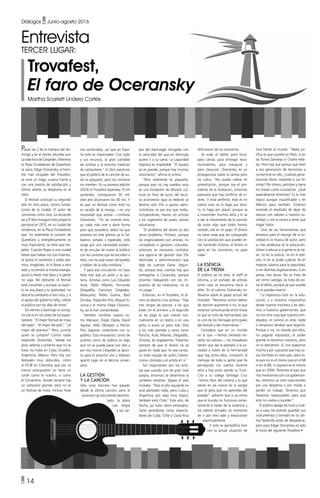 • 14
Diálogos • Junio-agosto 2016
Pasan las 2 de la mañana del do-
mingo y en el viento retumba aún
La vida loca de Céspedes. Mientras
la Plaza Fundadores de Querétaro
se vacía, Edgar Oceransky, el hom-
bre más ocupado del Trovafest,
se sirve un trago, suspira fuerte y
con una mezcla de satisfacción y
último aliento se desploma en el
sillón.
El festival concluyó su segundo
año en esta plaza, centro funda-
cional de la ciudad. El autor de
canciones como Juro, La recuerdo
así y El faro inauguró este proyecto
personal en 2015, en su ciudad de
residencia, en la Plaza Fundadores
que “es realmente el corazón de
Querétaro y energéticamente es
muy importante, se tiene que res-
petar. Cuando llegas a una ciudad
tienes que hablar con tus muertos,
te quitas el sombrero y pides per-
miso, imagínate, te lo llevas a otro
lado y no tendrá la misma energía,
quizá lo lleves más lejos y la gente
no vaya. No obstante, el festival
está creciendo y aunque su espíri-
tu es esa plaza y su gratuidad, no
descarta cambiarlo a otro sitio, y si
el apoyo del gobierno falta, cobrar
al público por los días de show”.
De viernes a domingo la consig-
na creció en los oídos de los espec-
tadores: “El mejor festival de trova
del bajío”, “el mejor del país”, “¡el
mejor del planeta!” Pero, ¿contra
quién se compite? Contra nadie
responde Oceransky “desde los
años setenta y ochenta que no se
hace, los hubo en Cuba, Ecuador,
Argentina, México. Pero hoy son
festivales muy reducidos, como
el FICIB en Colombia que por su
menor presupuesto no tiene un
cartel como el nuestro, o como
el Cervantino, donde siempre hay
un cantautor grande, pero no es
un festival de trova. Incluso Aute
pas del backstage recogidas con
la velocidad del que en domingo
quiere ir a su cama. La capacidad
logística es respetable. “El equipo
se ve grande, porque hay muchos
voluntarios”, afirma el artista.
“Pero realmente es pequeño,
porque aquí no hay sueldos, esto
es una fundación de difusión cul-
tural sin fines de lucro; del recur-
so económico (que es federal) se
destina sólo 5% a gastos admi-
nistrativos, es por eso que todos,
incluyéndome, menos los artistas
y los ingenieros de audio, somos
voluntarios.
“El problema del dinero es dos
veces problema. Primero, porque
los organizadores son artistas, no
contadores ni gestores culturales,
entonces es necesario contratar
una agencia de gestión (ese 5%
destinado a administración) que
deje las cuentas claras. Segun-
do, porque esas cuentas hay que
entregarlas a Conaculta, porque
estamos trabajando con los im-
puestos de los mexicanos, no es
un juego.”
Entonces, en el Trovafest, el di-
nero se destina a los artistas: “Hay
tres rangos de precios, a los que
están en el primero y el segundo
se les paga lo que cobran nor-
malmente en un teatro o en una
peña, si acaso un poco más. Sólo
a los más grandes y caros como
Pancho, Aute, Milanés, Delgadillo,
Ornelas, les regateamos. Tratamos
siempre de que el dinero no se
gaste en nada que no sea cantar,
un buen equipo de audio, habita-
ciones cómodas y el artista en sí.”
Tan importantes son los artis-
tas que cuando uno de gran nivel
acepta, entonces se determina la
cartelera restante, dígase el país
invitado. “Para el año siguiente no
está planeado nada, pero Cuba y
Argentina son algo muy lógico,
también está Chile.” Este año, de
hecho, ya hubo aforo extranjero,
tanto periodistas como especta-
dores de Cuba, Chile y Costa Rica
disfrutaron de los conciertos.
Se sube al tablón para tocar,
para cantar, para entregar reco-
nocimientos, para inaugurar y
para clausurar; Oceransky es un
protagonista sobre la tarima pero
no cobra. “No puedo cobrar mi
presentación, porque soy el pre-
sidente de la fundación, entonces
parecería que hay conflicto de in-
terés. Y está perfecto, éste es mi
sueño, esto no lo hago por dine-
ro, lo hago por placer, porque va
a trascender muchos años y le va
a dar al movimiento de la canción
de autor algo que todos hemos
soñado, ese es mi pago. El dinero
no tiene nada que ver comparado
con la satisfacción que puedes te-
ner haciendo historia, el dinero lo
gano en los conciertos, no pasa
nada.”
La esencia
de la trova
El público ya no está, el staff se
esfuma, y un puñado de artistas
entre risas se encamina hacia el
after. En el camino Oceransky re-
flexiona sobre el papel actual del
trovador. “Nosotros somos líderes
de opinión queramos o no, lo que
estamos comunicando entre líneas
es que se trata de hermandad, ese
es uno de los mensajes principales
del festival y del movimiento.”
Considera que en un mundo
en el que —hemos olvidado en-
señar los valores—, los trovadores
tienen que dar el ejemplo a la so-
ciedad a través de la hermandad
que hay entre ellos, compartir el
mensaje de toda la gente que ha
perseguido sus sueños durante
años y hoy están viendo su fruto.
Cita a su colega Santiago Cruz
“somos hijos del calvario y lo que
tienes en las manos es la sangre
que te grita que no aprendes del
pasado”, advierte que si ya vimos
que el mundo no funciona correc-
tamente a través de la violencia y
los valores actuales, es momento
de ir por otro lado y evolucionar
espiritualmente.
Y esto se ejemplifica bien
con la actual situación de
me comentaba, ¡es que en Espa-
ña esto es impensable! Con todo
y sus recursos, la gran cantidad
de artistas y la enorme tradición
de cantautores.” Es fácil aventurar
que el público de la canción de au-
tor es pequeño, pero los números
no mienten: En su primera edición
(2014) el Trovafest esperaba 15 mil
asistentes, consiguieron 30 mil;
este año alcanzaron los 40 mil. Y
es que un festival como éste no
es sacado de la manga, —es una
necesidad que existía —confiesa
Oceransky. “Yo no inventé esto,
yo nada más vine a darle forma
para que sucediera, todos los que
estamos en este gremio ya lo ha-
bíamos soñado y esperado, esto
surge por una necesidad existen-
te de vincular de nuevo al público
con los cantores que les escriben a
ellos, con los que nacen del pueblo
y hablan de la vida cotidiana.”
Y para esa vinculación no hace
falta más que un autor y su gui-
tarra. Artistas como Luis Eduardo
Aute, Pablo Milanés, Fernando
Delgadillo, Francisco Céspedes,
Mexicanto, Pedro Guerra, Raúl
Ornelas, Alejandro Filio, Miguel In-
zunza y el mismo Edgar Ocerans-
ky, así lo han comprobado.
También nombres nuevos co-
mo Marwan, Diego Ojeda, David
Aguilar, Aldo Obregón o Héctor
Filio lograron conectarse con su
público. Esta renovación, tanto de
autores como de público es algo
que no se puede pasar por alto y
por eso mismo Céspedes se apun-
tó para el próximo año y Milanés
apartó lugar en el décimo aniver-
sario.
La gestión
y la canción
Sólo unos minutos han pasado
desde la última canción, pero el
escenario ya está siendo desmon-
tado, la plaza
casi limpia
y las car-
Siria frente al mundo. “Nada jus-
tifica lo que sucedió en París, ni en
las Torres Gemelas ni Charlie Heb-
do. Pero hay que pensar qué llevó
a esa generación de terroristas a
convertirse en ello, ¿cuántas gene-
raciones llevan matando a sus fa-
milias? Por dinero, petróleo y tierra
los matan como cucarachas. ¿Qué
esperábamos entonces? Es lo más
lógico aunque injustificable y en
México pasa también. Estamos
viviendo el resultado de dejar de
educar con valores a nuestra so-
ciedad, y nos lo vamos a tener que
tragar todos.
“Una de las herramientas que
tenemos para el resurgir de la so-
ciedad es la música de autor, pero
la más poderosa es la educación.
Volver a educar a la gente es la cla-
ve, no en la policía, no en el ejér-
cito, ni en el poder judicial. Ni en
mejores salarios para la seguridad,
ni en distintas legalizaciones, ni en
penas más duras. No se trata de
ver cómo castigas, se trata de evi-
tar el delito, porque ya que sucede
no lo puedes revertir.
“La esperanza está en la edu-
cación, y si nosotros impulsamos
desde nuestra trinchera y les deci-
mos a nuestros gobernantes, que
no son otra cosa que nuestros em-
pleados, el camino es éste, tarde
o temprano tendrán que seguirlo.
Porque si no, no votarás por ellos,
no pagarás impuestos, el poder
grande lo tenemos nosotros, pero
no lo ejercemos. Sí, nos quejamos
mucho y por supuesto que hay co-
sas horribles en este país, pero es-
te país no es el mismo que en el 68
ni en el 88, ni siquiera es el mismo
que en 2006. Tenemos el país que
nos merecemos con sus gobernan-
tes, tenemos un voto coaccionado
por una despensa o por miedo a
perder un trabajo. Tenemos que
hacernos responsables para que
esto no vuelva a suceder.”
El público apaga las luces y vuel-
ve a casa, los autores guardan sus
instrumentos y brindan en la últi-
ma fiestecilla antes de despedirse,
pero para Edgar Oceransky es sólo
el inicio del siguiente Trovafest •
Entrevista
Tercer lugar:
Trovafest,
El faro de Oceransky
Martha Scarlett Lindero Cortés
 