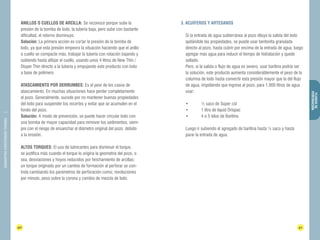 40 41 
FLUIDOS DE 
PERFORACIÓN 
DIAMANTINA CHRISTENSEN TRADING 
ANILLOS O CUELLOS DE ARCILLA: Se reconoce porque sube la 
presión de la bomba de lodo, la tubería baja, pero sube con bastante 
dificultad, el retorno disminuye. 
Solución: La primera acción es cortar la presión de la bomba de 
lodo, ya que esta presión empeora la situación haciendo que el anillo 
o cuello se compacte más, trabajar la tubería con rotación bajando y 
subiendo hasta aflojar el cuello, usando unos 4 litros de New Thin / 
Disper Thin directo a la tubería y empujando este producto con lodo 
a base de polímero. 
ATASCAMIENTO POR DERRUMBES: Es el peor de los casos de 
atascamiento. En muchas situaciones hace perder completamente 
el pozo. Generalmente, sucede por no mantener buenas propiedades 
del lodo para suspender los recortes y evitar que se acumulen en el 
fondo del pozo. 
Solución: A modo de prevención, se puede hacer circular lodo con 
una bomba de mayor capacidad para remover los sedimentos, siem-pre 
con el riesgo de ensanchar el diámetro original del pozo, debido 
a la erosión. 
ALTOS TORQUES: El uso de lubricantes para disminuir el torque, 
se justifica más cuando el torque lo origina la geometría del pozo, o 
sea, desviaciones y hoyos reducidos por hinchamiento de arcillas; 
un torque originado por un cambio de formación al perforar se con-trola 
cambiando los parámetros de perforación como; revoluciones 
por minuto, peso sobre la corona y cambio de mezcla de lodo. 
3. ACUÍFEROS Y ARTESANOS 
Si la entrada de agua subterránea al pozo diluye la salida del lodo 
quitándole las propiedades, se puede usar bentonita granulada 
directo al pozo, hasta cubrir por encima de la entrada de agua, luego 
agregar más agua para reducir el tiempo de hidratación y quede 
sellado. 
Pero, si la salida o flujo de agua es severo, usar baritina podría ser 
la solución, este producto aumenta considerablemente el peso de la 
columna de lodo hasta convertir esta presión mayor que la del flujo 
de agua, impidiendo que ingrese al pozo, para 1.000 litros de agua 
usar: 
• ½ saco de Super col 
• 1 litro de liquid Drispac 
• 4 o 5 kilos de Baritina 
Luego ir subiendo el agregado de baritina hasta ½ saco y hasta 
parar la entrada de agua. 
 