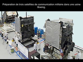 Préparation de trois satellites de communication militaire dans une usine
                                  Boeing.
 