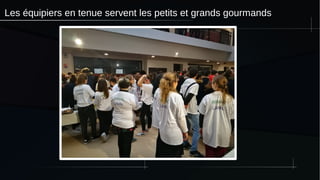 Les équipiers en tenue servent les petits et grands gourmands
 