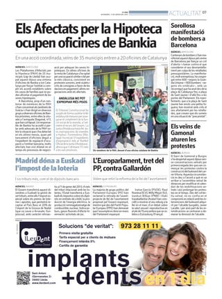 ACTUALITAT 07

BONDIA
DIVENDRES, 17 DE GENER DEL 2014

Els Afectats per la Hipoteca
ocupen oficines de Bankia
En una acció coordinada, veïns de 35 municipis entren a 20 oficines de Catalunya
FACEBOOK

AGÈNCIES. BARCELONA

Les Plataformes d’Afectats per
la Hipoteca (PAH) de 35 municipis (cap de Lleida) han ocupat aquest dijous una vintena
d’oficines de Bankia a tot Catalunya per forçar l’entitat a complir els acords establerts sobre
els casos de famílies que no poden afrontar el pagament de les
seves hipoteques.
A Barcelona, prop d’un centenar de membres de la PAH
s’han concentrat als Jardinets de
Gràcia i s’han dirigit en diversos
grups a diverses oficines de Bankia pròximes, entre elles la situada a l’avinguda Diagonal, 417,
que han col·lapsat. Un responsable de Bankia ha accedit a parlar amb advocats de la PAH sobre la situació que s’ha detectat
en els últims mesos, quan pel
tancament d’oficines degut a
l’expedient de regulació d’ocupació a l’entitat bancària, molts
afectats han vist dilatat en el
temps els processos de negoci-

ació per adequar les seves hipoteques. En altres oficines de
la resta de Catalunya s’ha optat
per una ocupació similar o bé per
la més clàssica, consistent en
protestes sonores, amb xiulets i
crits de consignes a favor de les
dacions en pagament i altres negociacions amb els afectats.

ANDALUSIA NO POT
EXPROPIAR MÉS PISOS
El Tribunal Constitucional ha
suspès de forma cautelar la llei
andalusademesuresperassegurar el compliment de la funció social de la vivenda, a l’admetre el recurs del Govern. La
Juntad’Andalusiahaviafet dues expropiacions de vivendes
a Huelva i Torremolinos (Màlaga) i ha iniciat 37 expedients
d’expropiació més al ‘Butlletí
Oficial de la Junta d’Andalusia’,
alhora que n’ultimava 115 més
a les vuit províncies.

Els membres de la PAH, davant d’una oficina catalana de Bankia

Madrid dóna a Euskadi L’Europarlament, tret del
l’impost de la loteria
PP, contra Gallardón
I sis tributs més, com el de dipòsits bancaris

Volen que retiri la reforma de la llei de l’avortament

AGÈNCIES. MADRID

AGÈNCIES. ESTRASBURG

El Govern transferirà aquest divendres a Euskadi la gestió de
set tributs, entre ells l’impost especial sobre els premis de loteries i apostes, que permetrà recaptar al País Basc el 20% de
l’import de la Grossa de Nadal
(que va caure a Arrasate, Guipúscoa), amb caràcter retroacPUBLICITAT

tiu a l’1 de gener del 2013. A més
del tribut relacionat amb les loteries, l’Estat transferirà a Euskadi els impostos sobre els dipòsits en entitats de crèdit, la producció de l’energia elèctrica, la
producció i emmagatzematge de
combustible nuclear, hidrocarburs, gasos fluorats d’efecte hivernacle i activitats de joc.

La majoria de grups polítics del
Parlament Europeu (PE) han
reclamat la retirada de l’avantprojecte de llei de l’avortament
proposat pel Govern espanyol,
mentre que des del Partit Popular Europeu (PPE) han demanat
que l’assumpte es deixi en mans
del Parlament espanyol.

Iratxe García (PSOE), Raul
Romeva (ICV), Willy Meyer (IU),
Izaskun Bilbao (PNB) i Iñaki
Irazabalbeitia (Aralar) han coincidit a mostrar el seu rebuig a la
llei en el marc d’un debat sobre
la salut sexual i reproductiva en
el ple de l’Eurocambra que se celebra a Estrasburg (França).

Sorollosa
manifestació
de bombers a
Barcelona
AGÈNCIES. BARCELONA

Centenars de bombers s’han manifestat aquest dijous pel centre
de Barcelona per llançar un crit
d’alerta i clamar contra el que
consideren el seu desmantellament per culpa de les retallades
pressupostàries. La manifestació, molt estrepitosa, ha congregat entre 600 –segons la Guàrdia Urbana– i 900 bombers –segons els sindicats–, amb un
recorregut que ha anat des de la
plaça de Catalunya fins a plaça
de Sant Jaume i d’allà fins a les
portes del Parlament. Els manifestants, que a la plaça de Sant
Jaume han encès una petita foguera, han mostrat amb crits el
seu afartament per les retallades, que creuen que els sumeix
en una situació de “precarietat”.

Els veïns de
Gamonal
aturen les
protestes
AGÈNCIES. BURGOS

El barri de Gamonal a Burgos
s’ha despertat aquest dijous sense concentracions veïnals per
primera vegada des que van començar les protestes contra la
construcció del bulevard del carrerVitoria. Aquesta circumstància es deu a l’acord a què es va
arribar a l’assemblea veïnal de
dimecres per modificar el calendari de les mobilitzacions veïnals i així prolongar les protestes en el temps. Des del col·lectiu veïnal, no es confia en el
compromís en relació amb les intervencions del bulevard adquirit per l’alcalde burgalès, Javier
Lacalle, i per això part de les reivindicacions se centraran a demanar la dimissió de l’alcalde.

 
