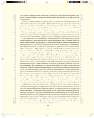 citado Andrada, para que a reedificasse de maneira que as intempéries do tempo não pudessem causar danos; e assim
                        fez; mas o grande erro foi deixá-la no mesmo lugar da primeira, por estar muito próxima ao rio, não pode nunca vencer
                        as bordas naturais.
                           No ano de 1755, depois de ter feito um sepulcro na igreja, que representava um Templo da Ordem Dórica, com
                        colunas estriadas, de fachada rosa, tanto agradou ao Madalena que foi encontrar-me e me pediu para pintar a fachada
                        exterior que leva ao altar de Santa Anna. Não havia muito que dizer, porque, desde a minha mais tenra idade, eu me
                        pus ao serviço desta minha venerada protetora. Rápido mandei acertar os pontos e comecei a desenhar a tal fachada,
                        mas estando sozinho deveria cansar-me mais do que o normal.
                           Poucas semanas depois, precisei deixar por muito tempo o trabalho começado, pois fui mandado por Sua Excelência,
                        o Senhor Francisco Xavier Mendonça Furtado, para o descimento de Manacaçari; após estar longe quase dois meses, ao
                        meu retorno, não pude fazer nada, porque Sua Excelência me levou à fundação da vila de Borba, situada no rio Madeira.
                           No início de janeiro de 1756, retornamos a Mariuá e no dia seguinte recomecei o trabalho, quando acabei de desenhar
                        o prospecto mandei fazer as marcas em torno da capela e, sem dizer nada a Madalena, comecei a desenhar as paredes. Quis
                        primeiro terminar de desenhar tudo em volta, pois, os pintores, Francisco Xavier de Andrada e o soldado Fomazo, não
                        sabiam empregar no lugar certo os claro-escuros, precisei esboçar toda a obra, deixando para eles os ornamentos e os
                        festões de flores e frutos naturais, que reproduziram de forma razoável, ressaltando muito o claro-escuro. Pensou-se depois
                        celebrar a festa da Santa, e o Madalena determinou que se esperasse o dia 26 de julho, no qual a igreja comemora Santa
                        Anna; nesse meio tempo tomou o Andrada a responsabilidade de executar tudo aquilo que havia pensado e saiu-se com
                        muitas honras, recebendo dos devotos da Santa, em doação, todas as coisas necessárias ao embelezamento da capela.
                           O primeiro foi Sua Excelência o Senhor Francisco Xavier Mendonça Furtado, que então se encontrava na vila, para
                        assistir na qualidade de chefe das Demarcações entre Sua Majestade Fidelíssima e o Rei da Espanha. Ele deixou como
                        donativo um cálice de prata dourada e de uma peça de tecido mandou talhar o que fosse necessário para cobrir o chão do
                        Presbitério. Outros devotos se uniram e fizeram uma coberta de damasco carmesim para as quatro janelas e duas portas, que
                        introduziam aquelas à sacristia e estas ao corredor. Houve um outro devoto que declarando-se muito devoto desta gloriosa
                        Santa e descontente de haver trabalhado pouco por amor a ela, chamou em sua casa um Alfaiate e de uma peça de cetim
                        matizado, que, na Itália, é um tipo de fazenda bordada em flores, fez o cortinado do nicho em que estava colocada a estátua
                        de Santa Anna, também da mesma peça mandou cortar uma planeta e para acompanhá-la foi feito ainda o frontal. Como não
                        pareceu que o citado ornamento devesse servir para os dias de feriado, de uma outra peça de seda estampada em várias cores
                        e fios, mandou fazer uma segunda planeta, para os tais dias. Deu ainda uma cruz de madrepérola, com um crucifixo do
                        Senhor em metal dourado e várias relíquias incrustadas na cruz, dez candelabros de mesa em estanho. Os outros Governadores,
                        em seguida, deram também seus donativos. O Tinoco deu seis candelabros de estanho com três palmos e meio, trabalhados
                        em prata, e ali deixou um serviço de prata, com facas, outro deu também seis candelabros de madeira, otimamente entalhados,
                        com uma parte em dourado, enfim, à capela nada faltava, que não pudesse ter o mérito de estar em uma importante Capitania.
                           Chegou finalmente o dia de Santa Anna, do ano de 1756, celebrado com uma grande magnificência, porque se
                        encontravam todos os Missionários do Rio Negro e Solimões, parecendo haver aqui um mosteiro de religiosos. Na noite da
                        vigília houve uma particular alegria, não só pela iluminação de toda a vila, porém muito mais pela que via na água, como
                        também na selva oposta. A grande Jangada de quatro pirâmides no centro, o torreão do meio, com centenas de luzes, que
                        refletiam na água, junto com a grande canoa, acompanhando com um concerto sinfônico, deram um prazer incomum; as
                        manobras que fizeram diante da casa de Sua Excelência, com salvas dadas a espaços, fez as honras ao chefe: pela manhã
                        celebrou-se Missa solene, assistida por Sua Excelência, com gala, e numeroso acompanhamento de toda a Oficialidade,
                        terminando em um lauto almoço em casa do Madalena, no qual compareceu sua Excelência, após o almoço houve a
                        procissão com todo o acompanhamento. Terminada a Função, foi entregue a capela a Francisco Xavier de Andrade, que
                        com muita paciência conservou-a até sua destruição quando lhe foi confiada.

                                                                               220




Diarios pp209-350.pmd        220                                                                  22/10/05, 12:27
 