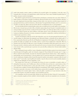 aonde estão situadas a matriz e ambas as residências do reverendo vigário e do comandante, é mais alta e mais
                        avançada sobre o rio do que a do segundo bairro, aonde só há 8 casas. Uma e outra é bordada de grandes lajes de
                        pedras, com pouco sensíveis interrupções.
                            Pelo tabuleiro superior da barreira ao primeiro bairro está disposto o arruamento das casas sobre 3 linhas de
                        fundo. Contam-se 10 na frente, incluídas as residências. Para fora da linha saem 2 no tope do tabuleiro, além das
                        que, pelo comprimento da mesma linha, avançam em frente sobre o rio; como são a casa das canoas no porto da
                        povoação dita do forno, no declive da barreira, e dita da olaria. Na segunda linha do fundo, contei 11, e na terceira
                        14. Havia, em todas elas, alguns vazios por encher, além de seu alinhamento não ser o mais geométrico.
                            No centro da linha da frente está principiada a matriz entre as residências do reverendo vigário e do comandante.
                        Há seis anos a esta parte que, por muito velha, se demoliu a igreja antiga, do que deu parte o comandante atual, em
                        carta que dirigiu ao governo interino, na data de 14 de maio de 1782, e, por ordem que dele recebeu, em resposta
                        da de 5 de junho do mesmo ano, para reedificar a dita igreja, passou a dar as providências precisas para se
                        cortarem as madeiras, fincarem-se os esteios, envararem-se as paredes e entijucá-las e cobri-las, até deixá-las no
                        estado em que ao presente se acham.
                            A parede do frontispício ainda não está de todo entijucada; a que serve de porta principal da igreja foi a da
                        sacristia antiga; do conhecimento das proporções que tinha quem dirigiu a construção da nova igreja, pode V.
                        Excia. ajuizar pelas dimensões que lhe deu: de 90 palmos de comprimento, 45 de largura, 25 de altura. Quanto às
                        paredes do templo, por qualquer dos seus lados, interior e exterior, ficam simplesmente entijucadas. Mais da
                        metade do teto está coberto de telha nova, o resto é de palha. O comandante ainda então esperava que cozesse o
                        forno para concluir a cobertura; porém, antes disso precisa de renovar as tesouras do teto da capela-mor, porque,
                        como estavam verdes as primeiras que se puseram, com o peso da telha, estalaram elas e fizeram estalar também
                        algumas telhas.
                            Para a celebração do santo sacrifício, vi que se dispunha a ereção de três altares; porém só um existia na parede
                        lateral da parte do Evangelho, aonde está colocada a imagem de Nossa Senhora da Conceição, que é o orago.
                        Possui 1 píxide de prata dourada, com manto de seda branca guarnecido de renda de outro, 1 cálice também de
                        prata dourada, com as suas pertenças, 1 caixa de madeira com os 3 vasos dos santos óleos, 2 castiçais grandes e 1
                        cruz de estanho para a banqueta, além de mais 20 castiçais de madeira, entre grandes e pequenos, todos eles mal
                        feitos e peior159 conservados, 1 par de galhetas de estanho, 1 copo de vidro, em vez de vaso da comunhão, algumas
                        relíquias de uma alâmpada e de uma campainha e 1 sino.
                            Uma somente das 3 alvas que vi, de bretanha lisa, deixava de estar ou remendada ou traçada; ambas as
                        sobrepelizes ficavam rotas; entre 4 toalhas para o altar, só a de linho estava em bom uso e, assim mesmo, as duas
                        para o lavatório. Os 2 frontais branco e preto, para nada serviam; o roxo, algumas roturas160 tinha; o verde e o
                        encarnado eram os melhores. O mesmo digo das planetas correspondentes. Pelo contrário, qualquer das 3 pluviais
                        ficava bem conservada e não menos o véu de ombros branco, guarnecido de espiguilha161 de retrós162 amarelo.
                            A residência do reverendo vigário é térrea, coberta de palha e repartida em 4 casas interiores; todas elas
                        guarnecidas de portas e de janelas de madeira, com as fechaduras precisas.
                            A do comandante está sita na mesma linha, defronte da casa do forno da olaria. Consta de 4 casas grandes e
                        iguais, com janelas rasgadas na frente; também é coberta de palha e uma das suas repartições serve de armazém.


                           159
                               Variante de “pior”, talvez influenciado pelo latim peior.
                           160
                               Forma vulgar, hoje desusada, de “rupturas”.
                           161
                               Espiguilha é uma renda estreita.
                           162
                               Retrós é um tipo de linha retorcida e especial.

                                                                                           354




Diarios pp209-350.pmd               354                                                          22/10/05, 12:28
 