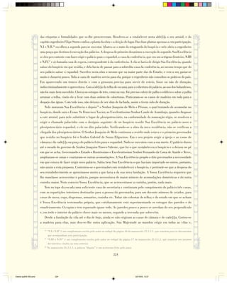 das etiquetas e formalidades que se-lhe prescreveram. Resolveu-se a estabelecer nesta alde[i]a o seu arraial, e do
                        capitão engenheiro Filipe Sturm confiou a planta da obra e a eleição do lugar. Das duas plantas apensas a esta participação,
                        N.I e N.II,16 escolheu a segunda para se executar. Abateu-se o mato da retaguarda do hospício e nele abriu o engenheiro
                        uma praça que destinou à execução dos palácios. A despesa do primeiro desanimou a execução do segundo. Sua Excelência
                        se deu por contente com fazer erigir o palácio para o espanhol, a casa da conferência, que era um octógono fronteiro, N.III
                        e N.IV,17 e a chamada casa de espera, correspondente à da conferência. A ela se havia de dirigir Sua Excelência, quando
                        saísse do hospício em que residia, e dela havia de passar para a sobredita casa da conferência, ao mesmo tempo que do
                        seu palácio saísse o espanhol. Sucedeu nesta obra o mesmo que na maior parte das do Estado; e vem a ser, gastar-se
                        muito e durarem pouco. Toda a casta de madeira serviu para ela, porque o engenheiro não consultou os práticos do país.
                        Em aparecendo um tronco direito e com a grossura precisa para servir de esteio, fosse ou não de duração,
                        indiscriminadamente o aproveitava. Com a idé[i]a da telha de escama para a cobertura do palácio, ao uso dos holandeses,
                        não foi mais bem sucedido. Chovia no estuque do teto, como na rua. Foi preciso cobrir de palha o edifício e sobre a palha
                        arrumar a telha, vindo ele a ficar com duas ordens de coberturas. Praticaram-se os canos de madeira em roda para o
                        despejo das águas. Com tudo isso, não deixava de ser obra de fachada, assim o tivera sido de duração.
                            Nele moraram Sua Excelência e depois18 o Senhor Joaquim de Melo e Póvoas, o qual tratando de acomodar no
                        hospício, donde saiu o Exmo. Sr. Francisco Xavier, ao Excelentíssimo Senhor Conde de Azambuja, quando chegasse
                        a este arraial, para nele substituir o lugar de plenipotenciário, na conformidade da nomeação régia, se resolveu a
                        erigir o chamado palacinho com o desígnio seguinte: de no hospício residir Sua Excelência no palácio novo o
                        plenipotenciário espanhol, e ele no dito palacinho. Verificando-se a obra da nova residência, não se verificou a
                        chegada dos plenipotenciários. O Senhor Joaquim de Melo continuou a residir onde estava e o primeiro governador
                        que residiu no hospício foi o Senhor Gabriel de Souza Filgueiras. Era o seu projeto erigir a igreja e as casas de
                        câmara e da cade[i]a na praça do palácio feito para o espanhol. Nada se executou com a sua morte. O palácio durou
                        até o meado do governo do Senhor Joaquim Tinoco Valente, que foi o que restabeleceu o hospício e o deixou no pé
                        em que se acha. Governando o Estado o Ilustríssimo e Excelentíssimo Senhor Fernando da Costa de Ataíde e Teive,
                        ampliaram-se umas e coartaram-se outras acomodações. A Sua Excelência propôs o dito governador a necessidade
                        em que estava de fazer erigir novo palácio. Sabia bem Sua Excelência o que haviam importado os outros, portanto,
                        não anuiu a esta proposta. Contentou-se o governador com restabelecer o hospício, e pertende-se que a despesa do
                        seu restabelecimento se aproximasse muito a que faria a da sua nova fundação. A Vossa Excelência requereu que
                        lhe mandasse acrescentar o palácio, porque necessitava de maior número de acomodações domésticas e de outra
                        cozinha maior. Nisto conveio Vossa Excelência, que se acrescentasse a cozinha, porém, nada mais.
                            Tem no tope da escada uma suficiente casa de secretaria e continuam pelo comprimento do palácio três casas,
                        com as repartições interiores destinadas para a pessoa do governador, para um decente número de criados, para
                        casas de mesa, copa, dispensas, armazéns, cozinha etc. Todas são cobertas de telha; e do estado em que se acham
                        é Vossa Excelência testemunha própria, que cotidianamente está experimentando os estragos das paredes e do
                        emadeiramento. O cupim o tem repassado quase todo. As paredes pouco a pouco se arredam do seu perpendículo
                        e, em todo o interior do palácio chove mais ou menos, segundo a trovoada que sobrevêm.
                            Desde a fundação da vila até o dia de hoje, ainda se não erigiram as casas de câmara e de cade[i]a. Cortou-se
                        a madeira para elas, mas deu-se-lhe outra aplicação. Sua Majestade as mandou erigir em todas as vilas e,

                           16
                                “N.I e N.II” é um complemento escrito pelo autor no rodapé da página 16 do manuscrito 21,1,1,1, que remetem para os documentos
                                que acompanham esta participação.
                           17
                                “N.III e N.IV” é um complemento escrito pelo autor no rodapé da página 17 do manuscrito 21,1,1,1, que remetem aos mesmos
                                documentos citados na nota anterior.
                           18
                                No manuscrito 21,1,1,1, a palavra “depois” é um acréscimo feito pelo autor.

                                                                                         224




Diarios pp209-350.pmd                 224                                                                    22/10/05, 12:27
 