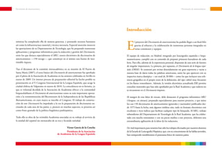 Diccionario de americanismos                                                                                                                       Diccionario de americanismos




                                                                                      Introducción



                                                                                      E
nómicas ha completado ella de manera generosa, y prestando recursos humanos                   l proyecto del Diccionario de americanismos ha podido llegar a un final feliz
así como la infraestructura material y técnica necesaria. Especial mención merecen            gracias al esfuerzo y la colaboración de numerosas personas integradas en
las aportaciones de su Departamento de Tecnología, que ha preparado numerosas                 varias comisiones y equipos.
aplicaciones y programas informáticos para la redacción y gestión del Diccionario,
entre los que destaca especialmente el ARU, tesoro electrónico de diccionarios de     El equipo de redacción, en Madrid, integrado por lexicógrafos españoles e hispa-
americanismos —150 recoge—, que constituye en sí mismo una fuente de ines-            noamericanos, cumplió con su cometido de preparar primeros borradores de cada
timable riqueza.                                                                      letra. Para ello, además de la experiencia personal, disponían de una serie de fuentes
                                                                                      de singular importancia. La primera, por supuesto, el Diccionario de la lengua espa-
Tras el dictamen de la comisión interacadémica en su reunión de El Puerto de          ñola (DRAE). Se comenzó por revisar detenidamente ese gran repertorio y vaciar a
Santa María (2007), el texto básico del Diccionario de americanismos fue aprobado     nuestra base de datos todas las palabras americanas, tanto las que aparecen con su
por el pleno de la Asociación de Academias en las sesiones celebradas en Sevilla en   respectiva marca diatópica —un total de 28 000— como las que incluyen una refe-
marzo de 2009. Un intenso proceso de preparación editorial ha hecho posible su        rencia geográfica en el propio texto de la definición, del tipo «árbol muy frecuente
presentación en el V Congreso Internacional de la Lengua Española, que acoge la       en los llanos venezolanos». Además, la versión electrónica actualizada ERI permite
ciudad chilena de Valparaíso en marzo de 2010. La coincidencia no es fortuita, ya     consultar materiales que han sido aprobados por la Real Academia y que todavía no
que es voluntad decidida de la Asociación de Academias ofrecer a la comunidad         se encuentran en el Diccionario impreso.
hispanohablante el Diccionario de americanismos como su más importante aporta-
ción a la conmemoración del Bicentenario de la Independencia de las Repúblicas        Al margen de esta labor de rescate, debe destacarse el programa informático ARU
Iberoamericanas, en cuyo marco se inscribe el Congreso. El trabajo de construc-       («lengua», en aimara), preparado especialmente para nuestro proyecto, y que reúne
ción de este Diccionario ha impulsado a la vez la preparación de diccionarios na-     los casi 150 diccionarios de americanismos (generales y nacionales) publicados des-
cionales de cada uno de los países, y, pionero en muchos aspectos, se presenta así    de 1975 hasta la fecha, más algunos inéditos aún, todo en formato electrónico con
como fruto granado de la política lingüística panhispánica.                           excelentes y ricos índices que facilitan cualquier tipo de búsqueda. Al ARU, trabajo
                                                                                      sobresaliente del Departamento de Tecnología de la Real Academia, que ha colabo-
Todo ello es obra de las veintidós Academias asociadas en su trabajo al servicio de   rado con mucho entusiasmo y con no pocos medios a este proyecto, debemos una
la unidad del español sin menoscabo de su rica y fecunda variedad.                    extraordinaria agilización de la labor de los redactores.

                                                     Víctor García de la Concha       De vital importancia para nosotros han sido los trabajos efectuados por nuestros alumnos
                                                   Presidente de la Asociación        de la Escuela de Lexicografía Hispánica, que, con su conocimiento de las hablas juveniles,
                                           de Academias de la Lengua Española         han enriquecido notablemente el panorama léxico de nuestros países.
 