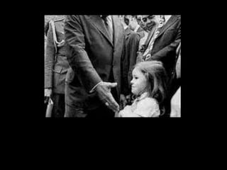 LA NIÑA MANTIENE LOS BRAZOS CRUZADOS
 