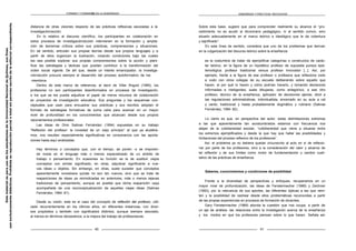 FORMAR Y FORMARSE EN LA ENSEÑANZA ENSEÑANZA Y PRÁCTICAS REFLEXIVAS
distancia de otras visiones respecto de las prácticas reflexivas asociadas a la
investigación/acción.
En lo relativo al discurso científico, los participantes en colaboración en
estos procesos de investigación/acción intervienen en la formación y amplia-
ción de teoremas críticos sobre sus prácticas, comprensiones y situaciones.
En tal sentido, articulan sus propias teorías desde sus propios lenguajes y a
partir de ellos organizan la ilustración, creando condiciones bajo las cuales
les sea posible explorar sus propias comprensiones sobre la acción y plani-
ficar las estrategias y tácticas que puedan contribuir a la transformación del
orden social vigente. De allí que, desde un interés emancipador, la investiga-
ción/acción procura siempre el desarrollo del proceso autoformativo de los
miembros.
Dentro de este marco de referencia, al decir de Villar Ángulo (1995), los
profesores no son participantes desinformados en procesos de investigación,
a los que se les pueda adjudicar el papel de meros recursos de colaboración
en proyectos de investigación educativa. Sus preguntas y los esquemas con-
ceptuales que usan para encuadrar sus prácticas y sus escritos adoptan el
formato de estrategias formativas de suma valía para avanzar en un mayor
nivel de profundidad en los conocimientos que alcanzan desde sus propios
razonamientos profesionales.
Las ideas de Dino Salinas Fernández (1994) expuestas en su trabajo
“Reflexión del profesor: la novedad de un viejo principio” al que ya aludiéra-
mos, nos resultan especialmente significativas en consonancia con las aporta-
ciones hasta aquí analizadas:
Hay términos o conceptos que, con el tiempo, se ponen -o se imponen-
de moda en el lenguaje más o menos especializado de un ámbito de
trabajo o pensamiento. En ocasiones su función es la de sustituir viejos
conceptos con similar significado; en otras, adjudicar significante a nue-
vas ideas u objetos. Sin embargo, en otras, suele suceder que conceptos
aparentemente novedosos quizás no son tan nuevos, sino que se trata de
reapariciones de ideas ya reivindicadas en anteriores, más o menos lejanas
tradiciones de pensamiento, aunque es posible que dicha reaparición vaya
acompañada de una reconceptualización de aquellas viejas ideas (Salinas
Fernández, 1994: 81).
Desde su visión, este es el caso del concepto de reflexión del profesor, utili-
zado recurrentemente en los últimos años, en diferentes instancias, con diver-
sos propósitos y también con significados distintos, aunque siempre asociado,
al menos en términos declarativos, a la mejora del trabajo de profesores/as.
Sobre esta base, sugiere que para comprender realmente su alcance el “pro-
cedimiento no es acudir al diccionario pedagógico, ni al sentido común, sino
situarlo adecuadamente en el marco teórico e ideológico que le da cobertura
y significado”.
En esta línea de sentido, considera que uno de los problemas que derivan
en la vulgarización del discurso teórico sobre la enseñanza
es la costumbre de tratar de ejemplificar categorías o constructos de carác-
ter teórico, en la figura de un hipotético profesor de supuesta pureza epis-
temológica: profesor tradicional versus profesor innovador [...]. Así, por
ejemplo, frente a la figura de ese profesor o profesora que reflexiona codo
a codo con otros colegas de su escuela deliberando sobre aquello que
hacen, el por qué lo hacen y cómo podrían hacerlo, y tomando decisiones
informadas e inteligentes; suele dibujarse, como antagónico, a ese otro
profesor, técnico de la enseñanza, aplicador de decisiones ajenas, dócil a
las regulaciones administrativas, individualista, encerrado en su aula a cal
y canto, tradicional y hasta probablemente dogmático y rutinario (Salinas
Fernández, 1994: 82).
Lo cierto es que, en perspectiva del autor, estas delimitaciones extremas
a las que aparentemente tan acostumbrados estamos con frecuencia nos
alejan de la cotidianeidad escolar, “cotidianeidad que viene a situarse entre
los extremos ejemplificados y desde la que hay que hallar las posibilidades y
limitaciones del proceso reflexivo de los profesores”.
Así, el problema ya no debiera quedar circunscrito al acto en sí de reflexio-
nar por parte de los profesores, sino a la consideración del valor y alcance de
tal reflexión y de sus límites como motor de fundamentación y cambio cuali-
tativo de las prácticas de enseñanza.
Saberes, conocimientos y condiciones de posibilidad
Frente a la diversidad de perspectivas y enfoques, recuperamos en un
mayor nivel de profundización, las ideas de Fenstermacher (1989) y Zeichner
(1993), por la relevancia de sus aportes, las diferentes ópticas a las que remi-
ten y la posibilidad de rastrear desde ellos problemáticas reconocidas a partir
de las propias experiencias en procesos de formación de docentes.
Gary Fenstermacher (1989) aborda la cuestión que nos ocupa, a partir de
un eje de análisis: las relaciones entre la investigación acerca de la enseñanza
y los modos en que los profesores piensan sobre lo que hacen. Señala así
40 41
Este
material
es
para
uso
de
los
estudiantes
de
la
Universidad
Nacional
de
Quilmes,
sus
fines
son
exclusivamente
didácticos.
Prohibida
su
reproducción
parcial
o
total
sin
permiso
escrito
de
la
editorial
correspondiente.
 