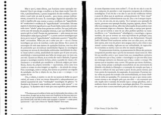 25 É evidente que tal análise se limita aqui às declarações dos artistas, e não
às suas obras. Já. sugeri que as obras traem com freqüência os discursos (sem con-
tar os casos em que os próprios discursos se traem). A observação vale, é claro,
para Donald ]udd, cuja obra é muito mais complexa e inquieta - e nesse ponto
apaixonante - que o que a leitura de "Specific Objects" faria supor.
Mas o que é, nesse dilema, que funciona como operação me-
dusante? Que é que obriga o conflito a se fixar deste modo? Sem dú-
vida, e paradoxalmente, o ponto imaginário de não-conflito, o ponto
sobre o qual cada um está de acordo... para tentar, sempre ineficaz-
mente, arrancá-lo do outro. É a tautologia. Espécie de superfície lisa
onde o espelho põe uma contra a outra a evidência da "especificida-
de" modernista e a evidência da "especificidade" minimalista, Sob esse
aspecto é altamente significativo que Frank Stella tenha sido reivindi-
cado como "aliado" pelas dnas partes em conflito. Por que Judd subs-
crevia com ele tomadas de posições teóricas, e por que Michael Fried
queria opô-lo a Judd? Porque ele representava - pelo menos em suas
declarações e nessa época precisa25 - o ponto comum, tautológico que
devia servir tanto à "especificidade" modernista quanto à "especifici-
dade" minirnalista. What )'OU see is iohat you see - eis aí a forma
tautológica que serve de interface a todo esse dilema. Ei.s o ponto de
ancoragem de todo esse sistema de oposições binárias, com sua série
de postulados qu.e reivindicam estabilidades lógicas ou ontológicas
expressas em termos de identidades redobradas: estabilidade do obje-
to visual (what ls what), estabilidade do sujeito que vê (you are you),
estabilidade e instantaneidade sem falha do tempo para ver ()/ou see,
)'OU see). Quanto ao dilema, se se revela tão vazio e fechado, é apenas
porque a tautologia constitui de fato, sobre a questão do visual, o fe-
chamento e a vacuidade por excelência: a fórmula mágica por exce-
lência, forma ela própria invertida - equivalente, como uma luva
virada ao avesso ou uma imagem no espelho - da atitude da crença.
Pois a tautologia, COlno a crença, fixa termos ao produzir um engodo
de satisfação: ela fixa o objeto do ver, fixa o ato - o tempo - e o
sujeito do ver.
Ora, o objeto, o sujeito e o ato de ver jamais se detêm no que é
visível, tal como o faria um. termo discernivel e adequadamente no-
meável (suscetível de LlIUa "verificação" tautológica do gênero: "A
Rendeira de Verrneer é uma rendeira, nada mais, nada menos" - ou
do gênero: "A Rendeira não é mais que uma superfície plana coberta
de cores d.i.spostas numa certa ordem"). O ato de ver não é o ato de
uma máquina de perceber o real enquanto composto de evidências
tautológicas. O ato de dar a ver não é o ato de dar evidências visíveis
a pares de olhos que se apoderam unilateralmente do "dom visual"
para se satisfazer unilateralmente com ele. Dar a ver é sempre inquie-
tar o ver, em seu ato, em seu sujeito. Ver é sempre uma operação de
sujeito, portanto uma operação fendida, inquieta, agitada, aberta. Todo
olho traz consigo sua névoa, além das informações de que poderia num
certo momento julgar-se o detentor. Essa cisão, a crença quer ignorá-
la, ela que se inventa o mito de um olho perfeito (perfeito na trans-
cendência e no "retardamento" teleológico); a tautologia a ignora
também, ela que se inventa um mito equivalente de perfeição (uma
perfeição inversa, imanente e imediata em seu fechamento). Donald
Judd e Michael Fried sonharam ambos com um olho puro, um olho
sem. sujeito, sem ovas de peixe e seJTI sargaço (isto é, sem ritmo e sem
restos): contra-versões, ingênuas em sua radicalidade, da ingenuida-
de surrealista ao sonhar com um olho em estado selvagem.
Os pensamentos binários, os pensamentos do dilema são portanto
incapazes de perceber seja o que for da economia visual como tal. Não
há que escolher entre o que vemos (com sua conseqüência exclusiva
num discurso que o fixa, a saber: a tautologia) e o que nos olha (com
seu embargo exclusivo no discurso que o fixa, a saber: a crença). I-lá
apenas que se inquietar com o entre. Há apenas que tentar dialetizar,
ou seja, tentar pensar a oscilação contraditória em seu movimento de
diástole e de sístole (a dilatação e a contração do coração que bate, o
fluxo e o refluxo do mar que bate) a partir de seu ponto central, que
é seu ponto de inquietude, de suspensão, de entremeio. É preciso ten-
tar voltar ao ponto de inversão e de convertibilidade, ao motor dialé-
tico de todas as oposições. É o momento em que o que vemos justa-
mente começa a ser atingido pelo que nos olha - um momento que
não impõe nem o excesso de sentido (que a crença glorifica), nem a
ausência cínica de sentido (que a ta utologia glorifica). É o momento
em que se abre o antro escavado pelo que nos olha no que vemos.
77
o Que Vemos, O Que Nos Olha
Georges Didi-Huberrnan
76
•
•
•
•
•
•
•
•
•
•
•
•
•
•
•
•
•
•
•
•
•
•
•
•
•
•
•
•
•
•
•
•
•
•
 