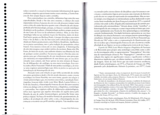 2 N uma sis tc maricidade crítica icompar ávcl, j ean -Fran çois Lyo tard pre-
figur o u em Discours-figu re (Paris, Ed . Klin cksieck, 197 1) muitos dos nú cleos de
lr;lba lho investid os pe las pró prias Hi stória e Teo ria da Arte de Gcorgcs Didi-
Huberman e de seu mestre Hu bert Damisch.
Do lad o do forma lismo c da a bstraç ão extrema, o emblema da iu rcgrnçiio
da Hist ória da Arte ;1 maneira esrrururalisra foi real izado por jc.ui-Louis Schcfer
em Sc énogrupbie d' un tableau (Pa ris, Ed. du Sellil, 1969). Uma potente e terrível
red e forma l-lingüística to rnou o livro uma ilegível obra-prima de mathcsis scmio-
lógica. Seu postu lado, contudo, é de peso: " Uma econo mia sign ificante da ima-
gem desfaz fio a fio e inteiramente a históri a da arre /h isr órin da s ciências". ("A
Imagem: o Sentido 'Invest ido' ·', in (V ários autores ), A an á
lise das imagens, Pe-
trópol is, Ed. Vozes, 197.3, p. 1.35).
. Louis Mari n, L~tudes scntioiogiqucs, Par is, Ed. Klincksieck, ]971; Pou uoirs
de l'image, Par is, Ed. du Scuil,1 992; D étruire la peinture, Pari s, Ed. Galil ée, ]977.
tEstudos scmio/ógicus ; Poderes da imagem; Destruir ,1 pinturai.
encontrados pelos au tores dentro de disciplinas cujas fer ramentas CCH1-
ccituais c cons tituintes lógicos provocaram uma inserção da historio-
gr afia elaarte no campo ele repercu ssã o do estruturalismo. Mas ao mes-
mo tempo, essa integração ao estru tural ismo ac a bo u desfazendo-se por
ra zões bem ressaltadas por j eau-Frnnçois Lyotard em 19 71: o sensív el
artístico não pode aca ba r afogado pela matcmatiza çâo do sentido pro-
l· ) A is d . i " . 'f' "
vidcnciada pelo estrutura ismo.r traves essa virar a cicnnnca , a
historiografia da arte começou a conter traços teóricos fortes que a tor-
naram rapidamente uma T eoria da Arte epistemológica e metodologi-
camente fund amentada. Um duplo fen ômeno apresentou-se: se u risco
de diluição na s ciências humanas e seu enriq uecimento episte mológico
simultâ neo . Imitando o fam oso título cio livro de Pierre Francasrcl pu-
blicado em 196 7 so bre a a rte e a representa ção do Quarrroccnro, po-
der-se-ia di zer que a h ist oriografia fra ncesa (L, arte en co ntro u a multi-
plicidade de sua Figura e as novas configu rações teóricas de seu Lugar...
A pa rt ir de 1968, Lo uis M a rin in tegro u a lingü ística de Sa ussurc
e de Ben veniste para p ropo r uma sernio logia concebida co mo a ciên-
cia da investigação so bre os agencia mentos " linguag éticos" dos siste-
mas ele representação clássicos, Por " linguag ético ", entende-se a a rti-
c ulação dos signos em significa ntes visuais e sign ifica ntes verba is e
discursivos im plíc itos q ue , em última inst ância, co ns ti tue m o sentido
da im agem. Autor de vinte livros que sã o tanto tesouros analíticos,
desde Études s éiniologiqucs, e111 197 1, a Pouuoirs de l'imagc, em 1992,
passando pe lo deslumbrante Détruire la peinture, em 19773, Louis
•
•
•
•
•
•
•
•
•
•
•
•
•
•
•
•
•
•
•
•
•
•
•
•
•
•
•
•
•
•
•
•
•
reduz o se nsível e o visua l ao funciona mento informac ional de signos
conforme categorias o pe racionais muitas vezes estre itas, a Teoria fr,111-
cesa da Arte sempre buscou o utro ca m inho.
Pa ra contexrua liza r esse cami nho, definamos logo urna das suas
especificidades. Desd e o fim dos a nos sessenta, o es fo rço dos mais
impo rt antes teóri cos fra nceses da a rte era o de procurar romper tanto
com a crítica de cunho liter ário qua nto com a filosofia da a rte desem-
penhada pela feno me no logia, porque, ao bu scar o sentido o ntológico
da pintura ou da escultura , a fen omenologia acabava sempre pratican-
do um Canto da Terra o u da subs tância artística. Aliás, se ess a feno-
men ologia tinha na sua essência traços tão lit erários, tanto em Jean-
Paul Sa rtrc qu anto em Merlcau-Ponry, é porq ue ela julgava necess ário
frisa r o Ser do Belo c o Ser da Arte num estilo sofistica do já desem pe-
nh ad o por ilustres predecessores co mo Diderot, Baudclaire, Apollinairc,
ou os poetas surreal istas , isto é, pela tradição do pen samento crítico
fra ncês. Essa maneira rein ou até os a nos cinq üenta. A historiogra fia
da arte não escapo u a esse car áter estético da esc ritura . Basta reler EJie
Faure, do iníci o do séc ulo, cujo esrilisru o afas tava sua Histó ria da Arte
de qual q uer car áter científico. Fo i preciso es pera r o fim dos a nos cin-
q üenta pa ra que a historiog rafia da a rte m ani festasse urn a preocupa-
ção sisrcrn.itica no empreend imento de uma leitura q ue, no se u deno-
m ina dor mais co mum, não fosse apenas ou uma m istu ra de biogra-
fia, de bibliograf ia e de ca t álogo, o u uma mera iconol ogia. Essa tare-
fa co ube a Pierre Franca stel. Vindo de uma prática sociológ ica, ele tnw-
xe uma exigência epistemológica que a briu as portas às opera çôcs de
form alização da historiogr a fia da a rte.
Atra sada tanto com relaçã o ao q ue tinha acontecido de similar
nos países gerrn úuicos desde o fim do sécu lo dezen o ve, como a teoria
icon ol ógica de Erwi n Pan o fsk y nos anos trinta, qua nto em relação à
vira da ep iste mológica q ue, nos me smos anos trinta, a pro d ução histo-
riogr.ifica francesa tin ha vivid o (co m Ma rc Bloch, Lu cien Fehvre e a
f~cole eles An na les), a historiografia fra ncesa da arte dos anos sessenta
entrou e111 di álogo co m as ciências human as, a lin güísti ca, a se miologia
e a psican á lise. Sua ex igência s úhira de elaboraçôes epistemológicas,
ta lvez mais rigorosas qu e aq ue las o fe recidas até aq ue la época pela
filosofia da arte de cunho fenomeno l ógico, permi tiu-lhe forjar uma
pr áti ca o rigina l. Na busca de modelos formai s de q ues tio na mento, de
a na lise e de prod ução do saber so bre a a rte, a historiogra fia da a rte
corn ecou a encont ra r se u perfiI científico próprio . Ta is modelos era m
Geo rgcs Didi-H ubcrrna n o Que Vemos, O Que Nos Olha 9
Distante da
transformação
da arte em
signos como
ocorre na
semiótica.
?
caráter
literário
da
história
da arte
 