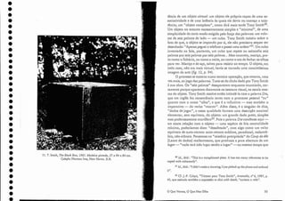 ir".
32 Cf. J.-P. Criquí, "Trictrac pOLIr Tony Smirh", Artstudlo, n" 6, 1987, p.
43, que assinala também a expressão to dice ioith deatb, "arriscar a viela".
30 Id., ibid.. "This is a cornplicated piece. It has toe many references to be
coped with coherently",
31 Id., ibid.:"I didn'rmake a drawing; I just picked up the phone and ordcrcd
93
tência de um objeto virtual: um objeto ele próprio capaz de uma as-
sociatividade e de uma latência às quais ele devia no começo a exis-
tência; um "objeto complexo", como dirá mais tarde Tony Smith30.
Um objeto no entanto excessivamente simples e "minimal", de uma
simplicidade de certo modo exigida pela força das palavras: um volu-
me de seis palmos de lado - um cubo. Tony Srnirh insistiu sobre o
fato de que, o objeto se impondo por si, ele não precisava sequer ser
desenhado: "Apenas peguei o telefone e passei uma orc1em"31. Um cubo
inventado na fala, portanto, um cubo que repete ou salmoelia seis
palmos por seis palmos por seis palmos... Mas concretoçmaciço, pre-
to como o fichário, ou como a noite, ou como o ato elefechar os olhos
para ver. Maciço e de aço, talvez para resistir ao tempo. O objeto, em
todo caso, não era mais virtual; havia se tornado L1LlJa concretíssima
imagem ela arte (fig. 12; p, 94).
O processo se encerra numa terceira operação, queretorna, urna
vezmais, ao jogo das palavras. Trata-se dotítulo dado por Tony Smirh
à sua obra. Os "seis palmos" desaparecem enquanto enunciado, cer-
tamente porque aparecem doravante na estatura visual, na escala mes-
ma do objeto. Tony Smith resolve então intitulá-la com a palavra Die,
que em inglês faz consonância tanto com o pronome pessoal "eu"
quanto com o nome "olho'), e que é o infinitivo - mas também o
imperativo - do verbo "morrer". Além disso, é o singular de dice,
"dados de jogar",e nessa qualidade fornece uma descrição nominal
elementar, sem equívoco, do objeto: um grande dado preto, simples
mas poderosamente mortífer032. Pois a palavra Die condensá aqui.-
em exata relação com o objeto - uma espécie de fria neutralidade
mínima, poderíamos dizer "desafetada ", com algocorno um valor
equívoco de auto-retrato: auto-retrato sublime, paradoxal, melancó-
lico, não-icônico. Pensemos no "mistério precipitado" do Coup de dés
[Lance eledadosjmallarrneano, que produzia a pura abertura ele um
iugar- "nada terá tido lugar senão o lugar" - ao mesmo tempo que
o Que Vemos, O Que Nos Olha
11. T. Srnith, Tbe Black Box, 1961. Madeira pintada, 57 x 84 x 84 em.
Coleção Norrnan Ives, New Haven. D.R.
•
•
•
•
•
•
•
•
•
•
•
•
•
•
•
•
•
•
•
•
•
•
•
•
•
•
•
•
•
•
•
•
•
•
 