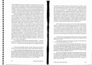 13 Dante, Divina Comédia, Paraíso, 103-105: "Qual ecolui che forse di
Croazia / víedea vederla Veroníca nostra, / che per l'a nrica farne 110n sen sazia..."
14 Para lima história extensiva desses objetos, remeto ao livro monumental
de I-L Belring, Bildundgult. Eine Gescblcbtedes Bildesuordem Zeitalter des Kunst,
Munique, Beck, 1990. Benjamin, curiosamente, não é eirado, embora ele me pa-
reça guiar implicitamente a hipótese geral do trabalho de Hans Belring- em par-
ticular seu trabalho em andamento sobre a obra-prima considerada de algum modo
como a imagem de culto na "época da arte": esta é a tese mesma do texto de W.
Benjamin, "Surquelques rhêrnes baudelairiens", art. cit., pp. 193-205.
"trama singular de espaço e de tempo" que se oferece a ele num espa-
çamento tramado, num poderdadistância:pois lhe éha bitualmente invi-
sível, retirada, como sabemos, num cios quatro pilares monumentais da
basílica; e, quando se procede a uma elesuas raras exposições solenes,
~ V~~ônica ainda sefurta aos olhos do crente, apresentada de longe,quase
lllvlSlVel- e portanto sempre recuada, sempre mais longínqna - sob
o dispositivo apa ratoso, quase ofuscante, de suas molduras preciosas.
1I1asessa exposição cio longínquo ainda assim constitui um fan-
tástico poder do olhar que o crente atribui ao objeto, pois, no pouco
que vê, chegará quase a veioseu próprio deus - Jesus Cristo em seu
miraculoso retrato -r-Leuantaros olhos para ele; então, quando a ima-
gem literalmente se inclina para os fiéis, tudo o que estes têm a fazer é
ajoelhar-se em massa e baixar os olhos,como que tocados por um olhar
Insustentável. Mas, nessa dialética dos olhares - o crente não ousa
ver porque se crê olhado r:: não é senão um poder da memória que
investe ainda a visualidade da exposição através de todas as imagens
virtuais ligadas ao caráter de relíquia atribuído ao objeto, seu caráter
de memorial da Paixão. Enfim, é de fato uma força do desejo que
consegue fomentar a encenação paradoxal desse objeto: pois a frus-
tração elevisibilidade - expressa por Dante em versos célebres sobre
a "aV.ltiga fome insaciada» de ver o deus face a face:t3-, essa frustra-
ção.rnesma se "substitui" num desejo visual por excelência, não a sim-
ples curiosidade, mas o desejo hiperbólico de 'Ver além" o desejo esca-
tológico de uma visualidade que ultrapassao espaço e o tempo 111lUl-
danos... Assim, o crente diante da Verônica nada terá a "ter", só terá
a ver, ver a aura, justamente-".
Se nos fixarmos nesse exemplo demasiado perfeito - verdadei-
ramente paradigmático tanto do ponto elevista da história quanto do
da teoria -, se pensarmos nesse exemplo com a perspectiva concei-
Mas é nesse momento preciso; uma vez ditas todas essas genera-
lidades - estimulantes e preciosas enquanto tais, mas 111uito freqüen-
temente discutíveis em sua aplicabilidade histórica18 -,que se colo-
ca o problema de nossa posição (estética, ética) em relação ao fenô-
meno aurárico definido por Benjamin. E, em primeiro lugar, qual foi
exatamente a posição do próprio Benjamin? A resposta não é simples
de dar. Por um lado, a aura C01110 valor cultual propriamente dito, a
aura como vetor de ilusão e como fenômeno de crença era atacada por
153
tual aberta por Walter Benjamin, seremos tentados a reduzira aura',
como é feito geralmente, à esfera da ilusão pura e simples, essa ilusão,
esse sonho do qual Karl Marx exigia que o mundo fosse despertado
de uma vez por todas15... ((A ausência de ilusões e o declínio da aura
(derVerfall derAura) são fenômenos idênticos", escrevia Benjamin em
Zentralparleí", E é precisamente em te rmos de declínio da aura que a
modernidade irá receber aqui sua definição mais notória,a que pro-
põe o "poder da proximidade" consecutivo à reprodutibilidade e à
possibilidade, extraordinariamente ampliada desde a invenção da fo-
tografia, de manipular as imagens ~ mas as imagens enquanto repro-
duções, enquanto multiplicações esquecidas daquela "única aparição"
que fazia a característica elo objeto visual. "t.radicional"l7.
15 K. Marx, carta a Ruge, setembro ele J843, citada em exergo nas reflexões
teóricas sobre o conhecimento (seção N) de W. Benjamin, Paris, capitale du XIXc
slecle, op, cit., p. 473 . .
16 W. Benjamin, "Zenrralpark. FragrnenrsSUf Baudelaire" (1938-1939), trad.
J.Lacoste, Cbarles Baudelaire, op. cit., p. 237.
.17 Id., "L'oeuvre cl'arr à l'êre ele sa reproductivité technique", art. cit., pp.
144-153. Essa tese benjarniniana é particularmente discutida por R. Tiedemunn,
Eiudes surla pbilosophie de J.;l alter Benjamin (1973), trad. R. Rochlirz,Arles,Acres
Suei, 1987, pp. 109-113; P. Bürger, "Wal,rer Benjamin: contribution à une théorie
de la culture contemporaine", trad. M, jimenez, Reuied'estbétique, N.S., n° 1, 1981,
pp. 25-26; e R. Rochlitz, "Walter Benjamin':une dialectique de l'image", Critique,
XXXJX, n0431, 1983, pp. 300-301 e 31.7-319.
'18 Um único caso, célebre entre todos, c que adernais estabelece uma liga-
ção explícita com o paradigma da Verônica: é o Santo Sudário, cujo valor cultu-
ral readquiriu roda a sua força a partir do dia em que sua reprodução fotográfica
por Secundo Pia, em 1898) permitiu inverter seus valores visuais... Cf. G. Didi-
Huberman, "L'indicede la plaie aberte. Monographie d'une tache", Trauerses, n°
30-31, 1984, pp. 151-163.
o Que Vemos, O Que Nos Olha
Georges Didi-Huberman
152
•
•
•
•
•
•
•
•
•
•
•
•
•
•
•
•
•
•
•
•
•
•
•
•
•
•
•
•
•
•
•
•
•
•
Verônica
de Roma declí-
nio da
aura.
 