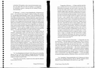 a absoluta. Só completa a obra oque primeiramente a que-
bra, para fazer dela uma obra em pedaços, um fragmento
do verdadeiro mundo, o destroço de urn. simbolo (Torsa
eines Symbols). "1 J
11 Id., "Les'Affinités électives' de Goethe" (1922-1925), trad. iVL de Candíllac,
Giuures, I, op, cit.,p. 234. Como se observa, a tradução não é aqui muito precisa:
ela exprime a idéia, não a imagemproduzida por Walter Benjamin - a do torso
antigo que emerge do campo de ruínas. '
12E por isso, no meu entender, a noção de aura não se opõe tão nitidarnen-
te quanto parece à de traço.
175
o Que Vemos, O Que Nos Olha
"Ausgraben e Erinnern. -A língua explicitá este fato:
que a memória não é um instrumento que serviria ao reco-
nhecimento do passado, mas que é antes o meio deste. Ela
é o meio do vivido, assim como o solo é o meio no qual as
cidades antigas [azem sepultadas. Aqueie que busca apro-
ximar-se de seu proprio passado sepultado deve se compor-
tar corno um homem que faz escavações. Antes de tudo, que
ele não se assuste de voltar sempre ao mesmo e único teor
de coisa - que o espalhe como se espalha a terra, que o
revire como se.reulra a terra. Pois os teores de coisa são sim-
ples estratos que só revelam o propósito 'm esm o da escava-
ção ao preço da pesquisa mais minuciosa. Imagens que se
levantam, separadas de. todos os laços antigos, como jóias
nas câmaras despojadas de nossa inteligência tardia, C011'/
'O
torsos na galeria do colecionador. Durante 'as escavações,
certamente é útil procedersegundo planos; mas a pá !JTU-
dente e tateante também é indispensâuel no solo escuro. E
se engana completamente quent se contenta com. o inven-
tário de suas descobertas sem ser capaz de indicar, /10 solo
atual, o lugar e a posição onde está conservado o antigo.
Pois as verdadeiras lembranças não devem tanto explicar
o passado quanto descrever precisamente o lugar onde o pes-
quisador tomou posse dele ,,13.
13Id., "Denkbilder", Gesammelte Scbrilten, ed. R. Tiedemaun e H . Schwe-
ppenhãuser, IV-I, Frankfurt, Suhrkarnp, 1972, pp. 400-401, traduzido e comen-
tado por C. Perrer, Wlaller Benjamin sans destiu, op, cit., pp. 76-80.
Não é a própria tarefa do historiador - o historiador ela arte,
em particular - que essa página parece alegorizar? Não é O historia-
dor, com 'efeito, aquele que exuma coisas passadas, obras mortas,
mundos desaparecidos? Mas ele não faz só isso, claro - ou melhor,
não o faz "desse jeito"... Pois o ato de desenterrar um torso modifica
a própria terra, o solo sedimentado - não neutro, trazendo em si a
história de sua própria sedimentação - onde jaziam todos os vestígios.
O ato mernoràtivo em geral, o ato histórico em particular, colocam
assim fundamentalmente uma questão crítica, a questão da relação
entre o memorizado e seu lugar de emergência - o que nos obriga,
no exercício dessa memória, a dialetizar ainda, a nos manter ainda no
I
1IIIBos ........._ .,.,...
_
_.~....,.,~.""',....~
_......,..,....,.,."......
.,..~'-
. .
=<1
- _ . J
Georges Didi-Huberman
o "destroço" - o torso, o corpo despedaçado, o fragmento cor-
poral- de um símbolo sob o fogo da «sublime violência do verdadei-
ro": há nessa figura essencialmente "crítica" toda uma filosofia do traço,
do vestígio. Lembremo-nos da "floresta elesímbolos" que olhavam, de
modo estranho embora familiar, o herói baudelairiano citado mais acima
por Benjamin. Este último desenvolvimento nos leva a modificar ou a
precisar a cena: imaginamos doravante essa floresta com todos os ues-
tigios de sua história, suas árvores partidas, vestígi.os de tempestades,
suas árvores mortas invadidas por outras vegetações que crescem ao
redor, suas árvon; calcinadas, vestígios de todos os raios e de todos os·
incêndios da história. Então, a imagem dialética torna-se a imagem
condensada - que nos põe diante dela como diante de uma dupla dis-
tância - de todas essas eclosões e de todas essas destruições.
Não há portanto imagem dialética sem um trabalho crítico da
memória, confrontada a tudo o que resta como ao indício de tudo o
que foi perdido12.Walter Benjamin compreendia a memória não como
a posse do rememorado - um ter, uma coleção de coisas passadas -,
mas como uma aproximação sempre dialética da relação das coisas
passadas a seu lugar, ou seja, como a aproximação mesma de seu ter-
lugar. Decompondo a palavra alemã ela rememoração, Erinnerung,
Benjamin dialetizava então a partícula er - marca de um. estado nas-
cente ou de uma chegada ao objetivo - com a idéia do inner, isto é, do
interior, do dentro profundo. Deduzia disso (de maneira muito freudiana,
por sinal) uma concepção ela memória como atividade de escavação ar-
queológica, em que o lugar dos objetos descobertos nos fala tanto quanto
os próprios objetos, e como a operação de exumar (ausgraben) alguma
coisa ou alguém há muito enterrado na terra, posto em túmulo (Grab):
174
•
•
•
•
•
•
•
•
•
•
•
•
•
•
•
•
•
•
•
•
•
•
•
•
•
•
•
•
•
•
•
•
•
•
 