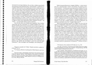 :177
o Que Vemos, O Que Nos Olha
17W. Benjamin, Paris, capitale du XiX': siêcie,op, cit., p. 491-
IH Id.J
ibld., e ele continua: "É portanto como imagem fulgurante no Agora
da recognoscibilidade que é preciso reter o Prerériro". Cf. igualmente pp. 487-488
(sobre o "passado telescopado pelo presente").
19 Cf. R. Rochlitz, "Walter Benjamin: unedialectíque de l'image", art. cit.,
pp. 295-296: "Encontram-se em Benjamin pelo menos duas concepções da imagem
dialética: uma, ma is antiga, que a define como imagem de desejo ou de sonho, e outra
que faz dela o princípio heurístico de uma nova maneira de escrever a história, de
constituir sua teoria (...). A primeira definição situa a tensão dialética no passado
findo : fi própria imagem apresenta uma interpenetração do antigo e do novo, do
arcaico e do moderno; a modernidade elecada época é animada de sonhos arcai-
Então compreendemos que a imagem dialética - como concre-
ção nova, interpenetração "crítica" do passado e do presente, sinto-
ma da memória - é exatamente aquilo que produz a história. De uma
só vez, portanto, ela se torna a origem: "A imagem dialética é aque.la
forma do objeto histórico que satisfaz às exigências de Coethe relati-
vas ao objeto ele urna análise: revelar urna síntese autêntica. Esse é o
fenômeno originário da história ,,17. Repitamos urna vez mais que essa
síntese não visa em nada a "reconciliação" hegeliana do Espírito. Pois
a imagem dialética só é síntese na condição de imaginar esta como um
cristal- fragmento separado elarocha, destroço, mas absolutamente
puro em sua estrutura - no qual brilha a "sublime violência elo ver-
dadeiro". E por isso a imagem dialética, aos olhos ele Benjamin, só
podia ser concebida como uma "imagemfulgurantc't-é.
Mas de quê exatamente procede tal .imagem? Em que nível ela
opera? A ambigüidade, nesse ponto, parece pairar no texto de Benja-
min. Designa essa "imagem" um momento da história (como proces-
so), ou uma categoria interpretativa da história (como discurso)? Se
falarmos de história da arte, trabalha a imagem dialética no elemento
do genitivo subjetivo ou no do genitivo objetivo marcado com a pre-
posição "de"? A imagem dialética será a obra de Baudelaire, que cria
no século XIX um novo cristal poético na beleza'do qual. - beleza
"estranha" e beleza "singular" - brilha a "sublime violência do ver-
dadeiro"? Ou será GI interpretação histórica que dela oferece Benjamin
no duplo feixe de considerações sobre a cultura antes de Baudelaire e
sobre a modernidade inventada por ele? Assim C01110 em relação à aura,
foi às vezes evocada uma contradição do conceito, ou pelo menos sua
evolução notável no pensamento ele Benjarninl". Embora de fato a
.......,------ - - - - - - --- - -- - - --- - -
Georges Didi-Huberrnan
elemento de uma dupla distância. Por um lado, o objeto memorizado
se aproximou de nós: pensamos tê-lo "reencontrado", e podemos ma-·
nipulá-lo, fazê-lo entrar numa classificação, de certo modo terno-lo na
mão. Por outro lado, é claro que fomos obrigados, para "ter" o obje-
to, a virar pelo avesso o solo originário desse objeto, seu lugar agora
aberto, visível, mas desfigurado pelo fato mesmo de pôr-se a desco-
berto: temos de fato o objeto, o documento - mas seu contexto, seu
lugar de existência e de possibilidade, não o temos como tal. Jamais o
tivemos, jamais o terem os. Somos portanto condenados às recorda-
ções encobridoras, ou então a manter um olhar critico sobre nossas
próprias descobertas memorativas, nossos próprios objets trouués. E
a dirigir um olhar talvez melancólico sobre a ~spessura do solo - do
"meio" - no qual esses objetos outrora existiram.
Isto não quer dizer que a história seja impossível. Quer simples-
mente dizer que ela é anacrônica. E a imagem dialética seria a ima-
gem de memória positivamente produzida a pa rtir dessa situação ana-
crônica, seria como que sua figura de presente reminiscenteí". Criti-
cando o que ela tem (o objeto memorizado como representação aces-
sível), visando o processo mesmo da perda que produziu o que ela não
tem (a sedimentação histórica do próprio objeto), o pensamento dia- O
lético apreenderá doravanre o conflito mesmo cio solo aberto e do
objeto exumado. Nem devoção positivista ao objeto, nem nostalgia
metafísica do solo imemorial, o pensamento dialético não mais bus-
cará reproduzir o passado, representá-lo: num único lance, o produ-
zirá, emitindo uma imagem como se emite um lance de dados. Uma
queda, um choque, uma conjunção arriscada, uma configuração re-
sultante; uma "síntese não tautológica l), como diz muito bem Rolf
Tiedemann--'. Não tautológica nem teleológica, vale acrescentar-v.
14 Segundo a expressão ele P. Féd ida, "Passado anacrônico e presente re-
miníscenre", art. cito
15 R. Tiedernann, Études sur la pbllcsopbie de ,!alter Benjamin, op. cit., p.
157.
16 Isto para evocar a ultrapassagem benjarniniana dos conceitos ta nto de
"p rogresso" como de "declínio". Cf.'fi. Benjamin, Paris, capitaledu XIXI!siêcle,
OI}· cit., pp. 476-477, e &1. Lõwy, "Walter Benjamin critique du progrês: à la re-
cherche ele l'expérienceperdue", W/alter Benjamin et Paris, eel. 1-1. Vismann, Pa-
ris, Le Cerf, 1986, pp . 629-639.
176
. ~~-. -...._
._
..~=..~...-='-,- _._-- - - _.- --- ----- ------ - ---.---..- - -- ------- --OI.ll
•
•
•
•
•
•
•
•
•
•
•
•
•
•
•
•
•
•
•
•
•
•
•
•
•
•
•
•
•
•
•
•
•
•
 