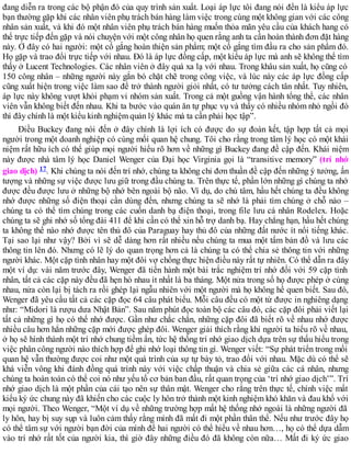 đang diễn ra trong các bộ phận đó của quy trình sản xuất. Loại áp lực tôi đang nói đến là kiểu áp lực
bạn thường gặp khi các nhân viên phụ trách bán hàng làm việc trong cùng một không gian với các công
nhân sản xuất, và khi đó một nhân viên phụ trách bán hàng muốn thỏa mãn yêu cầu của khách hang có
thể trực tiếp đến gặp và nói chuyện với một công nhân họ quen rằng anh ta cần hoàn thành đơn đặt hàng
này. Ở đây có hai người: một cố gắng hoàn thiện sản phẩm; một cố gắng tìm đầu ra cho sản phẩm đó.
Họ gặp và trao đổi trực tiếp với nhau. Đó là áp lực đồng cấp, một kiểu áp lực mà anh sẽ không thể tìm
thấy ở Lucent Technologies. Các nhân viên ở đây quá xa lạ với nhau. Trong khâu sản xuất, họ cũng có
150 công nhân – những người này gắn bó chặt chẽ trong công việc, và lúc này các áp lực đồng cấp
cũng xuất hiện trong việc làm sao để trở thành người giỏi nhất, có tư tưởng cách tân nhất. Tuy nhiên,
áp lực này không vượt khỏi phạm vi nhóm sản xuất. Trong cả một guồng vận hành tổng thể, các nhân
viên vẫn không biết đến nhau. Khi ta bước vào quán ăn tự phục vụ và thấy có nhiều nhóm nhỏ ngồi đó
thì đây chính là một kiểu kinh nghiệm quản lý khác mà ta cần phải học tập”.
Điều Buckey đang nói đến ở đây chính là lợi ích có được do sự đoàn kết, tập hợp tất cả mọi
người trong một doanh nghiệp có cùng mối quan hệ chung. Tôi cho rằng trong tâm lý học có một khái
niệm rất hữu ích có thể giúp mọi người hiểu rõ hơn về những gì Buckey đang đề cập đến. Khái niệm
này được nhà tâm lý học Daniel Wenger của Đại học Virginia gọi là “transitive memory” (trí nhớ
giao dịch) 17. Khi chúng ta nói đến trí nhớ, chúng ta không chỉ đơn thuần đề cập đến những ý tưởng, ấn
tượng và những sự việc được lưu giữ trong đầu chúng ta. Trên thực tế, phần lớn những gì chúng ta nhớ
được đều được lưu ở những bộ nhớ bên ngoài bộ não. Ví dụ, do chú tâm, hầu hết chúng ta đều không
nhớ được những số điện thoại cần dùng đến, nhưng chúng ta sẽ nhớ là phải tìm chúng ở chỗ nào –
chúng ta có thể tìm chúng trong các cuốn danh bạ điện thoại, trong file lưu cá nhân Rodelex. Hoặc
chúng ta sẽ ghi nhớ số tổng đài 411 để khi cần có thể xin hỗ trợ danh bạ. Hay chẳng hạn, hầu hết chúng
ta không thể nào nhớ được tên thủ đô của Paraguay hay thủ đô của những đất nước ít nổi tiếng khác.
Tại sao lại như vậy? Bởi vì sẽ dễ dàng hơn rất nhiều nếu chúng ta mua một tấm bản đồ và lưu các
thông tin lên đó. Nhưng có lẽ lý do quan trọng hơn cả là chúng ta có thể chia sẻ thông tin với những
người khác. Một cặp tình nhân hay một đôi vợ chồng thực hiện điều này rất tự nhiên. Có thể dẫn ra đây
một ví dụ: vài năm trước đây, Wenger đã tiến hành một bài trắc nghiệm trí nhớ đối với 59 cặp tình
nhân, tất cả các cặp này đều đã hẹn hò nhau ít nhất là ba tháng. Một nửa trong số họ được phép ở cùng
nhau, nửa còn lại bị tách ra rồi ghép lại ngẫu nhiên với một người mà họ không hề quen biết. Sau đó,
Wenger đã yêu cầu tất cả các cặp đọc 64 câu phát biểu. Mỗi câu đều có một từ được in nghiêng dạng
như: “Midori là rượu dưa Nhật Bản”. Sau năm phút đọc toàn bộ các câu đó, các cặp đôi phải viết lại
tất cả những gì họ có thể nhớ được. Gần như chắc chắn, những cặp đôi đã biết rõ về nhau nhớ được
nhiều câu hơn hẳn những cặp mới được ghép đôi. Wenger giải thích rằng khi người ta hiểu rõ về nhau,
ở họ sẽ hình thành một trí nhớ chung tiềm ẩn, tức hệ thống trí nhớ giao dịch dựa trên sự thấu hiểu trong
việc phân công người nào thích hợp để ghi nhớ loại thông tin gì. Wenger viết: “Sự phát triển trong mối
quan hệ vẫn thường được coi như một quá trình của sự tự bày tỏ, trao đổi với nhau. Mặc dù có thể sẽ
khá viễn vông khi đánh đồng quá trình này với việc chấp thuận và chia sẻ giữa các cá nhân, nhưng
chúng ta hoàn toàn có thể coi nó như yếu tố cơ bản ban đầu, rất quan trọng của ‘trí nhớ giao dịch’”. Trí
nhớ giao dịch là một phần của cái tạo nên sự thân mật. Wenger cho rằng trên thực tế, chính việc mất
kiểu ký ức chung này đã khiến cho các cuộc ly hôn trở thành một kinh nghiệm khó khăn và đau khổ với
mọi người. Theo Wenger, “Một ví dụ về những trường hợp mất hệ thống nhớ ngoài là những người đã
ly hôn, hay bị suy sụp và luôn cảm thấy rằng mình đã mất đi một phần thân thể. Nếu như trước đây họ
có thể tâm sự với người bạn đời của mình để hai người có thể hiểu về nhau hơn…, họ có thể dựa dẫm
vào trí nhớ rất tốt của người kia, thì giờ đây những điều đó đã không còn nữa… Mất đi ký ức giao
 
