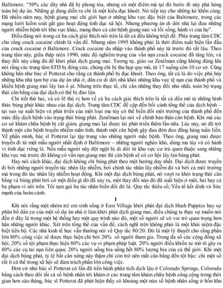 Baltimore. “50% các dãy nhà đã bị phong tỏa, nhưng có một điểm mà tại đó bước đi này phá hỏng
toàn bộ dự án. Những gì đang diễn ra chỉ là một kiểu đục khoét. Nó tiếp tay cho những kẻ khốn cùng.
Đã nhiều năm nay, bệnh giang mai chỉ giới hạn ở những khu vực đặc biệt của Baltimore, trong các
mạng lưới kiểm soát gắt gao hoạt động tình dục xã hội. Nhưng phương án di dời nhà lại đưa những
người nhiễm bệnh tới khu vực khác, mang theo cả căn bệnh giang mai và lối sống, hành vi của họ”.
Điều đáng nói trong cả ba cách giải thích nói trên là tất cả đều không triệt để. Phía trung tâm CDC
cho rằng crack cocaine chính là vấn đề. Nhưng năm 1995 không phải là thời điểm xuất hiện lần đầu
của crack cocaine ở Baltimore. Crack cocaine du nhập vào thành phố này từ trước đó rất lâu. Theo
trung tâm này, giữa thập niên 1990, mức độ nghiêm trọng của vấn nạn crack cocaine đã tăng lên, và
thay đổi này cũng đủ để khởi phát dịch giang mai. Tương tự, giáo sư Zenilman cũng không đúng khi
nói rằng các trung tâm STD bị đóng cửa, chúng chỉ bị thu hẹp quy mô, từ 17 xuống còn 10 cơ sở. Cũng
không hẳn như bác sĩ Potterat cho rằng cả thành phố bị đục khoét. Theo ông, tất cả là do việc phá hủy
những khu nhà tạm bợ của dự án nhà ở, dân cư di dời nhà khỏi những khu vực tệ nạn của thành phố và
khiến bệnh giang mai lây lan ồ ạt. Nhưng trên thực tế, chỉ cần những thay đổi nhỏ nhất, toàn bộ trạng
thái cân bằng của đại dịch có thể bị đảo lộn.
Chi tiết thứ hai, và có lẽ thú vị hơn về cả ba cách giải thích trên là tất cả đều mô tả những hình
thức bùng phát khác nhau của đại dịch. Trung tâm CDC đề cập đến bối cảnh tổng thể của dịch bệnh –
tại sao sự xuất hiện và phát triển của một loại ma túy có thể biến đổi môi trường của thành phố đến
mức đẩy dịch bệnh vào trạng thái bùng phát. Zenilman lại nói về chính bản thân căn bệnh. Khi mà các
cơ sở khám chữa bệnh bị cắt giảm, giang mai lại được tái phát triển thêm lần nữa. Lúc này, nó đã trở
thành một căn bệnh truyền nhiễm mãn tính, thành một căn bệnh gây đau đớn đeo đẳng hàng tuần liền.
Về phần mình, bác sĩ Potterat lại tập trung vào những người mắc bệnh. Theo ông, giang mai được
truyền đi từ một mẫu người nhất định ở Baltimore – những người nghèo khó, dùng ma túy và có hành
vi tình dục riêng lẻ. Nếu mẫu người này đột ngột bị di dời từ khu vực cư trú quen thuộc sang những
khu vực mà trước đó không có vấn nạn giang mai thì căn bệnh sẽ có cơ hội lây lan bùng phát.
Hay nói cách khác, đại dịch không chỉ bùng phát theo một hướng duy nhất. Đại dịch được truyền
đi bởi những người truyền tác nhân lây nhiễm, bởi chính tác nhân lây nhiễm đó và bởi cả môi trường
mà trong đó tác nhân lây nhiễm hoạt động. Khi một đại dịch bùng phát, nó vượt ra khỏi trạng thái cân
bằng và bùng phát bởi có một điều gì đó đã xảy ra, một thay đổi nào đó đã xuất hiện ở một, hai hay cả
ba phạm vi nói trên. Tôi tạm gọi ba tác nhân biến đổi đó là: Quy tắc thiểu số; Yếu tố kết dính và Sức
mạnh của hoàn cảnh.
1
Khi nói rằng một nhóm trẻ em sinh sống ở East Village khởi phát đại dịch Hush Puppies hay sự
phân bố dân cư của một số dự án nhà ở làm khởi phát dịch giang mai, điều chúng ta thực sự muốn nói
đến ở đây là trong một hệ thống hay một quy trình nào đó, một số người sẽ có vai trò quan trọng hơn
hẳn những người khác. Xét trên tổng thể của vấn đề, cách nghĩ trên không phải là một khái niệm đặc
biệt tiến bộ. Các nhà kinh tế học vẫn thường nói về Quy tắc 80/20. Đó là một lý thuyết cho rằng phần
lớn 80% công việc sẽ được thực hiện chỉ bởi 20% số người tham gia. Trong đa số các cộng đồng xã
hội, 20% số tội phạm thực hiện 80% các vụ vi phạm pháp luật. 20% người điều khiển xe mô tô gây ra
80% các cụ tai nạn liên quan. 20% người uống bia uống hết 80% lượng bia của cả thế giới. Khi một
đại dịch bùng phát, tỷ lệ bất cân xứng này thậm chí còn trở nên mất cân bằng đến tột bậc: chỉ một số
rất ít cá thể trong xã hội sẽ đảm trách phần lớn công việc.
Đơn cử như bác sĩ Potterat có lần đã tiến hành phân tích dịch lậu ở Colorado Springs, Colorado
bằng cách theo dõi tất cả số bệnh nhân tới khám ở các trung tâm khám chữa bệnh công cộng trong thời
gian hơn sáu tháng, bác sĩ Potterat đã phát hiện thấy có khoảng một nửa số bệnh nhân sống ở bốn khu
 